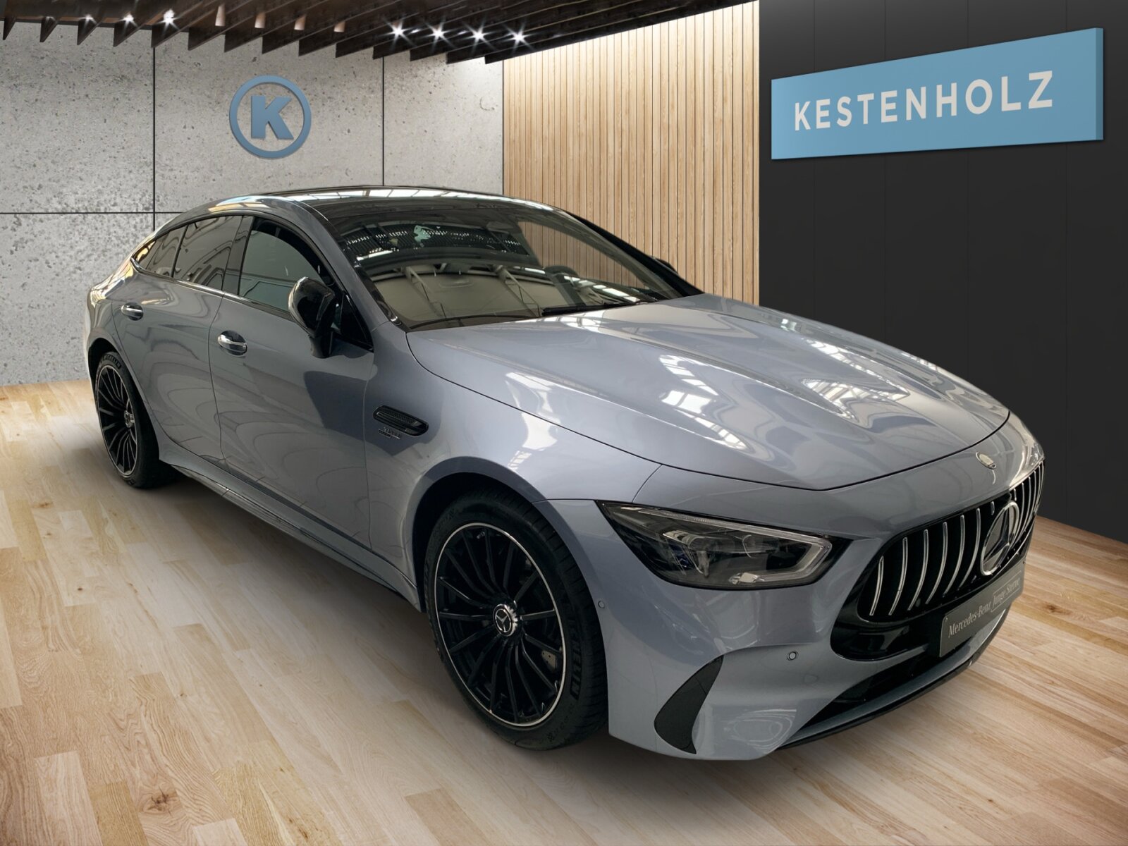 Ausstattungslinien und -Pakete:  Ablage-Paket,   AMG Night-Paket Exterieur:  Assistenz-Paket,   Memory-Paket:  Park-Paket mit Rückfahrkamera:  Spiegel-Paket:  V8-Styling-Paket ExterieurExterieur:  50,8 cm (20") AMG Leichtmetallräder im Vielspeichen-Design:  AMG-Fahrzeug-Baumuster Entry,   AMG DYNAMIC SELECT,   AMG Lichtinszenierung,   AMG Performance-Abgasanlage schaltbar,   AMG Ride Control Fahrwerk:  Außenspiegel elektrisch anklappbar:  Bremssättel silberfarben lackiert,   Fahrzeug mit Linkslenkung,   Fahrzeugschutzabdeckung,   Identifikationsschild mit VIN-Nummer,   Kraftstoffbehälter (80 Liter),   Mild Hybrid Antrieb,   Multibeam LED:  Scheibenwaschanlage beheizt,   Speed- und Loadindex 104Y XL +105Y XL,   Steuer-Code - Funktion GSR-ISA,   Steuercode Demo Car,   Steuercode Demo Car MIG,   Steuercode Umstellung WLTP mit RDE,   Wärmedämmend dunkel getöntes GlasInterieur:  Ambientebeleuchtung:  AMG Lenkradtasten,   AMG Performance Lenkrad in Leder Nappa / Mikrofaser MICROCUT,   Bedienungsanleitung und Serviceinformation - deutsch,   Beifahrersitz mit Gewichtserkennung WSS,   Doppelcupholder:  EASY-PACK Quickfold:  Fondsitzbank 3-sitzig,   Innenhimmel Stoff schwarz,   Klimatisierungsautomatik THERMATIC:  Polsterung Ledernachbildung ARTICO / Mikrofaser MICROCUT,   Serviceintervall 25.000 km:  Sitzheizung für Fahrer und Beifahrer,   Sitzheizung im Fond:  Touchpad:  Windowbags:  Zierelemente Klavierlackoptik schwarzMultimedia:  Android Auto:  Apple CarPlay:  Burmester® Surround-Soundsystem:  Digitales Extra: AMG TRACK PACE,   Digitales Extra: Erweiterte Funktionen MBUX,   Digitales Extra: Festplatten-Navigation,   Digitales Extra: MBUX Navigation Premium,   Digitales Extra: Remote Services Plus,   Digitales Extra: Smartphone Integration,   Digitales Extra: Vorrüstung für Live Traffic Information,   Digitales Extra: Vorrüstung für MBUX Entertainment,   Digitales Extra: Vorrüstung für Navigationsdienste,   Digitales Radio:  GPS-Antenne,   Head-Up Display:  Headunit Länderset für ECE (NTG 7),   Kommunikationsmodul (LTE) für die Nutzung von Mercedes me connect Diensten,   MBUX Multimediasystem:  Mercedes-Benz Notrufsystem:  Soundpersonalisierung,   Sprache Kombiinstrument - deutsch,   Techn. Kommunikationsmodulvariante für ECE,   Telefon-Antenne,   Vorrüstung für digitales Radio:  Widescreen Cockpit:Komfort und Umwelt:  360°-Kamera:  Adaptiver Fernlicht-Assistent Plus:  Aktiver Geschwindigkeitslimit-Assistent:  Aktiver Lenk-Assistent:  Aktiver Park-Assistent mit PARKTRONIC:  Aktiver Spurhalte-Assistent:  aktive Verstelldämpfung "Normally open",   AMG SPEEDSHIFT TCT 9G,   Digitales Extra: Verkehrszeichen-Assistent,   Easy-Pack Heckklappe:  Erweitertes automatisches Wiederanfahren im Stau,   Hands-Free Access,   i-Size Kindersitzbefestigung,   Keyless-Go,   Keyless-Go Komfort Paket,   Kraftstofftanksystem für EU6d-Norm:  Ottopartikelfilter:  Panoramadach:  Passive Personenanwesenheitserinnerung,   Softwaresteuerung für Kraftfrei in Stellung D,   Spiegel automatisch abblendend,   Streckenbasierte Geschwindigkeitsanpassung,   Totwinkel-Assistent:Sicherheit:  Aktiver Abstands-Assistent DISTRONIC:  Ausstiegswarnfunktion,   Deaktivierung Schließrückmeldung über Fanfare,   Einbruch- und Diebstahl-Warnanlage (EDW):  Fond-Sicherheitsgurt mit Gurtkraftbegrenzer,   Fondgurt-Statusanzeige im Kombiinstrument,   GUARD 360° Fahrzeugschutz Plus mit Digitalen Extras,   Innenraumabsicherung,   Innenraumabsicherung über Fahrzeughupe,   Kneebag:  Lenkradbedienung für Aktiven Abstands-Assistent DISTRONIC,   PRE-SAFE ® -System:  Rating Länderset EURO-NCAP,   Reifendruckkontrolle (RDK):  Sidebags für Fahrer und Beif. (komb.Thorax-/Pelvisbag),   Vorrüstung für GUARD 360° ServicesWeiteres:  CONTROL CODE WLTP 3RD ACT,   INDIVIDUALISIERUNG,   Kältemittel 1234yf,   LAND-SAMMLER FUER RED-ZERTIFIZIERUNG F. HU ECE,   Modelljahrcode,   Produktionsstandort Fahrzeug Valmet,   STEUERCODE - HERMES 2.1B - LANDSAMMLER,   STEUERCODE SPURKORREKTUR UEB. LENKEINGRIFF,   Steuercode Vertrieb  f. Code 475,   UMSTELLUNG AUF UN ECE R100 AENDERUNGSSTAND 3,   WIPPS-Laender WEU+COC.