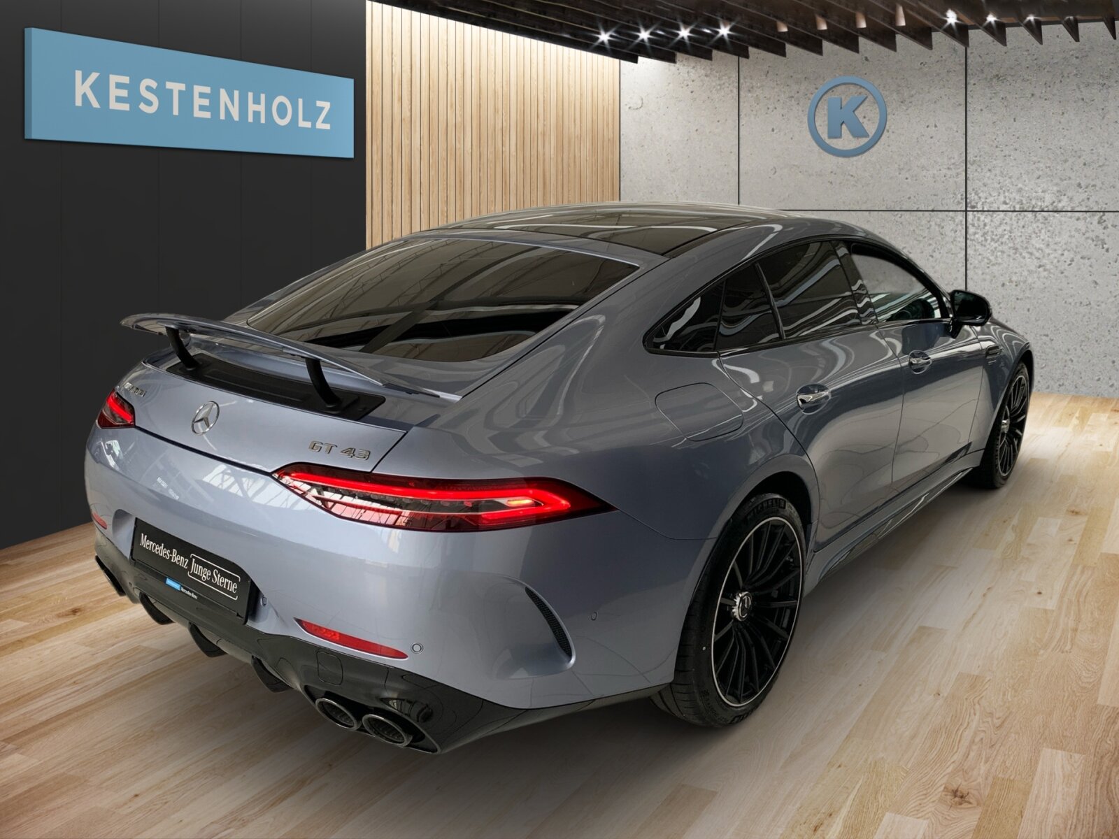 Ausstattungslinien und -Pakete:  Ablage-Paket,   AMG Night-Paket Exterieur:  Assistenz-Paket,   Memory-Paket:  Park-Paket mit Rückfahrkamera:  Spiegel-Paket:  V8-Styling-Paket ExterieurExterieur:  50,8 cm (20") AMG Leichtmetallräder im Vielspeichen-Design:  AMG-Fahrzeug-Baumuster Entry,   AMG DYNAMIC SELECT,   AMG Lichtinszenierung,   AMG Performance-Abgasanlage schaltbar,   AMG Ride Control Fahrwerk:  Außenspiegel elektrisch anklappbar:  Bremssättel silberfarben lackiert,   Fahrzeug mit Linkslenkung,   Fahrzeugschutzabdeckung,   Identifikationsschild mit VIN-Nummer,   Kraftstoffbehälter (80 Liter),   Mild Hybrid Antrieb,   Multibeam LED:  Scheibenwaschanlage beheizt,   Speed- und Loadindex 104Y XL +105Y XL,   Steuer-Code - Funktion GSR-ISA,   Steuercode Demo Car,   Steuercode Demo Car MIG,   Steuercode Umstellung WLTP mit RDE,   Wärmedämmend dunkel getöntes GlasInterieur:  Ambientebeleuchtung:  AMG Lenkradtasten,   AMG Performance Lenkrad in Leder Nappa / Mikrofaser MICROCUT,   Bedienungsanleitung und Serviceinformation - deutsch,   Beifahrersitz mit Gewichtserkennung WSS,   Doppelcupholder:  EASY-PACK Quickfold:  Fondsitzbank 3-sitzig,   Innenhimmel Stoff schwarz,   Klimatisierungsautomatik THERMATIC:  Polsterung Ledernachbildung ARTICO / Mikrofaser MICROCUT,   Serviceintervall 25.000 km:  Sitzheizung für Fahrer und Beifahrer,   Sitzheizung im Fond:  Touchpad:  Windowbags:  Zierelemente Klavierlackoptik schwarzMultimedia:  Android Auto:  Apple CarPlay:  Burmester® Surround-Soundsystem:  Digitales Extra: AMG TRACK PACE,   Digitales Extra: Erweiterte Funktionen MBUX,   Digitales Extra: Festplatten-Navigation,   Digitales Extra: MBUX Navigation Premium,   Digitales Extra: Remote Services Plus,   Digitales Extra: Smartphone Integration,   Digitales Extra: Vorrüstung für Live Traffic Information,   Digitales Extra: Vorrüstung für MBUX Entertainment,   Digitales Extra: Vorrüstung für Navigationsdienste,   Digitales Radio:  GPS-Antenne,   Head-Up Display:  Headunit Länderset für ECE (NTG 7),   Kommunikationsmodul (LTE) für die Nutzung von Mercedes me connect Diensten,   MBUX Multimediasystem:  Mercedes-Benz Notrufsystem:  Soundpersonalisierung,   Sprache Kombiinstrument - deutsch,   Techn. Kommunikationsmodulvariante für ECE,   Telefon-Antenne,   Vorrüstung für digitales Radio:  Widescreen Cockpit:Komfort und Umwelt:  360°-Kamera:  Adaptiver Fernlicht-Assistent Plus:  Aktiver Geschwindigkeitslimit-Assistent:  Aktiver Lenk-Assistent:  Aktiver Park-Assistent mit PARKTRONIC:  Aktiver Spurhalte-Assistent:  aktive Verstelldämpfung "Normally open",   AMG SPEEDSHIFT TCT 9G,   Digitales Extra: Verkehrszeichen-Assistent,   Easy-Pack Heckklappe:  Erweitertes automatisches Wiederanfahren im Stau,   Hands-Free Access,   i-Size Kindersitzbefestigung,   Keyless-Go,   Keyless-Go Komfort Paket,   Kraftstofftanksystem für EU6d-Norm:  Ottopartikelfilter:  Panoramadach:  Passive Personenanwesenheitserinnerung,   Softwaresteuerung für Kraftfrei in Stellung D,   Spiegel automatisch abblendend,   Streckenbasierte Geschwindigkeitsanpassung,   Totwinkel-Assistent:Sicherheit:  Aktiver Abstands-Assistent DISTRONIC:  Ausstiegswarnfunktion,   Deaktivierung Schließrückmeldung über Fanfare,   Einbruch- und Diebstahl-Warnanlage (EDW):  Fond-Sicherheitsgurt mit Gurtkraftbegrenzer,   Fondgurt-Statusanzeige im Kombiinstrument,   GUARD 360° Fahrzeugschutz Plus mit Digitalen Extras,   Innenraumabsicherung,   Innenraumabsicherung über Fahrzeughupe,   Kneebag:  Lenkradbedienung für Aktiven Abstands-Assistent DISTRONIC,   PRE-SAFE ® -System:  Rating Länderset EURO-NCAP,   Reifendruckkontrolle (RDK):  Sidebags für Fahrer und Beif. (komb.Thorax-/Pelvisbag),   Vorrüstung für GUARD 360° ServicesWeiteres:  CONTROL CODE WLTP 3RD ACT,   INDIVIDUALISIERUNG,   Kältemittel 1234yf,   LAND-SAMMLER FUER RED-ZERTIFIZIERUNG F. HU ECE,   Modelljahrcode,   Produktionsstandort Fahrzeug Valmet,   STEUERCODE - HERMES 2.1B - LANDSAMMLER,   STEUERCODE SPURKORREKTUR UEB. LENKEINGRIFF,   Steuercode Vertrieb  f. Code 475,   UMSTELLUNG AUF UN ECE R100 AENDERUNGSSTAND 3,   WIPPS-Laender WEU+COC.