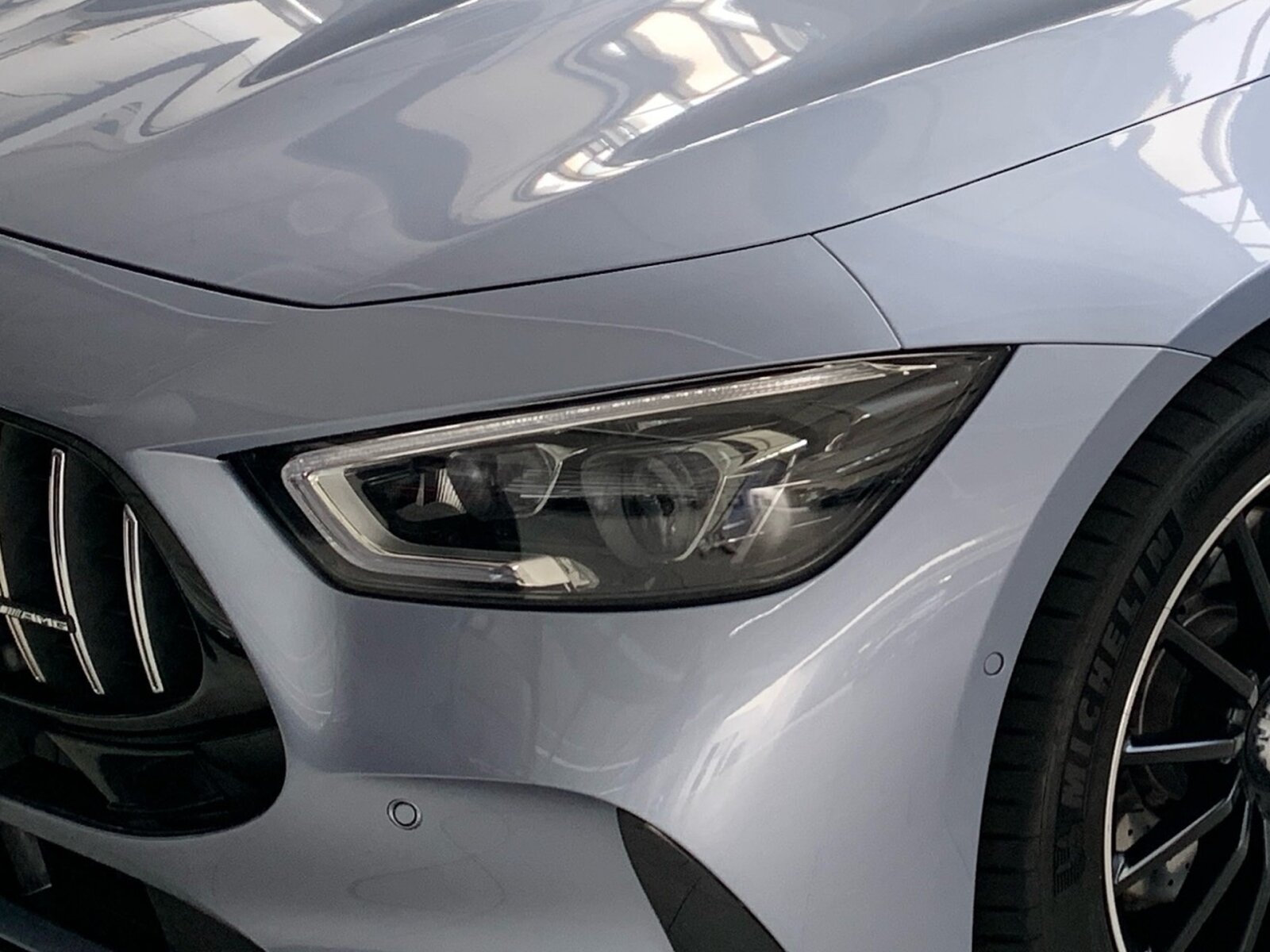 Ausstattungslinien und -Pakete:  Ablage-Paket,   AMG Night-Paket Exterieur:  Assistenz-Paket,   Memory-Paket:  Park-Paket mit Rückfahrkamera:  Spiegel-Paket:  V8-Styling-Paket ExterieurExterieur:  50,8 cm (20") AMG Leichtmetallräder im Vielspeichen-Design:  AMG-Fahrzeug-Baumuster Entry,   AMG DYNAMIC SELECT,   AMG Lichtinszenierung,   AMG Performance-Abgasanlage schaltbar,   AMG Ride Control Fahrwerk:  Außenspiegel elektrisch anklappbar:  Bremssättel silberfarben lackiert,   Fahrzeug mit Linkslenkung,   Fahrzeugschutzabdeckung,   Identifikationsschild mit VIN-Nummer,   Kraftstoffbehälter (80 Liter),   Mild Hybrid Antrieb,   Multibeam LED:  Scheibenwaschanlage beheizt,   Speed- und Loadindex 104Y XL +105Y XL,   Steuer-Code - Funktion GSR-ISA,   Steuercode Demo Car,   Steuercode Demo Car MIG,   Steuercode Umstellung WLTP mit RDE,   Wärmedämmend dunkel getöntes GlasInterieur:  Ambientebeleuchtung:  AMG Lenkradtasten,   AMG Performance Lenkrad in Leder Nappa / Mikrofaser MICROCUT,   Bedienungsanleitung und Serviceinformation - deutsch,   Beifahrersitz mit Gewichtserkennung WSS,   Doppelcupholder:  EASY-PACK Quickfold:  Fondsitzbank 3-sitzig,   Innenhimmel Stoff schwarz,   Klimatisierungsautomatik THERMATIC:  Polsterung Ledernachbildung ARTICO / Mikrofaser MICROCUT,   Serviceintervall 25.000 km:  Sitzheizung für Fahrer und Beifahrer,   Sitzheizung im Fond:  Touchpad:  Windowbags:  Zierelemente Klavierlackoptik schwarzMultimedia:  Android Auto:  Apple CarPlay:  Burmester® Surround-Soundsystem:  Digitales Extra: AMG TRACK PACE,   Digitales Extra: Erweiterte Funktionen MBUX,   Digitales Extra: Festplatten-Navigation,   Digitales Extra: MBUX Navigation Premium,   Digitales Extra: Remote Services Plus,   Digitales Extra: Smartphone Integration,   Digitales Extra: Vorrüstung für Live Traffic Information,   Digitales Extra: Vorrüstung für MBUX Entertainment,   Digitales Extra: Vorrüstung für Navigationsdienste,   Digitales Radio:  GPS-Antenne,   Head-Up Display:  Headunit Länderset für ECE (NTG 7),   Kommunikationsmodul (LTE) für die Nutzung von Mercedes me connect Diensten,   MBUX Multimediasystem:  Mercedes-Benz Notrufsystem:  Soundpersonalisierung,   Sprache Kombiinstrument - deutsch,   Techn. Kommunikationsmodulvariante für ECE,   Telefon-Antenne,   Vorrüstung für digitales Radio:  Widescreen Cockpit:Komfort und Umwelt:  360°-Kamera:  Adaptiver Fernlicht-Assistent Plus:  Aktiver Geschwindigkeitslimit-Assistent:  Aktiver Lenk-Assistent:  Aktiver Park-Assistent mit PARKTRONIC:  Aktiver Spurhalte-Assistent:  aktive Verstelldämpfung "Normally open",   AMG SPEEDSHIFT TCT 9G,   Digitales Extra: Verkehrszeichen-Assistent,   Easy-Pack Heckklappe:  Erweitertes automatisches Wiederanfahren im Stau,   Hands-Free Access,   i-Size Kindersitzbefestigung,   Keyless-Go,   Keyless-Go Komfort Paket,   Kraftstofftanksystem für EU6d-Norm:  Ottopartikelfilter:  Panoramadach:  Passive Personenanwesenheitserinnerung,   Softwaresteuerung für Kraftfrei in Stellung D,   Spiegel automatisch abblendend,   Streckenbasierte Geschwindigkeitsanpassung,   Totwinkel-Assistent:Sicherheit:  Aktiver Abstands-Assistent DISTRONIC:  Ausstiegswarnfunktion,   Deaktivierung Schließrückmeldung über Fanfare,   Einbruch- und Diebstahl-Warnanlage (EDW):  Fond-Sicherheitsgurt mit Gurtkraftbegrenzer,   Fondgurt-Statusanzeige im Kombiinstrument,   GUARD 360° Fahrzeugschutz Plus mit Digitalen Extras,   Innenraumabsicherung,   Innenraumabsicherung über Fahrzeughupe,   Kneebag:  Lenkradbedienung für Aktiven Abstands-Assistent DISTRONIC,   PRE-SAFE ® -System:  Rating Länderset EURO-NCAP,   Reifendruckkontrolle (RDK):  Sidebags für Fahrer und Beif. (komb.Thorax-/Pelvisbag),   Vorrüstung für GUARD 360° ServicesWeiteres:  CONTROL CODE WLTP 3RD ACT,   INDIVIDUALISIERUNG,   Kältemittel 1234yf,   LAND-SAMMLER FUER RED-ZERTIFIZIERUNG F. HU ECE,   Modelljahrcode,   Produktionsstandort Fahrzeug Valmet,   STEUERCODE - HERMES 2.1B - LANDSAMMLER,   STEUERCODE SPURKORREKTUR UEB. LENKEINGRIFF,   Steuercode Vertrieb  f. Code 475,   UMSTELLUNG AUF UN ECE R100 AENDERUNGSSTAND 3,   WIPPS-Laender WEU+COC.