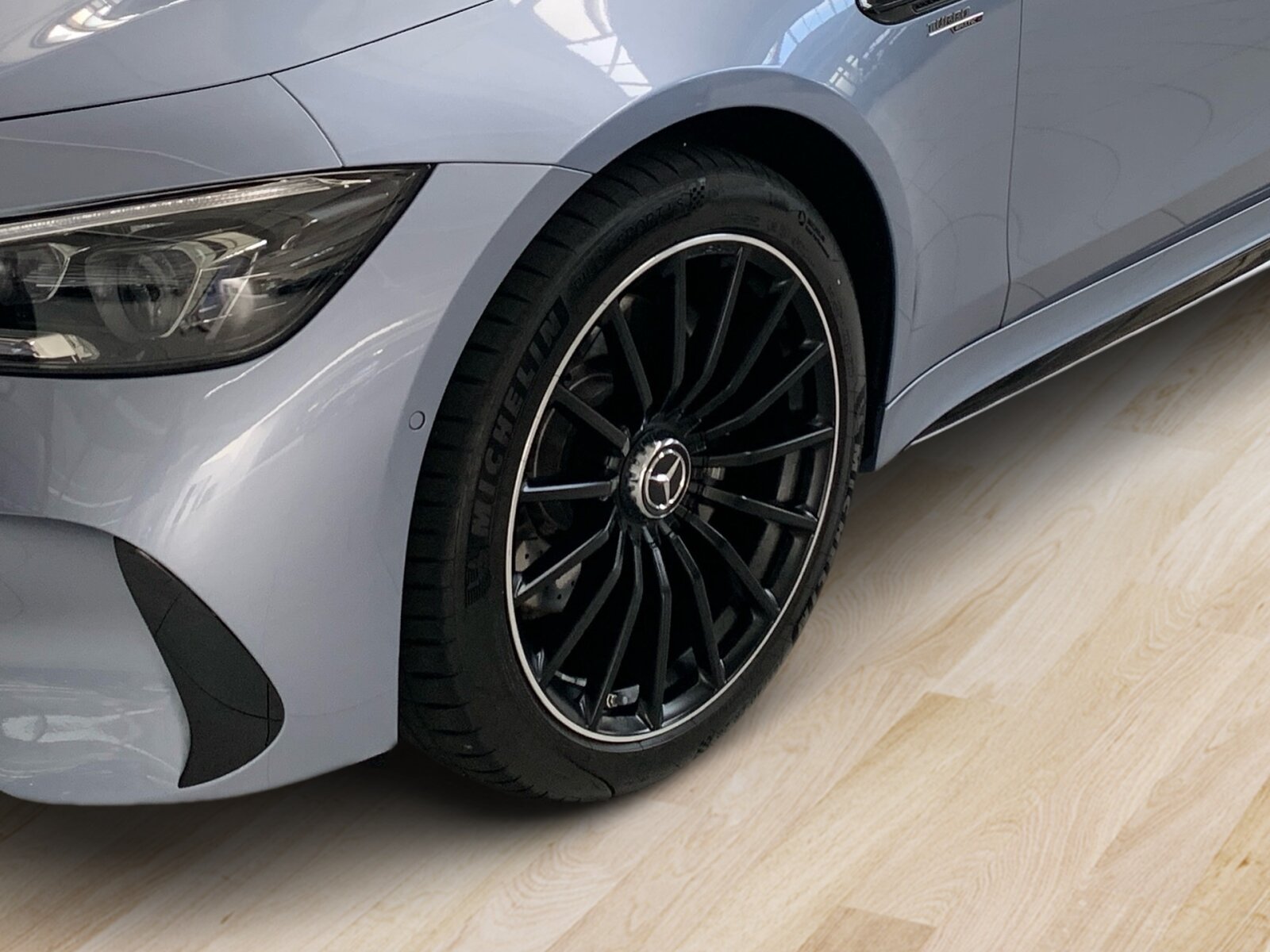 Ausstattungslinien und -Pakete:  Ablage-Paket,   AMG Night-Paket Exterieur:  Assistenz-Paket,   Memory-Paket:  Park-Paket mit Rückfahrkamera:  Spiegel-Paket:  V8-Styling-Paket ExterieurExterieur:  50,8 cm (20") AMG Leichtmetallräder im Vielspeichen-Design:  AMG-Fahrzeug-Baumuster Entry,   AMG DYNAMIC SELECT,   AMG Lichtinszenierung,   AMG Performance-Abgasanlage schaltbar,   AMG Ride Control Fahrwerk:  Außenspiegel elektrisch anklappbar:  Bremssättel silberfarben lackiert,   Fahrzeug mit Linkslenkung,   Fahrzeugschutzabdeckung,   Identifikationsschild mit VIN-Nummer,   Kraftstoffbehälter (80 Liter),   Mild Hybrid Antrieb,   Multibeam LED:  Scheibenwaschanlage beheizt,   Speed- und Loadindex 104Y XL +105Y XL,   Steuer-Code - Funktion GSR-ISA,   Steuercode Demo Car,   Steuercode Demo Car MIG,   Steuercode Umstellung WLTP mit RDE,   Wärmedämmend dunkel getöntes GlasInterieur:  Ambientebeleuchtung:  AMG Lenkradtasten,   AMG Performance Lenkrad in Leder Nappa / Mikrofaser MICROCUT,   Bedienungsanleitung und Serviceinformation - deutsch,   Beifahrersitz mit Gewichtserkennung WSS,   Doppelcupholder:  EASY-PACK Quickfold:  Fondsitzbank 3-sitzig,   Innenhimmel Stoff schwarz,   Klimatisierungsautomatik THERMATIC:  Polsterung Ledernachbildung ARTICO / Mikrofaser MICROCUT,   Serviceintervall 25.000 km:  Sitzheizung für Fahrer und Beifahrer,   Sitzheizung im Fond:  Touchpad:  Windowbags:  Zierelemente Klavierlackoptik schwarzMultimedia:  Android Auto:  Apple CarPlay:  Burmester® Surround-Soundsystem:  Digitales Extra: AMG TRACK PACE,   Digitales Extra: Erweiterte Funktionen MBUX,   Digitales Extra: Festplatten-Navigation,   Digitales Extra: MBUX Navigation Premium,   Digitales Extra: Remote Services Plus,   Digitales Extra: Smartphone Integration,   Digitales Extra: Vorrüstung für Live Traffic Information,   Digitales Extra: Vorrüstung für MBUX Entertainment,   Digitales Extra: Vorrüstung für Navigationsdienste,   Digitales Radio:  GPS-Antenne,   Head-Up Display:  Headunit Länderset für ECE (NTG 7),   Kommunikationsmodul (LTE) für die Nutzung von Mercedes me connect Diensten,   MBUX Multimediasystem:  Mercedes-Benz Notrufsystem:  Soundpersonalisierung,   Sprache Kombiinstrument - deutsch,   Techn. Kommunikationsmodulvariante für ECE,   Telefon-Antenne,   Vorrüstung für digitales Radio:  Widescreen Cockpit:Komfort und Umwelt:  360°-Kamera:  Adaptiver Fernlicht-Assistent Plus:  Aktiver Geschwindigkeitslimit-Assistent:  Aktiver Lenk-Assistent:  Aktiver Park-Assistent mit PARKTRONIC:  Aktiver Spurhalte-Assistent:  aktive Verstelldämpfung "Normally open",   AMG SPEEDSHIFT TCT 9G,   Digitales Extra: Verkehrszeichen-Assistent,   Easy-Pack Heckklappe:  Erweitertes automatisches Wiederanfahren im Stau,   Hands-Free Access,   i-Size Kindersitzbefestigung,   Keyless-Go,   Keyless-Go Komfort Paket,   Kraftstofftanksystem für EU6d-Norm:  Ottopartikelfilter:  Panoramadach:  Passive Personenanwesenheitserinnerung,   Softwaresteuerung für Kraftfrei in Stellung D,   Spiegel automatisch abblendend,   Streckenbasierte Geschwindigkeitsanpassung,   Totwinkel-Assistent:Sicherheit:  Aktiver Abstands-Assistent DISTRONIC:  Ausstiegswarnfunktion,   Deaktivierung Schließrückmeldung über Fanfare,   Einbruch- und Diebstahl-Warnanlage (EDW):  Fond-Sicherheitsgurt mit Gurtkraftbegrenzer,   Fondgurt-Statusanzeige im Kombiinstrument,   GUARD 360° Fahrzeugschutz Plus mit Digitalen Extras,   Innenraumabsicherung,   Innenraumabsicherung über Fahrzeughupe,   Kneebag:  Lenkradbedienung für Aktiven Abstands-Assistent DISTRONIC,   PRE-SAFE ® -System:  Rating Länderset EURO-NCAP,   Reifendruckkontrolle (RDK):  Sidebags für Fahrer und Beif. (komb.Thorax-/Pelvisbag),   Vorrüstung für GUARD 360° ServicesWeiteres:  CONTROL CODE WLTP 3RD ACT,   INDIVIDUALISIERUNG,   Kältemittel 1234yf,   LAND-SAMMLER FUER RED-ZERTIFIZIERUNG F. HU ECE,   Modelljahrcode,   Produktionsstandort Fahrzeug Valmet,   STEUERCODE - HERMES 2.1B - LANDSAMMLER,   STEUERCODE SPURKORREKTUR UEB. LENKEINGRIFF,   Steuercode Vertrieb  f. Code 475,   UMSTELLUNG AUF UN ECE R100 AENDERUNGSSTAND 3,   WIPPS-Laender WEU+COC.