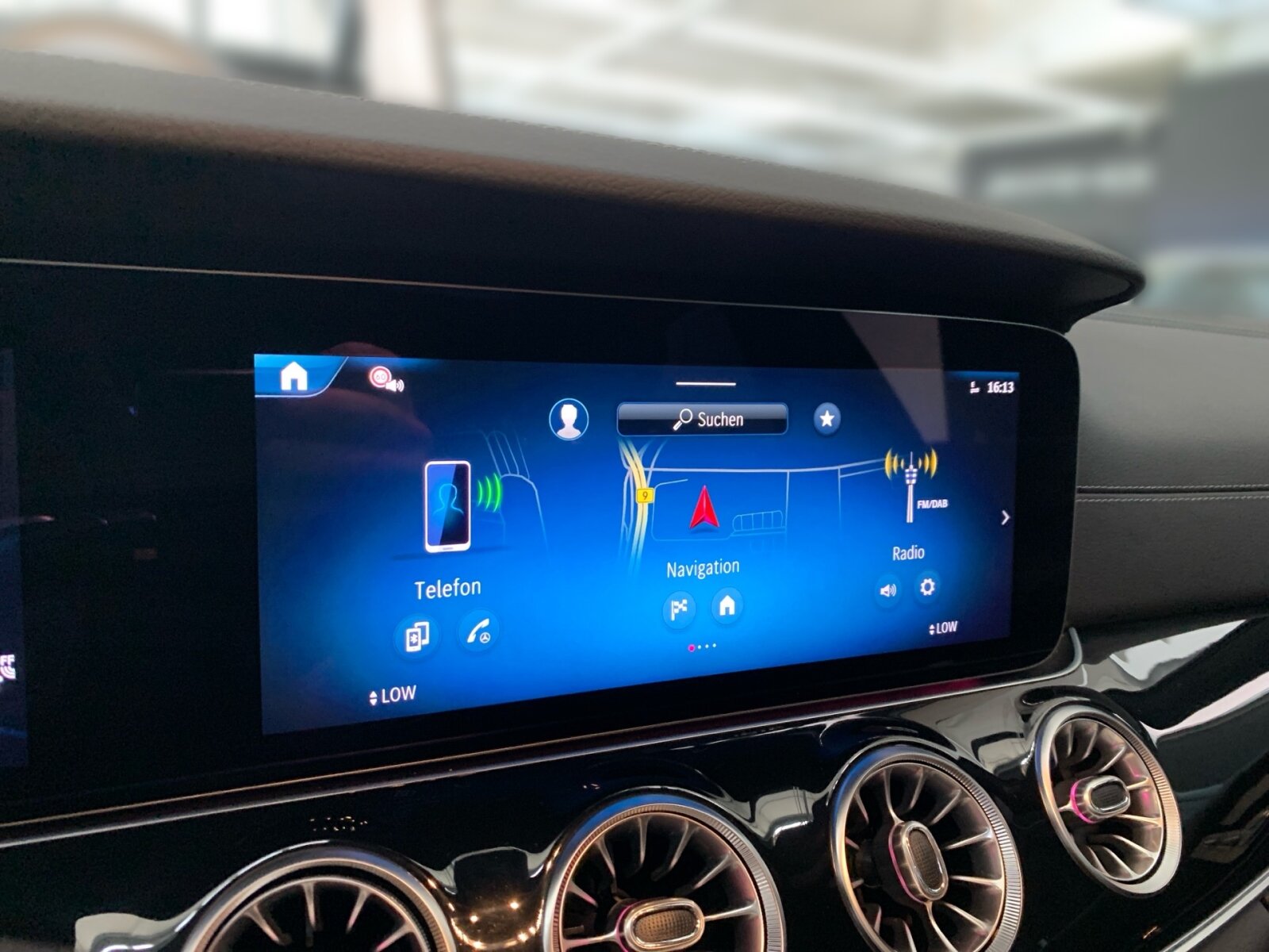 Ausstattungslinien und -Pakete:  Ablage-Paket,   AMG Night-Paket Exterieur:  Assistenz-Paket,   Memory-Paket:  Park-Paket mit Rückfahrkamera:  Spiegel-Paket:  V8-Styling-Paket ExterieurExterieur:  50,8 cm (20") AMG Leichtmetallräder im Vielspeichen-Design:  AMG-Fahrzeug-Baumuster Entry,   AMG DYNAMIC SELECT,   AMG Lichtinszenierung,   AMG Performance-Abgasanlage schaltbar,   AMG Ride Control Fahrwerk:  Außenspiegel elektrisch anklappbar:  Bremssättel silberfarben lackiert,   Fahrzeug mit Linkslenkung,   Fahrzeugschutzabdeckung,   Identifikationsschild mit VIN-Nummer,   Kraftstoffbehälter (80 Liter),   Mild Hybrid Antrieb,   Multibeam LED:  Scheibenwaschanlage beheizt,   Speed- und Loadindex 104Y XL +105Y XL,   Steuer-Code - Funktion GSR-ISA,   Steuercode Demo Car,   Steuercode Demo Car MIG,   Steuercode Umstellung WLTP mit RDE,   Wärmedämmend dunkel getöntes GlasInterieur:  Ambientebeleuchtung:  AMG Lenkradtasten,   AMG Performance Lenkrad in Leder Nappa / Mikrofaser MICROCUT,   Bedienungsanleitung und Serviceinformation - deutsch,   Beifahrersitz mit Gewichtserkennung WSS,   Doppelcupholder:  EASY-PACK Quickfold:  Fondsitzbank 3-sitzig,   Innenhimmel Stoff schwarz,   Klimatisierungsautomatik THERMATIC:  Polsterung Ledernachbildung ARTICO / Mikrofaser MICROCUT,   Serviceintervall 25.000 km:  Sitzheizung für Fahrer und Beifahrer,   Sitzheizung im Fond:  Touchpad:  Windowbags:  Zierelemente Klavierlackoptik schwarzMultimedia:  Android Auto:  Apple CarPlay:  Burmester® Surround-Soundsystem:  Digitales Extra: AMG TRACK PACE,   Digitales Extra: Erweiterte Funktionen MBUX,   Digitales Extra: Festplatten-Navigation,   Digitales Extra: MBUX Navigation Premium,   Digitales Extra: Remote Services Plus,   Digitales Extra: Smartphone Integration,   Digitales Extra: Vorrüstung für Live Traffic Information,   Digitales Extra: Vorrüstung für MBUX Entertainment,   Digitales Extra: Vorrüstung für Navigationsdienste,   Digitales Radio:  GPS-Antenne,   Head-Up Display:  Headunit Länderset für ECE (NTG 7),   Kommunikationsmodul (LTE) für die Nutzung von Mercedes me connect Diensten,   MBUX Multimediasystem:  Mercedes-Benz Notrufsystem:  Soundpersonalisierung,   Sprache Kombiinstrument - deutsch,   Techn. Kommunikationsmodulvariante für ECE,   Telefon-Antenne,   Vorrüstung für digitales Radio:  Widescreen Cockpit:Komfort und Umwelt:  360°-Kamera:  Adaptiver Fernlicht-Assistent Plus:  Aktiver Geschwindigkeitslimit-Assistent:  Aktiver Lenk-Assistent:  Aktiver Park-Assistent mit PARKTRONIC:  Aktiver Spurhalte-Assistent:  aktive Verstelldämpfung "Normally open",   AMG SPEEDSHIFT TCT 9G,   Digitales Extra: Verkehrszeichen-Assistent,   Easy-Pack Heckklappe:  Erweitertes automatisches Wiederanfahren im Stau,   Hands-Free Access,   i-Size Kindersitzbefestigung,   Keyless-Go,   Keyless-Go Komfort Paket,   Kraftstofftanksystem für EU6d-Norm:  Ottopartikelfilter:  Panoramadach:  Passive Personenanwesenheitserinnerung,   Softwaresteuerung für Kraftfrei in Stellung D,   Spiegel automatisch abblendend,   Streckenbasierte Geschwindigkeitsanpassung,   Totwinkel-Assistent:Sicherheit:  Aktiver Abstands-Assistent DISTRONIC:  Ausstiegswarnfunktion,   Deaktivierung Schließrückmeldung über Fanfare,   Einbruch- und Diebstahl-Warnanlage (EDW):  Fond-Sicherheitsgurt mit Gurtkraftbegrenzer,   Fondgurt-Statusanzeige im Kombiinstrument,   GUARD 360° Fahrzeugschutz Plus mit Digitalen Extras,   Innenraumabsicherung,   Innenraumabsicherung über Fahrzeughupe,   Kneebag:  Lenkradbedienung für Aktiven Abstands-Assistent DISTRONIC,   PRE-SAFE ® -System:  Rating Länderset EURO-NCAP,   Reifendruckkontrolle (RDK):  Sidebags für Fahrer und Beif. (komb.Thorax-/Pelvisbag),   Vorrüstung für GUARD 360° ServicesWeiteres:  CONTROL CODE WLTP 3RD ACT,   INDIVIDUALISIERUNG,   Kältemittel 1234yf,   LAND-SAMMLER FUER RED-ZERTIFIZIERUNG F. HU ECE,   Modelljahrcode,   Produktionsstandort Fahrzeug Valmet,   STEUERCODE - HERMES 2.1B - LANDSAMMLER,   STEUERCODE SPURKORREKTUR UEB. LENKEINGRIFF,   Steuercode Vertrieb  f. Code 475,   UMSTELLUNG AUF UN ECE R100 AENDERUNGSSTAND 3,   WIPPS-Laender WEU+COC.