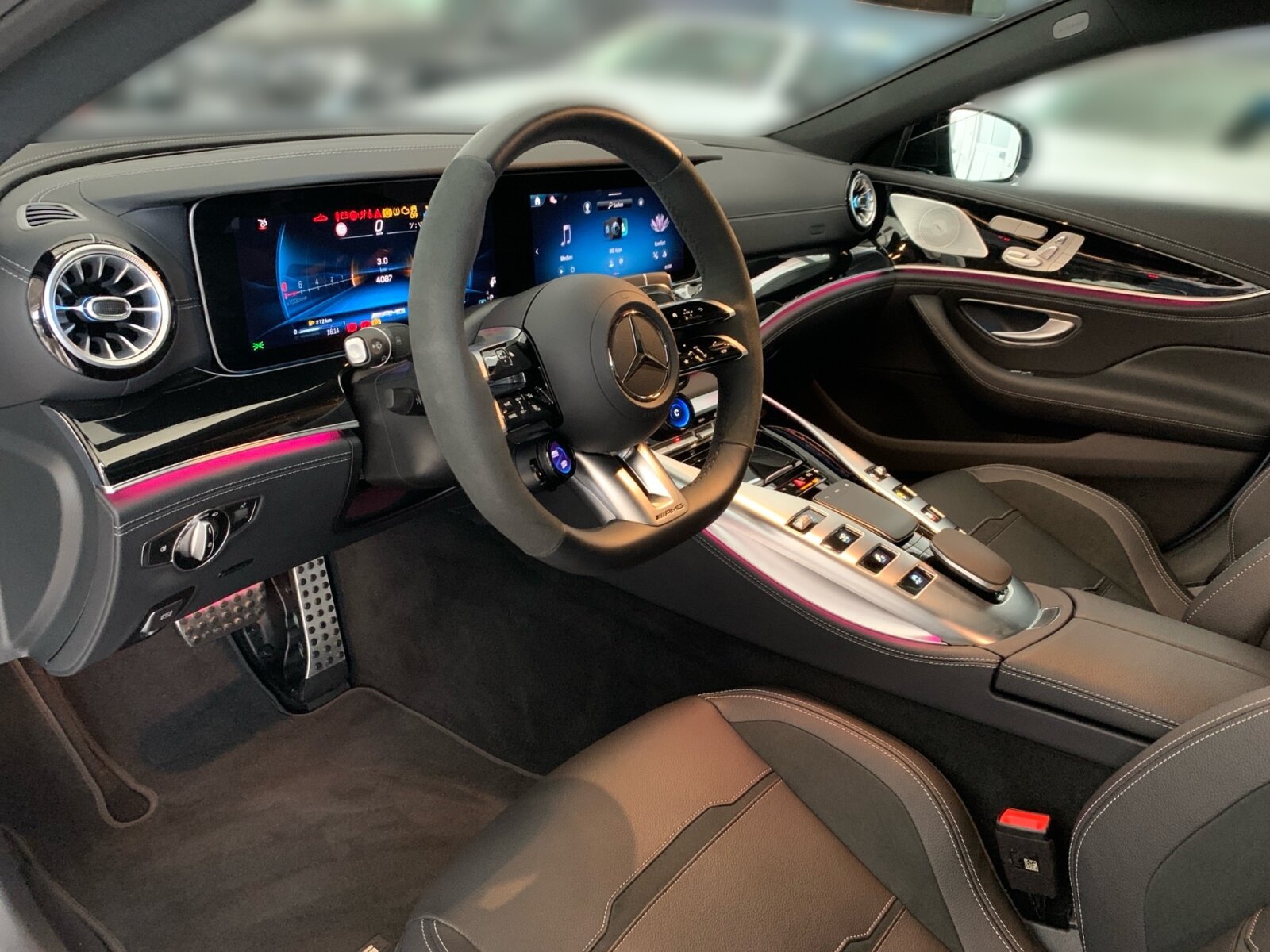 Ausstattungslinien und -Pakete:  Ablage-Paket,   AMG Night-Paket Exterieur:  Assistenz-Paket,   Memory-Paket:  Park-Paket mit Rückfahrkamera:  Spiegel-Paket:  V8-Styling-Paket ExterieurExterieur:  50,8 cm (20") AMG Leichtmetallräder im Vielspeichen-Design:  AMG-Fahrzeug-Baumuster Entry,   AMG DYNAMIC SELECT,   AMG Lichtinszenierung,   AMG Performance-Abgasanlage schaltbar,   AMG Ride Control Fahrwerk:  Außenspiegel elektrisch anklappbar:  Bremssättel silberfarben lackiert,   Fahrzeug mit Linkslenkung,   Fahrzeugschutzabdeckung,   Identifikationsschild mit VIN-Nummer,   Kraftstoffbehälter (80 Liter),   Mild Hybrid Antrieb,   Multibeam LED:  Scheibenwaschanlage beheizt,   Speed- und Loadindex 104Y XL +105Y XL,   Steuer-Code - Funktion GSR-ISA,   Steuercode Demo Car,   Steuercode Demo Car MIG,   Steuercode Umstellung WLTP mit RDE,   Wärmedämmend dunkel getöntes GlasInterieur:  Ambientebeleuchtung:  AMG Lenkradtasten,   AMG Performance Lenkrad in Leder Nappa / Mikrofaser MICROCUT,   Bedienungsanleitung und Serviceinformation - deutsch,   Beifahrersitz mit Gewichtserkennung WSS,   Doppelcupholder:  EASY-PACK Quickfold:  Fondsitzbank 3-sitzig,   Innenhimmel Stoff schwarz,   Klimatisierungsautomatik THERMATIC:  Polsterung Ledernachbildung ARTICO / Mikrofaser MICROCUT,   Serviceintervall 25.000 km:  Sitzheizung für Fahrer und Beifahrer,   Sitzheizung im Fond:  Touchpad:  Windowbags:  Zierelemente Klavierlackoptik schwarzMultimedia:  Android Auto:  Apple CarPlay:  Burmester® Surround-Soundsystem:  Digitales Extra: AMG TRACK PACE,   Digitales Extra: Erweiterte Funktionen MBUX,   Digitales Extra: Festplatten-Navigation,   Digitales Extra: MBUX Navigation Premium,   Digitales Extra: Remote Services Plus,   Digitales Extra: Smartphone Integration,   Digitales Extra: Vorrüstung für Live Traffic Information,   Digitales Extra: Vorrüstung für MBUX Entertainment,   Digitales Extra: Vorrüstung für Navigationsdienste,   Digitales Radio:  GPS-Antenne,   Head-Up Display:  Headunit Länderset für ECE (NTG 7),   Kommunikationsmodul (LTE) für die Nutzung von Mercedes me connect Diensten,   MBUX Multimediasystem:  Mercedes-Benz Notrufsystem:  Soundpersonalisierung,   Sprache Kombiinstrument - deutsch,   Techn. Kommunikationsmodulvariante für ECE,   Telefon-Antenne,   Vorrüstung für digitales Radio:  Widescreen Cockpit:Komfort und Umwelt:  360°-Kamera:  Adaptiver Fernlicht-Assistent Plus:  Aktiver Geschwindigkeitslimit-Assistent:  Aktiver Lenk-Assistent:  Aktiver Park-Assistent mit PARKTRONIC:  Aktiver Spurhalte-Assistent:  aktive Verstelldämpfung "Normally open",   AMG SPEEDSHIFT TCT 9G,   Digitales Extra: Verkehrszeichen-Assistent,   Easy-Pack Heckklappe:  Erweitertes automatisches Wiederanfahren im Stau,   Hands-Free Access,   i-Size Kindersitzbefestigung,   Keyless-Go,   Keyless-Go Komfort Paket,   Kraftstofftanksystem für EU6d-Norm:  Ottopartikelfilter:  Panoramadach:  Passive Personenanwesenheitserinnerung,   Softwaresteuerung für Kraftfrei in Stellung D,   Spiegel automatisch abblendend,   Streckenbasierte Geschwindigkeitsanpassung,   Totwinkel-Assistent:Sicherheit:  Aktiver Abstands-Assistent DISTRONIC:  Ausstiegswarnfunktion,   Deaktivierung Schließrückmeldung über Fanfare,   Einbruch- und Diebstahl-Warnanlage (EDW):  Fond-Sicherheitsgurt mit Gurtkraftbegrenzer,   Fondgurt-Statusanzeige im Kombiinstrument,   GUARD 360° Fahrzeugschutz Plus mit Digitalen Extras,   Innenraumabsicherung,   Innenraumabsicherung über Fahrzeughupe,   Kneebag:  Lenkradbedienung für Aktiven Abstands-Assistent DISTRONIC,   PRE-SAFE ® -System:  Rating Länderset EURO-NCAP,   Reifendruckkontrolle (RDK):  Sidebags für Fahrer und Beif. (komb.Thorax-/Pelvisbag),   Vorrüstung für GUARD 360° ServicesWeiteres:  CONTROL CODE WLTP 3RD ACT,   INDIVIDUALISIERUNG,   Kältemittel 1234yf,   LAND-SAMMLER FUER RED-ZERTIFIZIERUNG F. HU ECE,   Modelljahrcode,   Produktionsstandort Fahrzeug Valmet,   STEUERCODE - HERMES 2.1B - LANDSAMMLER,   STEUERCODE SPURKORREKTUR UEB. LENKEINGRIFF,   Steuercode Vertrieb  f. Code 475,   UMSTELLUNG AUF UN ECE R100 AENDERUNGSSTAND 3,   WIPPS-Laender WEU+COC.