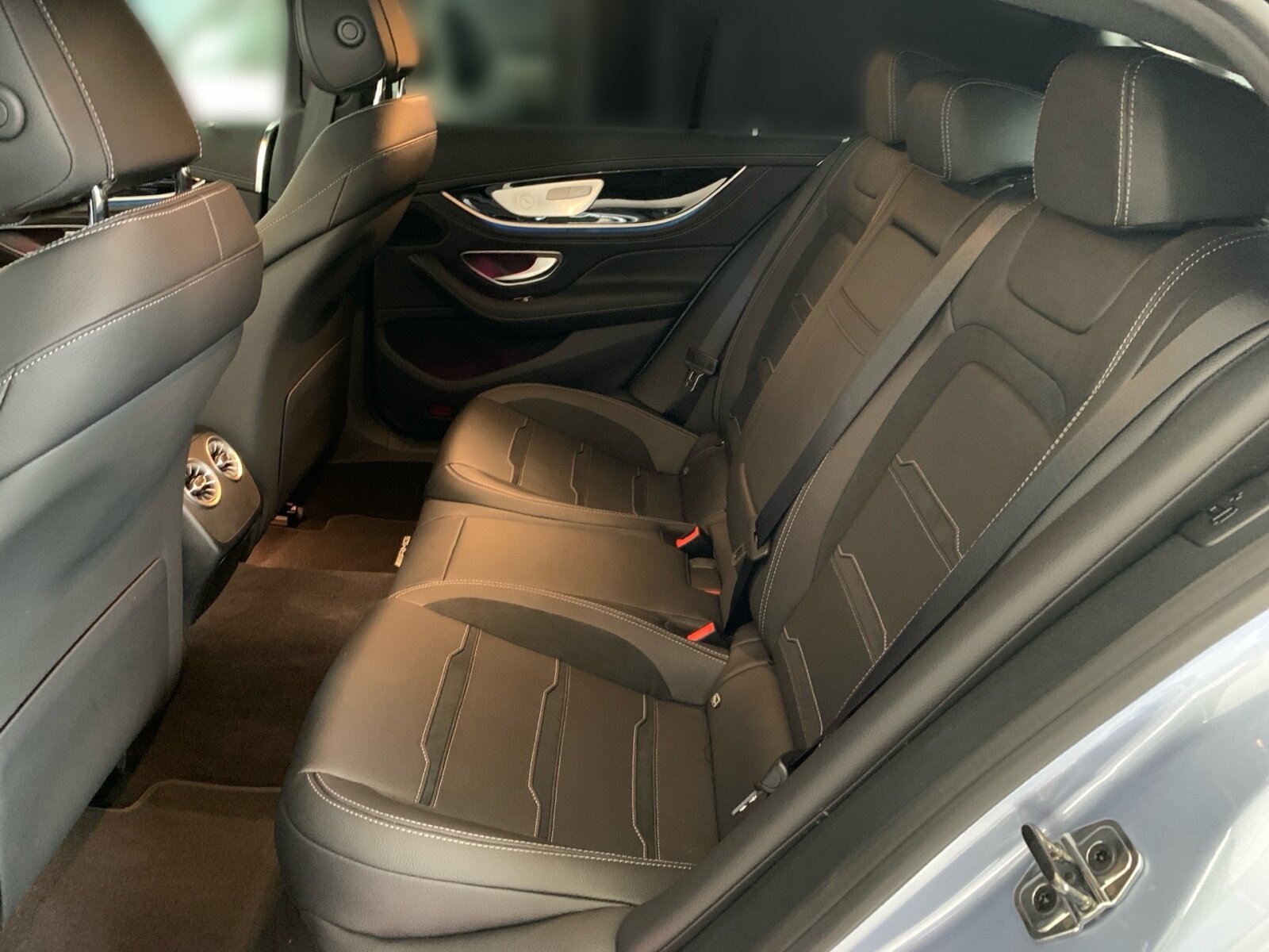 Ausstattungslinien und -Pakete:  Ablage-Paket,   AMG Night-Paket Exterieur:  Assistenz-Paket,   Memory-Paket:  Park-Paket mit Rückfahrkamera:  Spiegel-Paket:  V8-Styling-Paket ExterieurExterieur:  50,8 cm (20") AMG Leichtmetallräder im Vielspeichen-Design:  AMG-Fahrzeug-Baumuster Entry,   AMG DYNAMIC SELECT,   AMG Lichtinszenierung,   AMG Performance-Abgasanlage schaltbar,   AMG Ride Control Fahrwerk:  Außenspiegel elektrisch anklappbar:  Bremssättel silberfarben lackiert,   Fahrzeug mit Linkslenkung,   Fahrzeugschutzabdeckung,   Identifikationsschild mit VIN-Nummer,   Kraftstoffbehälter (80 Liter),   Mild Hybrid Antrieb,   Multibeam LED:  Scheibenwaschanlage beheizt,   Speed- und Loadindex 104Y XL +105Y XL,   Steuer-Code - Funktion GSR-ISA,   Steuercode Demo Car,   Steuercode Demo Car MIG,   Steuercode Umstellung WLTP mit RDE,   Wärmedämmend dunkel getöntes GlasInterieur:  Ambientebeleuchtung:  AMG Lenkradtasten,   AMG Performance Lenkrad in Leder Nappa / Mikrofaser MICROCUT,   Bedienungsanleitung und Serviceinformation - deutsch,   Beifahrersitz mit Gewichtserkennung WSS,   Doppelcupholder:  EASY-PACK Quickfold:  Fondsitzbank 3-sitzig,   Innenhimmel Stoff schwarz,   Klimatisierungsautomatik THERMATIC:  Polsterung Ledernachbildung ARTICO / Mikrofaser MICROCUT,   Serviceintervall 25.000 km:  Sitzheizung für Fahrer und Beifahrer,   Sitzheizung im Fond:  Touchpad:  Windowbags:  Zierelemente Klavierlackoptik schwarzMultimedia:  Android Auto:  Apple CarPlay:  Burmester® Surround-Soundsystem:  Digitales Extra: AMG TRACK PACE,   Digitales Extra: Erweiterte Funktionen MBUX,   Digitales Extra: Festplatten-Navigation,   Digitales Extra: MBUX Navigation Premium,   Digitales Extra: Remote Services Plus,   Digitales Extra: Smartphone Integration,   Digitales Extra: Vorrüstung für Live Traffic Information,   Digitales Extra: Vorrüstung für MBUX Entertainment,   Digitales Extra: Vorrüstung für Navigationsdienste,   Digitales Radio:  GPS-Antenne,   Head-Up Display:  Headunit Länderset für ECE (NTG 7),   Kommunikationsmodul (LTE) für die Nutzung von Mercedes me connect Diensten,   MBUX Multimediasystem:  Mercedes-Benz Notrufsystem:  Soundpersonalisierung,   Sprache Kombiinstrument - deutsch,   Techn. Kommunikationsmodulvariante für ECE,   Telefon-Antenne,   Vorrüstung für digitales Radio:  Widescreen Cockpit:Komfort und Umwelt:  360°-Kamera:  Adaptiver Fernlicht-Assistent Plus:  Aktiver Geschwindigkeitslimit-Assistent:  Aktiver Lenk-Assistent:  Aktiver Park-Assistent mit PARKTRONIC:  Aktiver Spurhalte-Assistent:  aktive Verstelldämpfung "Normally open",   AMG SPEEDSHIFT TCT 9G,   Digitales Extra: Verkehrszeichen-Assistent,   Easy-Pack Heckklappe:  Erweitertes automatisches Wiederanfahren im Stau,   Hands-Free Access,   i-Size Kindersitzbefestigung,   Keyless-Go,   Keyless-Go Komfort Paket,   Kraftstofftanksystem für EU6d-Norm:  Ottopartikelfilter:  Panoramadach:  Passive Personenanwesenheitserinnerung,   Softwaresteuerung für Kraftfrei in Stellung D,   Spiegel automatisch abblendend,   Streckenbasierte Geschwindigkeitsanpassung,   Totwinkel-Assistent:Sicherheit:  Aktiver Abstands-Assistent DISTRONIC:  Ausstiegswarnfunktion,   Deaktivierung Schließrückmeldung über Fanfare,   Einbruch- und Diebstahl-Warnanlage (EDW):  Fond-Sicherheitsgurt mit Gurtkraftbegrenzer,   Fondgurt-Statusanzeige im Kombiinstrument,   GUARD 360° Fahrzeugschutz Plus mit Digitalen Extras,   Innenraumabsicherung,   Innenraumabsicherung über Fahrzeughupe,   Kneebag:  Lenkradbedienung für Aktiven Abstands-Assistent DISTRONIC,   PRE-SAFE ® -System:  Rating Länderset EURO-NCAP,   Reifendruckkontrolle (RDK):  Sidebags für Fahrer und Beif. (komb.Thorax-/Pelvisbag),   Vorrüstung für GUARD 360° ServicesWeiteres:  CONTROL CODE WLTP 3RD ACT,   INDIVIDUALISIERUNG,   Kältemittel 1234yf,   LAND-SAMMLER FUER RED-ZERTIFIZIERUNG F. HU ECE,   Modelljahrcode,   Produktionsstandort Fahrzeug Valmet,   STEUERCODE - HERMES 2.1B - LANDSAMMLER,   STEUERCODE SPURKORREKTUR UEB. LENKEINGRIFF,   Steuercode Vertrieb  f. Code 475,   UMSTELLUNG AUF UN ECE R100 AENDERUNGSSTAND 3,   WIPPS-Laender WEU+COC.