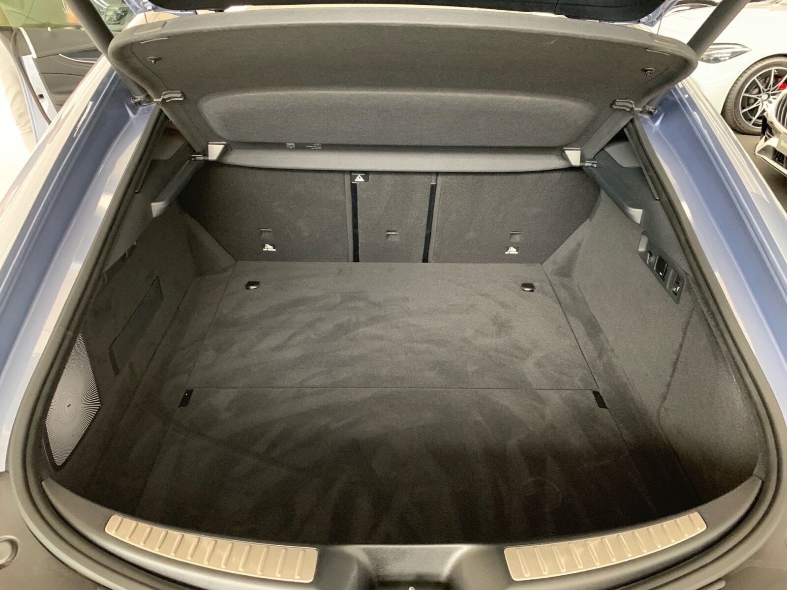 Ausstattungslinien und -Pakete:  Ablage-Paket,   AMG Night-Paket Exterieur:  Assistenz-Paket,   Memory-Paket:  Park-Paket mit Rückfahrkamera:  Spiegel-Paket:  V8-Styling-Paket ExterieurExterieur:  50,8 cm (20") AMG Leichtmetallräder im Vielspeichen-Design:  AMG-Fahrzeug-Baumuster Entry,   AMG DYNAMIC SELECT,   AMG Lichtinszenierung,   AMG Performance-Abgasanlage schaltbar,   AMG Ride Control Fahrwerk:  Außenspiegel elektrisch anklappbar:  Bremssättel silberfarben lackiert,   Fahrzeug mit Linkslenkung,   Fahrzeugschutzabdeckung,   Identifikationsschild mit VIN-Nummer,   Kraftstoffbehälter (80 Liter),   Mild Hybrid Antrieb,   Multibeam LED:  Scheibenwaschanlage beheizt,   Speed- und Loadindex 104Y XL +105Y XL,   Steuer-Code - Funktion GSR-ISA,   Steuercode Demo Car,   Steuercode Demo Car MIG,   Steuercode Umstellung WLTP mit RDE,   Wärmedämmend dunkel getöntes GlasInterieur:  Ambientebeleuchtung:  AMG Lenkradtasten,   AMG Performance Lenkrad in Leder Nappa / Mikrofaser MICROCUT,   Bedienungsanleitung und Serviceinformation - deutsch,   Beifahrersitz mit Gewichtserkennung WSS,   Doppelcupholder:  EASY-PACK Quickfold:  Fondsitzbank 3-sitzig,   Innenhimmel Stoff schwarz,   Klimatisierungsautomatik THERMATIC:  Polsterung Ledernachbildung ARTICO / Mikrofaser MICROCUT,   Serviceintervall 25.000 km:  Sitzheizung für Fahrer und Beifahrer,   Sitzheizung im Fond:  Touchpad:  Windowbags:  Zierelemente Klavierlackoptik schwarzMultimedia:  Android Auto:  Apple CarPlay:  Burmester® Surround-Soundsystem:  Digitales Extra: AMG TRACK PACE,   Digitales Extra: Erweiterte Funktionen MBUX,   Digitales Extra: Festplatten-Navigation,   Digitales Extra: MBUX Navigation Premium,   Digitales Extra: Remote Services Plus,   Digitales Extra: Smartphone Integration,   Digitales Extra: Vorrüstung für Live Traffic Information,   Digitales Extra: Vorrüstung für MBUX Entertainment,   Digitales Extra: Vorrüstung für Navigationsdienste,   Digitales Radio:  GPS-Antenne,   Head-Up Display:  Headunit Länderset für ECE (NTG 7),   Kommunikationsmodul (LTE) für die Nutzung von Mercedes me connect Diensten,   MBUX Multimediasystem:  Mercedes-Benz Notrufsystem:  Soundpersonalisierung,   Sprache Kombiinstrument - deutsch,   Techn. Kommunikationsmodulvariante für ECE,   Telefon-Antenne,   Vorrüstung für digitales Radio:  Widescreen Cockpit:Komfort und Umwelt:  360°-Kamera:  Adaptiver Fernlicht-Assistent Plus:  Aktiver Geschwindigkeitslimit-Assistent:  Aktiver Lenk-Assistent:  Aktiver Park-Assistent mit PARKTRONIC:  Aktiver Spurhalte-Assistent:  aktive Verstelldämpfung "Normally open",   AMG SPEEDSHIFT TCT 9G,   Digitales Extra: Verkehrszeichen-Assistent,   Easy-Pack Heckklappe:  Erweitertes automatisches Wiederanfahren im Stau,   Hands-Free Access,   i-Size Kindersitzbefestigung,   Keyless-Go,   Keyless-Go Komfort Paket,   Kraftstofftanksystem für EU6d-Norm:  Ottopartikelfilter:  Panoramadach:  Passive Personenanwesenheitserinnerung,   Softwaresteuerung für Kraftfrei in Stellung D,   Spiegel automatisch abblendend,   Streckenbasierte Geschwindigkeitsanpassung,   Totwinkel-Assistent:Sicherheit:  Aktiver Abstands-Assistent DISTRONIC:  Ausstiegswarnfunktion,   Deaktivierung Schließrückmeldung über Fanfare,   Einbruch- und Diebstahl-Warnanlage (EDW):  Fond-Sicherheitsgurt mit Gurtkraftbegrenzer,   Fondgurt-Statusanzeige im Kombiinstrument,   GUARD 360° Fahrzeugschutz Plus mit Digitalen Extras,   Innenraumabsicherung,   Innenraumabsicherung über Fahrzeughupe,   Kneebag:  Lenkradbedienung für Aktiven Abstands-Assistent DISTRONIC,   PRE-SAFE ® -System:  Rating Länderset EURO-NCAP,   Reifendruckkontrolle (RDK):  Sidebags für Fahrer und Beif. (komb.Thorax-/Pelvisbag),   Vorrüstung für GUARD 360° ServicesWeiteres:  CONTROL CODE WLTP 3RD ACT,   INDIVIDUALISIERUNG,   Kältemittel 1234yf,   LAND-SAMMLER FUER RED-ZERTIFIZIERUNG F. HU ECE,   Modelljahrcode,   Produktionsstandort Fahrzeug Valmet,   STEUERCODE - HERMES 2.1B - LANDSAMMLER,   STEUERCODE SPURKORREKTUR UEB. LENKEINGRIFF,   Steuercode Vertrieb  f. Code 475,   UMSTELLUNG AUF UN ECE R100 AENDERUNGSSTAND 3,   WIPPS-Laender WEU+COC.