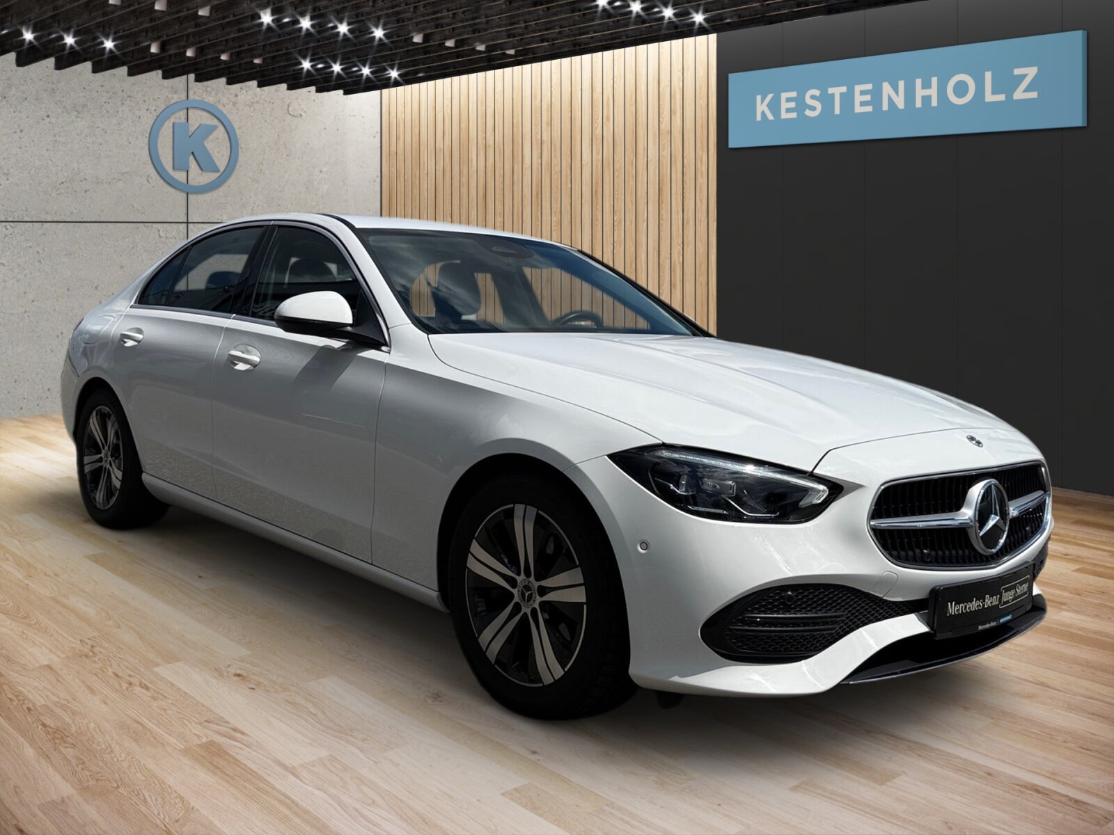 Ausstattungslinien und -Pakete:  Ablage-Paket,   Advanced Infotainment-Paket,   Assistenz-Paket,   AVANTGARDE Exterieur:  Avantgarde Interieur:  Business-Paket,   High-End Komfort-Paket:  Innenraum-Lichtpaket,   Licht-Paket:  Memory-Paket:  Park-Paket:  Park-Paket mit Rückfahrkamera:  Spiegel-Paket:  USB-Paket:Exterieur:  43,2 cm (17") Leichtmetallräder im 5-Speichen-Design,   Abgasanlage COPF mit dritter Lambdasonde,   AIRPANEL,   Anhängevorrichtung mit ESP® Anhängerstabilisierung:  Außenspiegel elektrisch anklappbar:  Digitales Extra: Sportlicher Motorsound,   Einstiegsleisten mit "Mercedes-Benz" Schriftzug, beleuchtet:  Fahrzeug mit Linkslenkung,   Integrierter Starter Generator Generation 2,   Kraftstoffbehälter mit 66 Liter Inhalt:  Lastenstufen-Konzept,   LED High Performance-Scheinwerfer:  Mild Hybrid Antrieb,   RADGROESSE 17" RUNDUM VARIANTE 3,   Scheibenwaschanlage beheizt,   Scheibenwischer mit Regensensor,   SPEED- + LOADINDEX 94Y,   Steuercode Umstellung WLTP mit RDE,   Umfeldbeleuchtung mit Projektion des MarkenlogosInterieur:  4-Wege-Lordosenstütze,   Ambientebeleuchtung:  Bedienungsanleitung und Serviceinformation - deutsch,   Doppelcupholder:  Klimatisierungsautomatik THERMATIC:  Komfortsitze:  Mittelkonsole in Schwarz hochglänzend,   Serviceintervall 25.000 km:  Sitzheizung für Fahrer und Beifahrer,   Sitzlehnen im Fond klappbar:  Stoff,   Zierelemente Rautenoptik silbergrau:Multimedia:  Android Auto:  Apple CarPlay:  Digitales Extra: Erweiterte Funktionen MBUX,   Digitales Extra: Festplatten-Navigation,   Digitales Extra: MBUX Navigation Premium,   Digitales Extra: Remote Services Plus,   Digitales Extra: Smartphone Integration,   Digitales Extra: Vorrüstung für Live Traffic Information,   Digitales Extra: Vorrüstung für Navigationsdienste,   Digitales Radio:  Fahrerdisplay,   Headunit Länderset für ECE (NTG 7),   Kabelloses Ladesystem für mobile Endgeräte vorn:  Kommunikationsmodul (LTE) für die Nutzung von Digitalen Extras,   MBUX Multimediasystem:  Mercedes-Benz Notrufsystem:  Sprache Kombiinstrument - deutsch,   Techn. Kommunikationsmodulvariante für ECE,   Vorrüstung für digitales Radio:  Zentraldisplay:Komfort und Umwelt:  9G-TRONIC:  AGILITY CONTROL Fahrwerk mit selektivem Dämpfungssystem und Tieferlegung:  Aktiver Park-Assistent mit PARKTRONIC:  Aktiver Spurhalte-Assistent:  Beifahrersitz elektrisch einstellbar mit Memory-Funktion:  Digitales Extra: Adaptiver Fernlicht-Assistent,   Digitales Extra: Verkehrszeichen-Assistent,   Dynamic Select,   i-Size Kindersitzbefestigung,   Innen- und Außenspiegel automatisch abblendend,   KEYLESS-GO Start-Funktion:  Kraftstofftanksystem für EU6d-Norm:  Multifunktions-Sportlenkrad in Leder,   PTC-Zuheizer 12V,   Rückfahrkamera:  Softwaresteuerung für Kraftfrei in Stellung D,   Tempomat:  Totwinkel-Assistent:  Vordersitz links elektrisch verstellbar mit Memory-FunktionSicherheit:  Aktiver Brems-Assistent:  Automatische Beifahrerairbag-Abschaltung,   Deaktivierung Schließrückmeldung über Fanfare,   Fondgurt-Statusanzeige im Instrumenten-Display,   Mittenairbag:  Rating Länderset EURO-NCAP,   Reifendruckkontrolle (RDK):Weiteres:  AEJ 21/1,   Kältemittel 1234yf,   Modelljahrcode:  Steuer-Code BOOSt-Funktion,   Steuercode Vertrieb  f. Code 475,   WIPPS-Laender WEU+COC,   Leistungsvariante Basis.