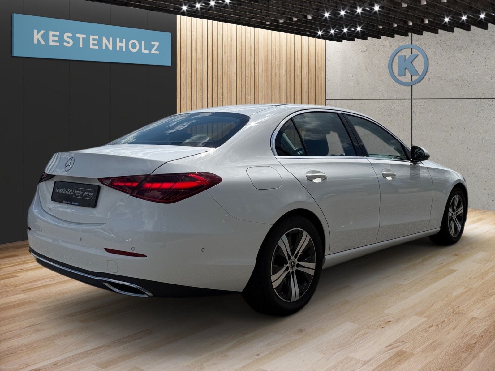 Ausstattungslinien und -Pakete:  Ablage-Paket,   Advanced Infotainment-Paket,   Assistenz-Paket,   AVANTGARDE Exterieur:  Avantgarde Interieur:  Business-Paket,   High-End Komfort-Paket:  Innenraum-Lichtpaket,   Licht-Paket:  Memory-Paket:  Park-Paket:  Park-Paket mit Rückfahrkamera:  Spiegel-Paket:  USB-Paket:Exterieur:  43,2 cm (17") Leichtmetallräder im 5-Speichen-Design,   Abgasanlage COPF mit dritter Lambdasonde,   AIRPANEL,   Anhängevorrichtung mit ESP® Anhängerstabilisierung:  Außenspiegel elektrisch anklappbar:  Digitales Extra: Sportlicher Motorsound,   Einstiegsleisten mit "Mercedes-Benz" Schriftzug, beleuchtet:  Fahrzeug mit Linkslenkung,   Integrierter Starter Generator Generation 2,   Kraftstoffbehälter mit 66 Liter Inhalt:  Lastenstufen-Konzept,   LED High Performance-Scheinwerfer:  Mild Hybrid Antrieb,   RADGROESSE 17" RUNDUM VARIANTE 3,   Scheibenwaschanlage beheizt,   Scheibenwischer mit Regensensor,   SPEED- + LOADINDEX 94Y,   Steuercode Umstellung WLTP mit RDE,   Umfeldbeleuchtung mit Projektion des MarkenlogosInterieur:  4-Wege-Lordosenstütze,   Ambientebeleuchtung:  Bedienungsanleitung und Serviceinformation - deutsch,   Doppelcupholder:  Klimatisierungsautomatik THERMATIC:  Komfortsitze:  Mittelkonsole in Schwarz hochglänzend,   Serviceintervall 25.000 km:  Sitzheizung für Fahrer und Beifahrer,   Sitzlehnen im Fond klappbar:  Stoff,   Zierelemente Rautenoptik silbergrau:Multimedia:  Android Auto:  Apple CarPlay:  Digitales Extra: Erweiterte Funktionen MBUX,   Digitales Extra: Festplatten-Navigation,   Digitales Extra: MBUX Navigation Premium,   Digitales Extra: Remote Services Plus,   Digitales Extra: Smartphone Integration,   Digitales Extra: Vorrüstung für Live Traffic Information,   Digitales Extra: Vorrüstung für Navigationsdienste,   Digitales Radio:  Fahrerdisplay,   Headunit Länderset für ECE (NTG 7),   Kabelloses Ladesystem für mobile Endgeräte vorn:  Kommunikationsmodul (LTE) für die Nutzung von Digitalen Extras,   MBUX Multimediasystem:  Mercedes-Benz Notrufsystem:  Sprache Kombiinstrument - deutsch,   Techn. Kommunikationsmodulvariante für ECE,   Vorrüstung für digitales Radio:  Zentraldisplay:Komfort und Umwelt:  9G-TRONIC:  AGILITY CONTROL Fahrwerk mit selektivem Dämpfungssystem und Tieferlegung:  Aktiver Park-Assistent mit PARKTRONIC:  Aktiver Spurhalte-Assistent:  Beifahrersitz elektrisch einstellbar mit Memory-Funktion:  Digitales Extra: Adaptiver Fernlicht-Assistent,   Digitales Extra: Verkehrszeichen-Assistent,   Dynamic Select,   i-Size Kindersitzbefestigung,   Innen- und Außenspiegel automatisch abblendend,   KEYLESS-GO Start-Funktion:  Kraftstofftanksystem für EU6d-Norm:  Multifunktions-Sportlenkrad in Leder,   PTC-Zuheizer 12V,   Rückfahrkamera:  Softwaresteuerung für Kraftfrei in Stellung D,   Tempomat:  Totwinkel-Assistent:  Vordersitz links elektrisch verstellbar mit Memory-FunktionSicherheit:  Aktiver Brems-Assistent:  Automatische Beifahrerairbag-Abschaltung,   Deaktivierung Schließrückmeldung über Fanfare,   Fondgurt-Statusanzeige im Instrumenten-Display,   Mittenairbag:  Rating Länderset EURO-NCAP,   Reifendruckkontrolle (RDK):Weiteres:  AEJ 21/1,   Kältemittel 1234yf,   Modelljahrcode:  Steuer-Code BOOSt-Funktion,   Steuercode Vertrieb  f. Code 475,   WIPPS-Laender WEU+COC,   Leistungsvariante Basis.