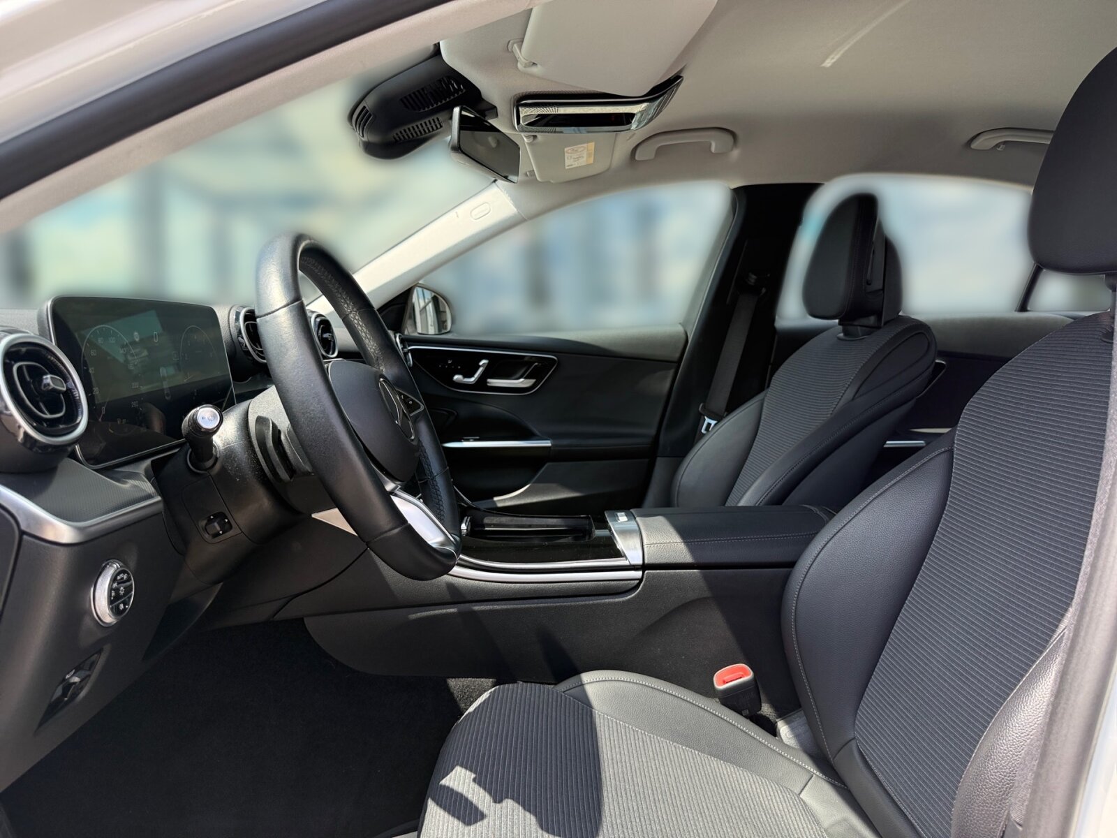 Ausstattungslinien und -Pakete:  Ablage-Paket,   Advanced Infotainment-Paket,   Assistenz-Paket,   AVANTGARDE Exterieur:  Avantgarde Interieur:  Business-Paket,   High-End Komfort-Paket:  Innenraum-Lichtpaket,   Licht-Paket:  Memory-Paket:  Park-Paket:  Park-Paket mit Rückfahrkamera:  Spiegel-Paket:  USB-Paket:Exterieur:  43,2 cm (17") Leichtmetallräder im 5-Speichen-Design,   Abgasanlage COPF mit dritter Lambdasonde,   AIRPANEL,   Anhängevorrichtung mit ESP® Anhängerstabilisierung:  Außenspiegel elektrisch anklappbar:  Digitales Extra: Sportlicher Motorsound,   Einstiegsleisten mit "Mercedes-Benz" Schriftzug, beleuchtet:  Fahrzeug mit Linkslenkung,   Integrierter Starter Generator Generation 2,   Kraftstoffbehälter mit 66 Liter Inhalt:  Lastenstufen-Konzept,   LED High Performance-Scheinwerfer:  Mild Hybrid Antrieb,   RADGROESSE 17" RUNDUM VARIANTE 3,   Scheibenwaschanlage beheizt,   Scheibenwischer mit Regensensor,   SPEED- + LOADINDEX 94Y,   Steuercode Umstellung WLTP mit RDE,   Umfeldbeleuchtung mit Projektion des MarkenlogosInterieur:  4-Wege-Lordosenstütze,   Ambientebeleuchtung:  Bedienungsanleitung und Serviceinformation - deutsch,   Doppelcupholder:  Klimatisierungsautomatik THERMATIC:  Komfortsitze:  Mittelkonsole in Schwarz hochglänzend,   Serviceintervall 25.000 km:  Sitzheizung für Fahrer und Beifahrer,   Sitzlehnen im Fond klappbar:  Stoff,   Zierelemente Rautenoptik silbergrau:Multimedia:  Android Auto:  Apple CarPlay:  Digitales Extra: Erweiterte Funktionen MBUX,   Digitales Extra: Festplatten-Navigation,   Digitales Extra: MBUX Navigation Premium,   Digitales Extra: Remote Services Plus,   Digitales Extra: Smartphone Integration,   Digitales Extra: Vorrüstung für Live Traffic Information,   Digitales Extra: Vorrüstung für Navigationsdienste,   Digitales Radio:  Fahrerdisplay,   Headunit Länderset für ECE (NTG 7),   Kabelloses Ladesystem für mobile Endgeräte vorn:  Kommunikationsmodul (LTE) für die Nutzung von Digitalen Extras,   MBUX Multimediasystem:  Mercedes-Benz Notrufsystem:  Sprache Kombiinstrument - deutsch,   Techn. Kommunikationsmodulvariante für ECE,   Vorrüstung für digitales Radio:  Zentraldisplay:Komfort und Umwelt:  9G-TRONIC:  AGILITY CONTROL Fahrwerk mit selektivem Dämpfungssystem und Tieferlegung:  Aktiver Park-Assistent mit PARKTRONIC:  Aktiver Spurhalte-Assistent:  Beifahrersitz elektrisch einstellbar mit Memory-Funktion:  Digitales Extra: Adaptiver Fernlicht-Assistent,   Digitales Extra: Verkehrszeichen-Assistent,   Dynamic Select,   i-Size Kindersitzbefestigung,   Innen- und Außenspiegel automatisch abblendend,   KEYLESS-GO Start-Funktion:  Kraftstofftanksystem für EU6d-Norm:  Multifunktions-Sportlenkrad in Leder,   PTC-Zuheizer 12V,   Rückfahrkamera:  Softwaresteuerung für Kraftfrei in Stellung D,   Tempomat:  Totwinkel-Assistent:  Vordersitz links elektrisch verstellbar mit Memory-FunktionSicherheit:  Aktiver Brems-Assistent:  Automatische Beifahrerairbag-Abschaltung,   Deaktivierung Schließrückmeldung über Fanfare,   Fondgurt-Statusanzeige im Instrumenten-Display,   Mittenairbag:  Rating Länderset EURO-NCAP,   Reifendruckkontrolle (RDK):Weiteres:  AEJ 21/1,   Kältemittel 1234yf,   Modelljahrcode:  Steuer-Code BOOSt-Funktion,   Steuercode Vertrieb  f. Code 475,   WIPPS-Laender WEU+COC,   Leistungsvariante Basis.