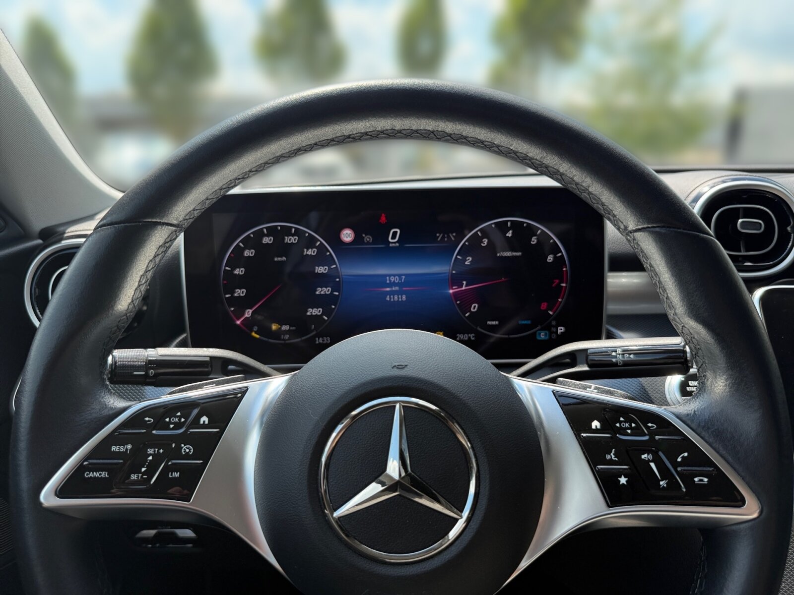 Ausstattungslinien und -Pakete:  Ablage-Paket,   Advanced Infotainment-Paket,   Assistenz-Paket,   AVANTGARDE Exterieur:  Avantgarde Interieur:  Business-Paket,   High-End Komfort-Paket:  Innenraum-Lichtpaket,   Licht-Paket:  Memory-Paket:  Park-Paket:  Park-Paket mit Rückfahrkamera:  Spiegel-Paket:  USB-Paket:Exterieur:  43,2 cm (17") Leichtmetallräder im 5-Speichen-Design,   Abgasanlage COPF mit dritter Lambdasonde,   AIRPANEL,   Anhängevorrichtung mit ESP® Anhängerstabilisierung:  Außenspiegel elektrisch anklappbar:  Digitales Extra: Sportlicher Motorsound,   Einstiegsleisten mit "Mercedes-Benz" Schriftzug, beleuchtet:  Fahrzeug mit Linkslenkung,   Integrierter Starter Generator Generation 2,   Kraftstoffbehälter mit 66 Liter Inhalt:  Lastenstufen-Konzept,   LED High Performance-Scheinwerfer:  Mild Hybrid Antrieb,   RADGROESSE 17" RUNDUM VARIANTE 3,   Scheibenwaschanlage beheizt,   Scheibenwischer mit Regensensor,   SPEED- + LOADINDEX 94Y,   Steuercode Umstellung WLTP mit RDE,   Umfeldbeleuchtung mit Projektion des MarkenlogosInterieur:  4-Wege-Lordosenstütze,   Ambientebeleuchtung:  Bedienungsanleitung und Serviceinformation - deutsch,   Doppelcupholder:  Klimatisierungsautomatik THERMATIC:  Komfortsitze:  Mittelkonsole in Schwarz hochglänzend,   Serviceintervall 25.000 km:  Sitzheizung für Fahrer und Beifahrer,   Sitzlehnen im Fond klappbar:  Stoff,   Zierelemente Rautenoptik silbergrau:Multimedia:  Android Auto:  Apple CarPlay:  Digitales Extra: Erweiterte Funktionen MBUX,   Digitales Extra: Festplatten-Navigation,   Digitales Extra: MBUX Navigation Premium,   Digitales Extra: Remote Services Plus,   Digitales Extra: Smartphone Integration,   Digitales Extra: Vorrüstung für Live Traffic Information,   Digitales Extra: Vorrüstung für Navigationsdienste,   Digitales Radio:  Fahrerdisplay,   Headunit Länderset für ECE (NTG 7),   Kabelloses Ladesystem für mobile Endgeräte vorn:  Kommunikationsmodul (LTE) für die Nutzung von Digitalen Extras,   MBUX Multimediasystem:  Mercedes-Benz Notrufsystem:  Sprache Kombiinstrument - deutsch,   Techn. Kommunikationsmodulvariante für ECE,   Vorrüstung für digitales Radio:  Zentraldisplay:Komfort und Umwelt:  9G-TRONIC:  AGILITY CONTROL Fahrwerk mit selektivem Dämpfungssystem und Tieferlegung:  Aktiver Park-Assistent mit PARKTRONIC:  Aktiver Spurhalte-Assistent:  Beifahrersitz elektrisch einstellbar mit Memory-Funktion:  Digitales Extra: Adaptiver Fernlicht-Assistent,   Digitales Extra: Verkehrszeichen-Assistent,   Dynamic Select,   i-Size Kindersitzbefestigung,   Innen- und Außenspiegel automatisch abblendend,   KEYLESS-GO Start-Funktion:  Kraftstofftanksystem für EU6d-Norm:  Multifunktions-Sportlenkrad in Leder,   PTC-Zuheizer 12V,   Rückfahrkamera:  Softwaresteuerung für Kraftfrei in Stellung D,   Tempomat:  Totwinkel-Assistent:  Vordersitz links elektrisch verstellbar mit Memory-FunktionSicherheit:  Aktiver Brems-Assistent:  Automatische Beifahrerairbag-Abschaltung,   Deaktivierung Schließrückmeldung über Fanfare,   Fondgurt-Statusanzeige im Instrumenten-Display,   Mittenairbag:  Rating Länderset EURO-NCAP,   Reifendruckkontrolle (RDK):Weiteres:  AEJ 21/1,   Kältemittel 1234yf,   Modelljahrcode:  Steuer-Code BOOSt-Funktion,   Steuercode Vertrieb  f. Code 475,   WIPPS-Laender WEU+COC,   Leistungsvariante Basis.