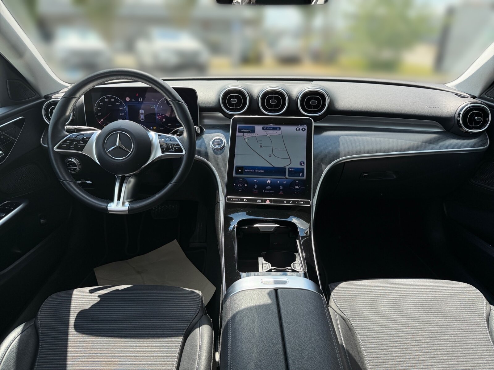 Ausstattungslinien und -Pakete:  Ablage-Paket,   Advanced Infotainment-Paket,   Assistenz-Paket,   AVANTGARDE Exterieur:  Avantgarde Interieur:  Business-Paket,   High-End Komfort-Paket:  Innenraum-Lichtpaket,   Licht-Paket:  Memory-Paket:  Park-Paket:  Park-Paket mit Rückfahrkamera:  Spiegel-Paket:  USB-Paket:Exterieur:  43,2 cm (17") Leichtmetallräder im 5-Speichen-Design,   Abgasanlage COPF mit dritter Lambdasonde,   AIRPANEL,   Anhängevorrichtung mit ESP® Anhängerstabilisierung:  Außenspiegel elektrisch anklappbar:  Digitales Extra: Sportlicher Motorsound,   Einstiegsleisten mit "Mercedes-Benz" Schriftzug, beleuchtet:  Fahrzeug mit Linkslenkung,   Integrierter Starter Generator Generation 2,   Kraftstoffbehälter mit 66 Liter Inhalt:  Lastenstufen-Konzept,   LED High Performance-Scheinwerfer:  Mild Hybrid Antrieb,   RADGROESSE 17" RUNDUM VARIANTE 3,   Scheibenwaschanlage beheizt,   Scheibenwischer mit Regensensor,   SPEED- + LOADINDEX 94Y,   Steuercode Umstellung WLTP mit RDE,   Umfeldbeleuchtung mit Projektion des MarkenlogosInterieur:  4-Wege-Lordosenstütze,   Ambientebeleuchtung:  Bedienungsanleitung und Serviceinformation - deutsch,   Doppelcupholder:  Klimatisierungsautomatik THERMATIC:  Komfortsitze:  Mittelkonsole in Schwarz hochglänzend,   Serviceintervall 25.000 km:  Sitzheizung für Fahrer und Beifahrer,   Sitzlehnen im Fond klappbar:  Stoff,   Zierelemente Rautenoptik silbergrau:Multimedia:  Android Auto:  Apple CarPlay:  Digitales Extra: Erweiterte Funktionen MBUX,   Digitales Extra: Festplatten-Navigation,   Digitales Extra: MBUX Navigation Premium,   Digitales Extra: Remote Services Plus,   Digitales Extra: Smartphone Integration,   Digitales Extra: Vorrüstung für Live Traffic Information,   Digitales Extra: Vorrüstung für Navigationsdienste,   Digitales Radio:  Fahrerdisplay,   Headunit Länderset für ECE (NTG 7),   Kabelloses Ladesystem für mobile Endgeräte vorn:  Kommunikationsmodul (LTE) für die Nutzung von Digitalen Extras,   MBUX Multimediasystem:  Mercedes-Benz Notrufsystem:  Sprache Kombiinstrument - deutsch,   Techn. Kommunikationsmodulvariante für ECE,   Vorrüstung für digitales Radio:  Zentraldisplay:Komfort und Umwelt:  9G-TRONIC:  AGILITY CONTROL Fahrwerk mit selektivem Dämpfungssystem und Tieferlegung:  Aktiver Park-Assistent mit PARKTRONIC:  Aktiver Spurhalte-Assistent:  Beifahrersitz elektrisch einstellbar mit Memory-Funktion:  Digitales Extra: Adaptiver Fernlicht-Assistent,   Digitales Extra: Verkehrszeichen-Assistent,   Dynamic Select,   i-Size Kindersitzbefestigung,   Innen- und Außenspiegel automatisch abblendend,   KEYLESS-GO Start-Funktion:  Kraftstofftanksystem für EU6d-Norm:  Multifunktions-Sportlenkrad in Leder,   PTC-Zuheizer 12V,   Rückfahrkamera:  Softwaresteuerung für Kraftfrei in Stellung D,   Tempomat:  Totwinkel-Assistent:  Vordersitz links elektrisch verstellbar mit Memory-FunktionSicherheit:  Aktiver Brems-Assistent:  Automatische Beifahrerairbag-Abschaltung,   Deaktivierung Schließrückmeldung über Fanfare,   Fondgurt-Statusanzeige im Instrumenten-Display,   Mittenairbag:  Rating Länderset EURO-NCAP,   Reifendruckkontrolle (RDK):Weiteres:  AEJ 21/1,   Kältemittel 1234yf,   Modelljahrcode:  Steuer-Code BOOSt-Funktion,   Steuercode Vertrieb  f. Code 475,   WIPPS-Laender WEU+COC,   Leistungsvariante Basis.