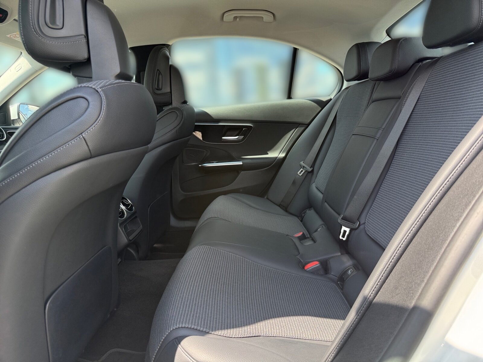 Ausstattungslinien und -Pakete:  Ablage-Paket,   Advanced Infotainment-Paket,   Assistenz-Paket,   AVANTGARDE Exterieur:  Avantgarde Interieur:  Business-Paket,   High-End Komfort-Paket:  Innenraum-Lichtpaket,   Licht-Paket:  Memory-Paket:  Park-Paket:  Park-Paket mit Rückfahrkamera:  Spiegel-Paket:  USB-Paket:Exterieur:  43,2 cm (17") Leichtmetallräder im 5-Speichen-Design,   Abgasanlage COPF mit dritter Lambdasonde,   AIRPANEL,   Anhängevorrichtung mit ESP® Anhängerstabilisierung:  Außenspiegel elektrisch anklappbar:  Digitales Extra: Sportlicher Motorsound,   Einstiegsleisten mit "Mercedes-Benz" Schriftzug, beleuchtet:  Fahrzeug mit Linkslenkung,   Integrierter Starter Generator Generation 2,   Kraftstoffbehälter mit 66 Liter Inhalt:  Lastenstufen-Konzept,   LED High Performance-Scheinwerfer:  Mild Hybrid Antrieb,   RADGROESSE 17" RUNDUM VARIANTE 3,   Scheibenwaschanlage beheizt,   Scheibenwischer mit Regensensor,   SPEED- + LOADINDEX 94Y,   Steuercode Umstellung WLTP mit RDE,   Umfeldbeleuchtung mit Projektion des MarkenlogosInterieur:  4-Wege-Lordosenstütze,   Ambientebeleuchtung:  Bedienungsanleitung und Serviceinformation - deutsch,   Doppelcupholder:  Klimatisierungsautomatik THERMATIC:  Komfortsitze:  Mittelkonsole in Schwarz hochglänzend,   Serviceintervall 25.000 km:  Sitzheizung für Fahrer und Beifahrer,   Sitzlehnen im Fond klappbar:  Stoff,   Zierelemente Rautenoptik silbergrau:Multimedia:  Android Auto:  Apple CarPlay:  Digitales Extra: Erweiterte Funktionen MBUX,   Digitales Extra: Festplatten-Navigation,   Digitales Extra: MBUX Navigation Premium,   Digitales Extra: Remote Services Plus,   Digitales Extra: Smartphone Integration,   Digitales Extra: Vorrüstung für Live Traffic Information,   Digitales Extra: Vorrüstung für Navigationsdienste,   Digitales Radio:  Fahrerdisplay,   Headunit Länderset für ECE (NTG 7),   Kabelloses Ladesystem für mobile Endgeräte vorn:  Kommunikationsmodul (LTE) für die Nutzung von Digitalen Extras,   MBUX Multimediasystem:  Mercedes-Benz Notrufsystem:  Sprache Kombiinstrument - deutsch,   Techn. Kommunikationsmodulvariante für ECE,   Vorrüstung für digitales Radio:  Zentraldisplay:Komfort und Umwelt:  9G-TRONIC:  AGILITY CONTROL Fahrwerk mit selektivem Dämpfungssystem und Tieferlegung:  Aktiver Park-Assistent mit PARKTRONIC:  Aktiver Spurhalte-Assistent:  Beifahrersitz elektrisch einstellbar mit Memory-Funktion:  Digitales Extra: Adaptiver Fernlicht-Assistent,   Digitales Extra: Verkehrszeichen-Assistent,   Dynamic Select,   i-Size Kindersitzbefestigung,   Innen- und Außenspiegel automatisch abblendend,   KEYLESS-GO Start-Funktion:  Kraftstofftanksystem für EU6d-Norm:  Multifunktions-Sportlenkrad in Leder,   PTC-Zuheizer 12V,   Rückfahrkamera:  Softwaresteuerung für Kraftfrei in Stellung D,   Tempomat:  Totwinkel-Assistent:  Vordersitz links elektrisch verstellbar mit Memory-FunktionSicherheit:  Aktiver Brems-Assistent:  Automatische Beifahrerairbag-Abschaltung,   Deaktivierung Schließrückmeldung über Fanfare,   Fondgurt-Statusanzeige im Instrumenten-Display,   Mittenairbag:  Rating Länderset EURO-NCAP,   Reifendruckkontrolle (RDK):Weiteres:  AEJ 21/1,   Kältemittel 1234yf,   Modelljahrcode:  Steuer-Code BOOSt-Funktion,   Steuercode Vertrieb  f. Code 475,   WIPPS-Laender WEU+COC,   Leistungsvariante Basis.
