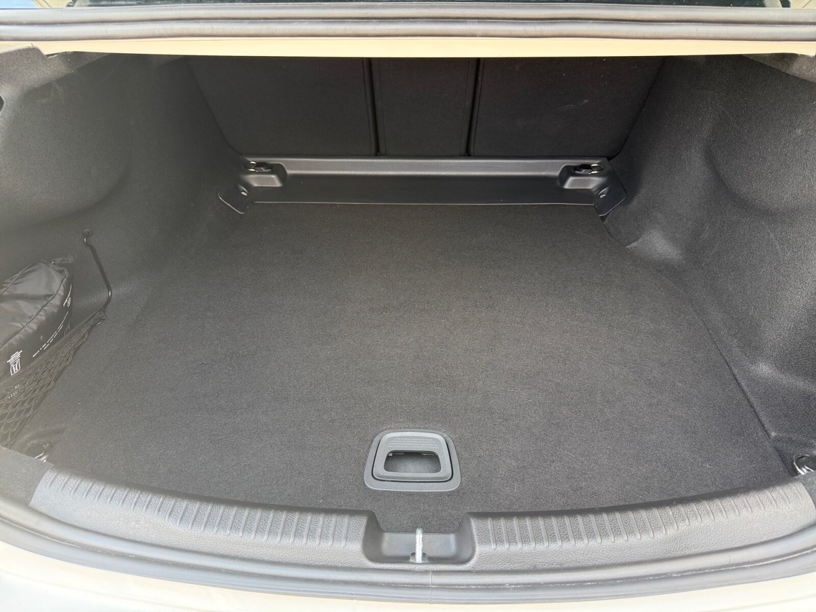 Ausstattungslinien und -Pakete:  Ablage-Paket,   Advanced Infotainment-Paket,   Assistenz-Paket,   AVANTGARDE Exterieur:  Avantgarde Interieur:  Business-Paket,   High-End Komfort-Paket:  Innenraum-Lichtpaket,   Licht-Paket:  Memory-Paket:  Park-Paket:  Park-Paket mit Rückfahrkamera:  Spiegel-Paket:  USB-Paket:Exterieur:  43,2 cm (17") Leichtmetallräder im 5-Speichen-Design,   Abgasanlage COPF mit dritter Lambdasonde,   AIRPANEL,   Anhängevorrichtung mit ESP® Anhängerstabilisierung:  Außenspiegel elektrisch anklappbar:  Digitales Extra: Sportlicher Motorsound,   Einstiegsleisten mit "Mercedes-Benz" Schriftzug, beleuchtet:  Fahrzeug mit Linkslenkung,   Integrierter Starter Generator Generation 2,   Kraftstoffbehälter mit 66 Liter Inhalt:  Lastenstufen-Konzept,   LED High Performance-Scheinwerfer:  Mild Hybrid Antrieb,   RADGROESSE 17" RUNDUM VARIANTE 3,   Scheibenwaschanlage beheizt,   Scheibenwischer mit Regensensor,   SPEED- + LOADINDEX 94Y,   Steuercode Umstellung WLTP mit RDE,   Umfeldbeleuchtung mit Projektion des MarkenlogosInterieur:  4-Wege-Lordosenstütze,   Ambientebeleuchtung:  Bedienungsanleitung und Serviceinformation - deutsch,   Doppelcupholder:  Klimatisierungsautomatik THERMATIC:  Komfortsitze:  Mittelkonsole in Schwarz hochglänzend,   Serviceintervall 25.000 km:  Sitzheizung für Fahrer und Beifahrer,   Sitzlehnen im Fond klappbar:  Stoff,   Zierelemente Rautenoptik silbergrau:Multimedia:  Android Auto:  Apple CarPlay:  Digitales Extra: Erweiterte Funktionen MBUX,   Digitales Extra: Festplatten-Navigation,   Digitales Extra: MBUX Navigation Premium,   Digitales Extra: Remote Services Plus,   Digitales Extra: Smartphone Integration,   Digitales Extra: Vorrüstung für Live Traffic Information,   Digitales Extra: Vorrüstung für Navigationsdienste,   Digitales Radio:  Fahrerdisplay,   Headunit Länderset für ECE (NTG 7),   Kabelloses Ladesystem für mobile Endgeräte vorn:  Kommunikationsmodul (LTE) für die Nutzung von Digitalen Extras,   MBUX Multimediasystem:  Mercedes-Benz Notrufsystem:  Sprache Kombiinstrument - deutsch,   Techn. Kommunikationsmodulvariante für ECE,   Vorrüstung für digitales Radio:  Zentraldisplay:Komfort und Umwelt:  9G-TRONIC:  AGILITY CONTROL Fahrwerk mit selektivem Dämpfungssystem und Tieferlegung:  Aktiver Park-Assistent mit PARKTRONIC:  Aktiver Spurhalte-Assistent:  Beifahrersitz elektrisch einstellbar mit Memory-Funktion:  Digitales Extra: Adaptiver Fernlicht-Assistent,   Digitales Extra: Verkehrszeichen-Assistent,   Dynamic Select,   i-Size Kindersitzbefestigung,   Innen- und Außenspiegel automatisch abblendend,   KEYLESS-GO Start-Funktion:  Kraftstofftanksystem für EU6d-Norm:  Multifunktions-Sportlenkrad in Leder,   PTC-Zuheizer 12V,   Rückfahrkamera:  Softwaresteuerung für Kraftfrei in Stellung D,   Tempomat:  Totwinkel-Assistent:  Vordersitz links elektrisch verstellbar mit Memory-FunktionSicherheit:  Aktiver Brems-Assistent:  Automatische Beifahrerairbag-Abschaltung,   Deaktivierung Schließrückmeldung über Fanfare,   Fondgurt-Statusanzeige im Instrumenten-Display,   Mittenairbag:  Rating Länderset EURO-NCAP,   Reifendruckkontrolle (RDK):Weiteres:  AEJ 21/1,   Kältemittel 1234yf,   Modelljahrcode:  Steuer-Code BOOSt-Funktion,   Steuercode Vertrieb  f. Code 475,   WIPPS-Laender WEU+COC,   Leistungsvariante Basis.