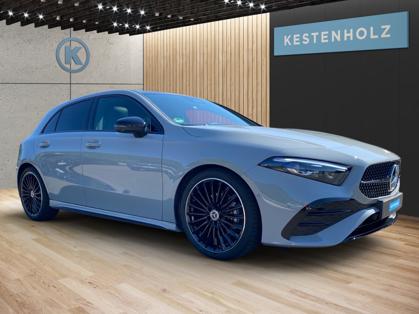 Ausstattungslinien und -Pakete:  Advanced-Plus-Paket,   AMG Line:  AMG Line Advanced Plus,   AMG Styling:  Digitales Extra: Individualisierungs-Paket,   Laderaum-Paket,   Licht- und Sicht-Paket:  Night-Paket:  Park-Paket mit 360 Grad-Kamera:  Sitzkomfort-Paket:  Special Edition,   Spiegel-Paket:  USB-Paket PlusExterieur:  48,3 cm (19) AMG Leichtmetallräder im Vielspeichen-Design,   AIRPANEL,   Außenspiegel elektrisch anklappbar:  Einstiegsleisten mit "Mercedes-Benz"  Schriftzug,   Fahrzeug mit Linkslenkung,   Hybrid Antrieb mit 48-Volt-Technologie,   Identifikationsschild mit VIN-Nummer,   Multibeam LED:  Radgröße 19" Rundum Variante 1,   Scheibenwaschanlage beheizt,   Scheibenwischer mit Regensensor,   SPEED- + LOADINDEX 93W XL,   Sportbremsanlage,   Sportlicher Motorsound:  Steuer-Code - Funktion GSR-ISA,   STEUERCODE-TECHNISCHE WEITERENTWICKLUNG AGGREGAT,   Steuercode Umstellung WLTP mit RDE,   Teilkühlerjalousie oben,   Wärmedämmend dunkel getöntes GlasInterieur:  4-Wege-Lordosenstütze,   12V-Steckdose im Gepäckraum,   Ablagefach in Mittelkonsole mit Rollo,   Ambientebeleuchtung:  Armlehne im Fond,   Bedienungsanleitung und Serviceinformation - deutsch,   Doppelcupholder:  Gepäcknetz an Fahrer- und Beifahrerlehne,   Innenhimmel Stoff schwarz,   Innenspiegel automatisch abblendend,   Klimatisierungsautomatik THERMATIC:  Serviceintervall 25.000 km:  Sitzheizung für Fahrer und Beifahrer,   Sitzlehnen im Fond klappbar:  Sonnenblende mit beleuchtetem Make-up-Spiegel,   Sportsitze:  Zierelemente Aluminium mit Längsschliff hellMultimedia:  Advanced Soundsystem,   Android Auto:  Apple CarPlay:  Central Media Display,   Digitales Extra: Erweiterte Funktionen MBUX,   Digitales Extra: Festplatten-Navigation,   Digitales Extra: MBUX Navigation Premium,   Digitales Extra: Remote Services,   Digitales Extra: Smartphone Integration,   Digitales Extra: Vorrüstung für Live Traffic Information,   Digitales Extra: Vorrüstung für MBUX Entertainment,   Digitales Extra: Vorrüstung für Navigationsdienste,   Digitales Radio:  GPS-Antenne,   Headunit Länderset für ECE (NTG 7),   Kabelloses Ladesystem für mobile Endgeräte vorn:  Kommunikationsmodul für die Nutzung von Mercedes connect me Diensten,   MBUX Multimediasystem:  Mercedes-Benz Notrufsystem:  Sprache Kombiinstrument - deutsch,   Techn. Kommunikationsmodulvariante für ECE,   Volldigitales Instrumenten-Display:  Vorrüstung für digitales Radio:Komfort und Umwelt:  7G-DCT:  360°-Kamera:  Abgasnorm EU6:  Adaptiver Fernlicht-Assistent Plus:  Aktiver Park-Assistent mit PARKTRONIC:  Aktiver Spurhalte-Assistent:  Direktlenkung,   Dynamic Select,   Galvanisierte Lenkradschaltpaddles,   Geschwindigkeitslimit-Assistent,   i-Size Kindersitzbefestigung,   Komfortfahrwerk mit Tieferlegung,   Kraftstofftanksystem für EU6d-Norm:  Lenkradheizung:  Mehrlenkerachse,   Multifunktions-Sportlenkrad in Leder Nappa:  Panorama-Schiebedach:  Passive Personenanwesenheitserinnerung,   Totwinkel-Assistent:  Vorrüstung für DISTRONICSicherheit:  Aktiver Brems-Assistent:  Ausstiegswarnfunktion,   Automatische Beifahrerairbag-Abschaltung,   Deaktivierung Schließrückmeldung über Fanfare,   Digitales Extra: Aktiver Abstands-Assistent DISTRONIC,   Fahrerbeobachtungskamera,   Fondgurt-Statusanzeige im Kombiinstrument,   Kneebag:  Lenkradbedienung für Aktiven Abstands-Assistent DISTRONIC,   Rating Länderset EURO-NCAP,   Reifendruckkontrolle (RDK):Weiteres:  COLDEND TECHNIK TYP 0,   HOTEND TECHNIK TYP II-A,   Kältemittel 1234yf,   LAND-SAMMLER FUER RED-ZERTIFIZIERUNG F. HU ECE,   Ledernachbildung ARTICO / Mikrofaser MICROCUT Polsterung Ledernachbildung ARTICO / Mikrofaser MICROC,   Modelljahrcode,   PRODUKTIONSSTANDORT FAHRZEUG RASTATT,   SC - UMSTELLUNG EDR-ORC (EREIGNISDATENSP. AIRBAG),   STEERING CODE - OUTPUT ACTIV AES-FLAG,   STEUERCODE SPURKORREKTUR UEB. LENKEINGRIFF,   Steuercode Vertrieb  f. Code 475,   WIPPS-Laender WEU+COC.