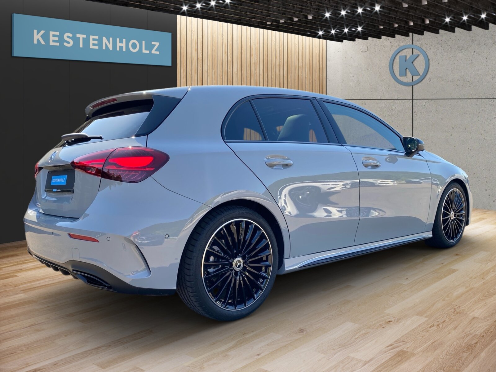Ausstattungslinien und -Pakete:  Advanced-Plus-Paket,   AMG Line:  AMG Line Advanced Plus,   AMG Styling:  Digitales Extra: Individualisierungs-Paket,   Laderaum-Paket,   Licht- und Sicht-Paket:  Night-Paket:  Park-Paket mit 360 Grad-Kamera:  Sitzkomfort-Paket:  Special Edition,   Spiegel-Paket:  USB-Paket PlusExterieur:  48,3 cm (19) AMG Leichtmetallräder im Vielspeichen-Design,   AIRPANEL,   Außenspiegel elektrisch anklappbar:  Einstiegsleisten mit "Mercedes-Benz"  Schriftzug,   Fahrzeug mit Linkslenkung,   Hybrid Antrieb mit 48-Volt-Technologie,   Identifikationsschild mit VIN-Nummer,   Multibeam LED:  Radgröße 19" Rundum Variante 1,   Scheibenwaschanlage beheizt,   Scheibenwischer mit Regensensor,   SPEED- + LOADINDEX 93W XL,   Sportbremsanlage,   Sportlicher Motorsound:  Steuer-Code - Funktion GSR-ISA,   STEUERCODE-TECHNISCHE WEITERENTWICKLUNG AGGREGAT,   Steuercode Umstellung WLTP mit RDE,   Teilkühlerjalousie oben,   Wärmedämmend dunkel getöntes GlasInterieur:  4-Wege-Lordosenstütze,   12V-Steckdose im Gepäckraum,   Ablagefach in Mittelkonsole mit Rollo,   Ambientebeleuchtung:  Armlehne im Fond,   Bedienungsanleitung und Serviceinformation - deutsch,   Doppelcupholder:  Gepäcknetz an Fahrer- und Beifahrerlehne,   Innenhimmel Stoff schwarz,   Innenspiegel automatisch abblendend,   Klimatisierungsautomatik THERMATIC:  Serviceintervall 25.000 km:  Sitzheizung für Fahrer und Beifahrer,   Sitzlehnen im Fond klappbar:  Sonnenblende mit beleuchtetem Make-up-Spiegel,   Sportsitze:  Zierelemente Aluminium mit Längsschliff hellMultimedia:  Advanced Soundsystem,   Android Auto:  Apple CarPlay:  Central Media Display,   Digitales Extra: Erweiterte Funktionen MBUX,   Digitales Extra: Festplatten-Navigation,   Digitales Extra: MBUX Navigation Premium,   Digitales Extra: Remote Services,   Digitales Extra: Smartphone Integration,   Digitales Extra: Vorrüstung für Live Traffic Information,   Digitales Extra: Vorrüstung für MBUX Entertainment,   Digitales Extra: Vorrüstung für Navigationsdienste,   Digitales Radio:  GPS-Antenne,   Headunit Länderset für ECE (NTG 7),   Kabelloses Ladesystem für mobile Endgeräte vorn:  Kommunikationsmodul für die Nutzung von Mercedes connect me Diensten,   MBUX Multimediasystem:  Mercedes-Benz Notrufsystem:  Sprache Kombiinstrument - deutsch,   Techn. Kommunikationsmodulvariante für ECE,   Volldigitales Instrumenten-Display:  Vorrüstung für digitales Radio:Komfort und Umwelt:  7G-DCT:  360°-Kamera:  Abgasnorm EU6:  Adaptiver Fernlicht-Assistent Plus:  Aktiver Park-Assistent mit PARKTRONIC:  Aktiver Spurhalte-Assistent:  Direktlenkung,   Dynamic Select,   Galvanisierte Lenkradschaltpaddles,   Geschwindigkeitslimit-Assistent,   i-Size Kindersitzbefestigung,   Komfortfahrwerk mit Tieferlegung,   Kraftstofftanksystem für EU6d-Norm:  Lenkradheizung:  Mehrlenkerachse,   Multifunktions-Sportlenkrad in Leder Nappa:  Panorama-Schiebedach:  Passive Personenanwesenheitserinnerung,   Totwinkel-Assistent:  Vorrüstung für DISTRONICSicherheit:  Aktiver Brems-Assistent:  Ausstiegswarnfunktion,   Automatische Beifahrerairbag-Abschaltung,   Deaktivierung Schließrückmeldung über Fanfare,   Digitales Extra: Aktiver Abstands-Assistent DISTRONIC,   Fahrerbeobachtungskamera,   Fondgurt-Statusanzeige im Kombiinstrument,   Kneebag:  Lenkradbedienung für Aktiven Abstands-Assistent DISTRONIC,   Rating Länderset EURO-NCAP,   Reifendruckkontrolle (RDK):Weiteres:  COLDEND TECHNIK TYP 0,   HOTEND TECHNIK TYP II-A,   Kältemittel 1234yf,   LAND-SAMMLER FUER RED-ZERTIFIZIERUNG F. HU ECE,   Ledernachbildung ARTICO / Mikrofaser MICROCUT Polsterung Ledernachbildung ARTICO / Mikrofaser MICROC,   Modelljahrcode,   PRODUKTIONSSTANDORT FAHRZEUG RASTATT,   SC - UMSTELLUNG EDR-ORC (EREIGNISDATENSP. AIRBAG),   STEERING CODE - OUTPUT ACTIV AES-FLAG,   STEUERCODE SPURKORREKTUR UEB. LENKEINGRIFF,   Steuercode Vertrieb  f. Code 475,   WIPPS-Laender WEU+COC.