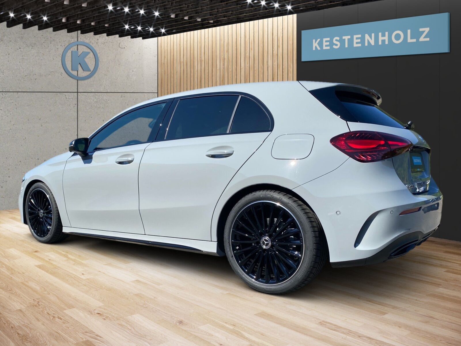 Ausstattungslinien und -Pakete:  Advanced-Plus-Paket,   AMG Line:  AMG Line Advanced Plus,   AMG Styling:  Digitales Extra: Individualisierungs-Paket,   Laderaum-Paket,   Licht- und Sicht-Paket:  Night-Paket:  Park-Paket mit 360 Grad-Kamera:  Sitzkomfort-Paket:  Special Edition,   Spiegel-Paket:  USB-Paket PlusExterieur:  48,3 cm (19) AMG Leichtmetallräder im Vielspeichen-Design,   AIRPANEL,   Außenspiegel elektrisch anklappbar:  Einstiegsleisten mit "Mercedes-Benz"  Schriftzug,   Fahrzeug mit Linkslenkung,   Hybrid Antrieb mit 48-Volt-Technologie,   Identifikationsschild mit VIN-Nummer,   Multibeam LED:  Radgröße 19" Rundum Variante 1,   Scheibenwaschanlage beheizt,   Scheibenwischer mit Regensensor,   SPEED- + LOADINDEX 93W XL,   Sportbremsanlage,   Sportlicher Motorsound:  Steuer-Code - Funktion GSR-ISA,   STEUERCODE-TECHNISCHE WEITERENTWICKLUNG AGGREGAT,   Steuercode Umstellung WLTP mit RDE,   Teilkühlerjalousie oben,   Wärmedämmend dunkel getöntes GlasInterieur:  4-Wege-Lordosenstütze,   12V-Steckdose im Gepäckraum,   Ablagefach in Mittelkonsole mit Rollo,   Ambientebeleuchtung:  Armlehne im Fond,   Bedienungsanleitung und Serviceinformation - deutsch,   Doppelcupholder:  Gepäcknetz an Fahrer- und Beifahrerlehne,   Innenhimmel Stoff schwarz,   Innenspiegel automatisch abblendend,   Klimatisierungsautomatik THERMATIC:  Serviceintervall 25.000 km:  Sitzheizung für Fahrer und Beifahrer,   Sitzlehnen im Fond klappbar:  Sonnenblende mit beleuchtetem Make-up-Spiegel,   Sportsitze:  Zierelemente Aluminium mit Längsschliff hellMultimedia:  Advanced Soundsystem,   Android Auto:  Apple CarPlay:  Central Media Display,   Digitales Extra: Erweiterte Funktionen MBUX,   Digitales Extra: Festplatten-Navigation,   Digitales Extra: MBUX Navigation Premium,   Digitales Extra: Remote Services,   Digitales Extra: Smartphone Integration,   Digitales Extra: Vorrüstung für Live Traffic Information,   Digitales Extra: Vorrüstung für MBUX Entertainment,   Digitales Extra: Vorrüstung für Navigationsdienste,   Digitales Radio:  GPS-Antenne,   Headunit Länderset für ECE (NTG 7),   Kabelloses Ladesystem für mobile Endgeräte vorn:  Kommunikationsmodul für die Nutzung von Mercedes connect me Diensten,   MBUX Multimediasystem:  Mercedes-Benz Notrufsystem:  Sprache Kombiinstrument - deutsch,   Techn. Kommunikationsmodulvariante für ECE,   Volldigitales Instrumenten-Display:  Vorrüstung für digitales Radio:Komfort und Umwelt:  7G-DCT:  360°-Kamera:  Abgasnorm EU6:  Adaptiver Fernlicht-Assistent Plus:  Aktiver Park-Assistent mit PARKTRONIC:  Aktiver Spurhalte-Assistent:  Direktlenkung,   Dynamic Select,   Galvanisierte Lenkradschaltpaddles,   Geschwindigkeitslimit-Assistent,   i-Size Kindersitzbefestigung,   Komfortfahrwerk mit Tieferlegung,   Kraftstofftanksystem für EU6d-Norm:  Lenkradheizung:  Mehrlenkerachse,   Multifunktions-Sportlenkrad in Leder Nappa:  Panorama-Schiebedach:  Passive Personenanwesenheitserinnerung,   Totwinkel-Assistent:  Vorrüstung für DISTRONICSicherheit:  Aktiver Brems-Assistent:  Ausstiegswarnfunktion,   Automatische Beifahrerairbag-Abschaltung,   Deaktivierung Schließrückmeldung über Fanfare,   Digitales Extra: Aktiver Abstands-Assistent DISTRONIC,   Fahrerbeobachtungskamera,   Fondgurt-Statusanzeige im Kombiinstrument,   Kneebag:  Lenkradbedienung für Aktiven Abstands-Assistent DISTRONIC,   Rating Länderset EURO-NCAP,   Reifendruckkontrolle (RDK):Weiteres:  COLDEND TECHNIK TYP 0,   HOTEND TECHNIK TYP II-A,   Kältemittel 1234yf,   LAND-SAMMLER FUER RED-ZERTIFIZIERUNG F. HU ECE,   Ledernachbildung ARTICO / Mikrofaser MICROCUT Polsterung Ledernachbildung ARTICO / Mikrofaser MICROC,   Modelljahrcode,   PRODUKTIONSSTANDORT FAHRZEUG RASTATT,   SC - UMSTELLUNG EDR-ORC (EREIGNISDATENSP. AIRBAG),   STEERING CODE - OUTPUT ACTIV AES-FLAG,   STEUERCODE SPURKORREKTUR UEB. LENKEINGRIFF,   Steuercode Vertrieb  f. Code 475,   WIPPS-Laender WEU+COC.
