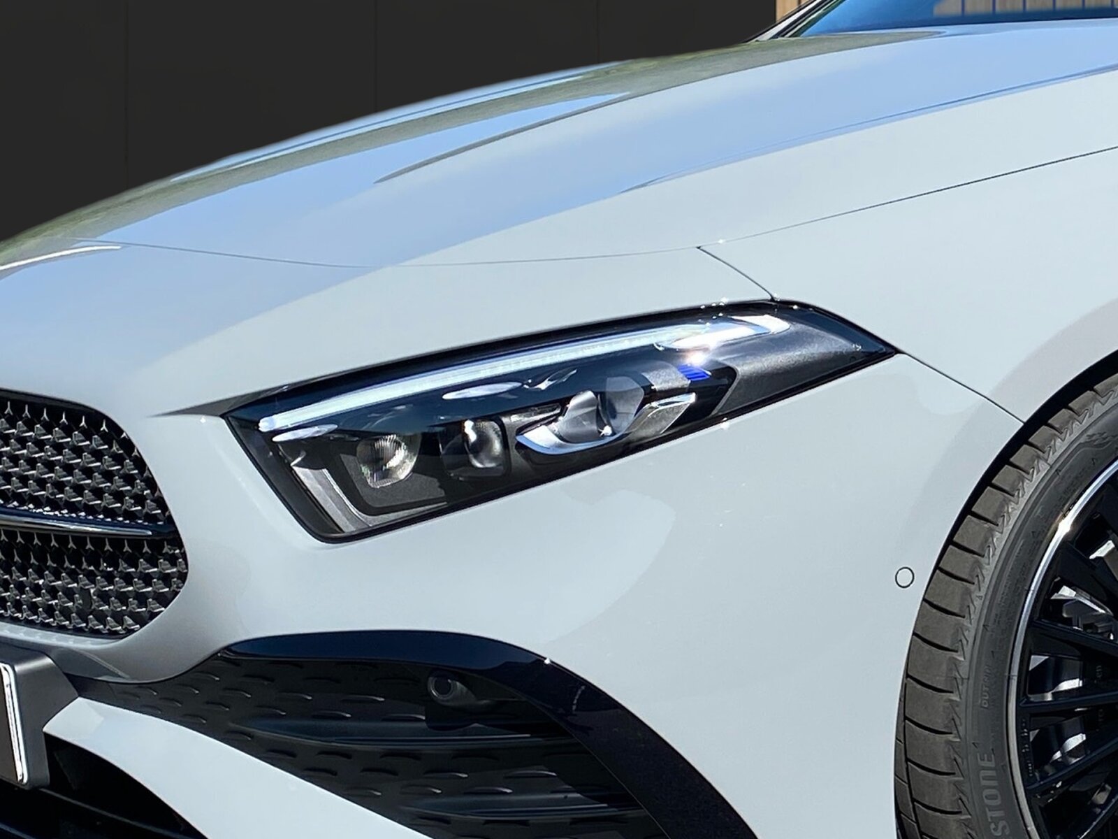 Ausstattungslinien und -Pakete:  Advanced-Plus-Paket,   AMG Line:  AMG Line Advanced Plus,   AMG Styling:  Digitales Extra: Individualisierungs-Paket,   Laderaum-Paket,   Licht- und Sicht-Paket:  Night-Paket:  Park-Paket mit 360 Grad-Kamera:  Sitzkomfort-Paket:  Special Edition,   Spiegel-Paket:  USB-Paket PlusExterieur:  48,3 cm (19) AMG Leichtmetallräder im Vielspeichen-Design,   AIRPANEL,   Außenspiegel elektrisch anklappbar:  Einstiegsleisten mit "Mercedes-Benz"  Schriftzug,   Fahrzeug mit Linkslenkung,   Hybrid Antrieb mit 48-Volt-Technologie,   Identifikationsschild mit VIN-Nummer,   Multibeam LED:  Radgröße 19" Rundum Variante 1,   Scheibenwaschanlage beheizt,   Scheibenwischer mit Regensensor,   SPEED- + LOADINDEX 93W XL,   Sportbremsanlage,   Sportlicher Motorsound:  Steuer-Code - Funktion GSR-ISA,   STEUERCODE-TECHNISCHE WEITERENTWICKLUNG AGGREGAT,   Steuercode Umstellung WLTP mit RDE,   Teilkühlerjalousie oben,   Wärmedämmend dunkel getöntes GlasInterieur:  4-Wege-Lordosenstütze,   12V-Steckdose im Gepäckraum,   Ablagefach in Mittelkonsole mit Rollo,   Ambientebeleuchtung:  Armlehne im Fond,   Bedienungsanleitung und Serviceinformation - deutsch,   Doppelcupholder:  Gepäcknetz an Fahrer- und Beifahrerlehne,   Innenhimmel Stoff schwarz,   Innenspiegel automatisch abblendend,   Klimatisierungsautomatik THERMATIC:  Serviceintervall 25.000 km:  Sitzheizung für Fahrer und Beifahrer,   Sitzlehnen im Fond klappbar:  Sonnenblende mit beleuchtetem Make-up-Spiegel,   Sportsitze:  Zierelemente Aluminium mit Längsschliff hellMultimedia:  Advanced Soundsystem,   Android Auto:  Apple CarPlay:  Central Media Display,   Digitales Extra: Erweiterte Funktionen MBUX,   Digitales Extra: Festplatten-Navigation,   Digitales Extra: MBUX Navigation Premium,   Digitales Extra: Remote Services,   Digitales Extra: Smartphone Integration,   Digitales Extra: Vorrüstung für Live Traffic Information,   Digitales Extra: Vorrüstung für MBUX Entertainment,   Digitales Extra: Vorrüstung für Navigationsdienste,   Digitales Radio:  GPS-Antenne,   Headunit Länderset für ECE (NTG 7),   Kabelloses Ladesystem für mobile Endgeräte vorn:  Kommunikationsmodul für die Nutzung von Mercedes connect me Diensten,   MBUX Multimediasystem:  Mercedes-Benz Notrufsystem:  Sprache Kombiinstrument - deutsch,   Techn. Kommunikationsmodulvariante für ECE,   Volldigitales Instrumenten-Display:  Vorrüstung für digitales Radio:Komfort und Umwelt:  7G-DCT:  360°-Kamera:  Abgasnorm EU6:  Adaptiver Fernlicht-Assistent Plus:  Aktiver Park-Assistent mit PARKTRONIC:  Aktiver Spurhalte-Assistent:  Direktlenkung,   Dynamic Select,   Galvanisierte Lenkradschaltpaddles,   Geschwindigkeitslimit-Assistent,   i-Size Kindersitzbefestigung,   Komfortfahrwerk mit Tieferlegung,   Kraftstofftanksystem für EU6d-Norm:  Lenkradheizung:  Mehrlenkerachse,   Multifunktions-Sportlenkrad in Leder Nappa:  Panorama-Schiebedach:  Passive Personenanwesenheitserinnerung,   Totwinkel-Assistent:  Vorrüstung für DISTRONICSicherheit:  Aktiver Brems-Assistent:  Ausstiegswarnfunktion,   Automatische Beifahrerairbag-Abschaltung,   Deaktivierung Schließrückmeldung über Fanfare,   Digitales Extra: Aktiver Abstands-Assistent DISTRONIC,   Fahrerbeobachtungskamera,   Fondgurt-Statusanzeige im Kombiinstrument,   Kneebag:  Lenkradbedienung für Aktiven Abstands-Assistent DISTRONIC,   Rating Länderset EURO-NCAP,   Reifendruckkontrolle (RDK):Weiteres:  COLDEND TECHNIK TYP 0,   HOTEND TECHNIK TYP II-A,   Kältemittel 1234yf,   LAND-SAMMLER FUER RED-ZERTIFIZIERUNG F. HU ECE,   Ledernachbildung ARTICO / Mikrofaser MICROCUT Polsterung Ledernachbildung ARTICO / Mikrofaser MICROC,   Modelljahrcode,   PRODUKTIONSSTANDORT FAHRZEUG RASTATT,   SC - UMSTELLUNG EDR-ORC (EREIGNISDATENSP. AIRBAG),   STEERING CODE - OUTPUT ACTIV AES-FLAG,   STEUERCODE SPURKORREKTUR UEB. LENKEINGRIFF,   Steuercode Vertrieb  f. Code 475,   WIPPS-Laender WEU+COC.