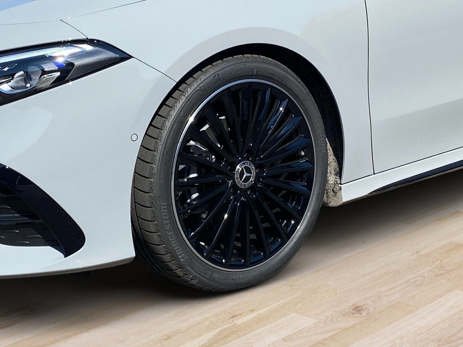 Ausstattungslinien und -Pakete:  Advanced-Plus-Paket,   AMG Line:  AMG Line Advanced Plus,   AMG Styling:  Digitales Extra: Individualisierungs-Paket,   Laderaum-Paket,   Licht- und Sicht-Paket:  Night-Paket:  Park-Paket mit 360 Grad-Kamera:  Sitzkomfort-Paket:  Special Edition,   Spiegel-Paket:  USB-Paket PlusExterieur:  48,3 cm (19) AMG Leichtmetallräder im Vielspeichen-Design,   AIRPANEL,   Außenspiegel elektrisch anklappbar:  Einstiegsleisten mit "Mercedes-Benz"  Schriftzug,   Fahrzeug mit Linkslenkung,   Hybrid Antrieb mit 48-Volt-Technologie,   Identifikationsschild mit VIN-Nummer,   Multibeam LED:  Radgröße 19" Rundum Variante 1,   Scheibenwaschanlage beheizt,   Scheibenwischer mit Regensensor,   SPEED- + LOADINDEX 93W XL,   Sportbremsanlage,   Sportlicher Motorsound:  Steuer-Code - Funktion GSR-ISA,   STEUERCODE-TECHNISCHE WEITERENTWICKLUNG AGGREGAT,   Steuercode Umstellung WLTP mit RDE,   Teilkühlerjalousie oben,   Wärmedämmend dunkel getöntes GlasInterieur:  4-Wege-Lordosenstütze,   12V-Steckdose im Gepäckraum,   Ablagefach in Mittelkonsole mit Rollo,   Ambientebeleuchtung:  Armlehne im Fond,   Bedienungsanleitung und Serviceinformation - deutsch,   Doppelcupholder:  Gepäcknetz an Fahrer- und Beifahrerlehne,   Innenhimmel Stoff schwarz,   Innenspiegel automatisch abblendend,   Klimatisierungsautomatik THERMATIC:  Serviceintervall 25.000 km:  Sitzheizung für Fahrer und Beifahrer,   Sitzlehnen im Fond klappbar:  Sonnenblende mit beleuchtetem Make-up-Spiegel,   Sportsitze:  Zierelemente Aluminium mit Längsschliff hellMultimedia:  Advanced Soundsystem,   Android Auto:  Apple CarPlay:  Central Media Display,   Digitales Extra: Erweiterte Funktionen MBUX,   Digitales Extra: Festplatten-Navigation,   Digitales Extra: MBUX Navigation Premium,   Digitales Extra: Remote Services,   Digitales Extra: Smartphone Integration,   Digitales Extra: Vorrüstung für Live Traffic Information,   Digitales Extra: Vorrüstung für MBUX Entertainment,   Digitales Extra: Vorrüstung für Navigationsdienste,   Digitales Radio:  GPS-Antenne,   Headunit Länderset für ECE (NTG 7),   Kabelloses Ladesystem für mobile Endgeräte vorn:  Kommunikationsmodul für die Nutzung von Mercedes connect me Diensten,   MBUX Multimediasystem:  Mercedes-Benz Notrufsystem:  Sprache Kombiinstrument - deutsch,   Techn. Kommunikationsmodulvariante für ECE,   Volldigitales Instrumenten-Display:  Vorrüstung für digitales Radio:Komfort und Umwelt:  7G-DCT:  360°-Kamera:  Abgasnorm EU6:  Adaptiver Fernlicht-Assistent Plus:  Aktiver Park-Assistent mit PARKTRONIC:  Aktiver Spurhalte-Assistent:  Direktlenkung,   Dynamic Select,   Galvanisierte Lenkradschaltpaddles,   Geschwindigkeitslimit-Assistent,   i-Size Kindersitzbefestigung,   Komfortfahrwerk mit Tieferlegung,   Kraftstofftanksystem für EU6d-Norm:  Lenkradheizung:  Mehrlenkerachse,   Multifunktions-Sportlenkrad in Leder Nappa:  Panorama-Schiebedach:  Passive Personenanwesenheitserinnerung,   Totwinkel-Assistent:  Vorrüstung für DISTRONICSicherheit:  Aktiver Brems-Assistent:  Ausstiegswarnfunktion,   Automatische Beifahrerairbag-Abschaltung,   Deaktivierung Schließrückmeldung über Fanfare,   Digitales Extra: Aktiver Abstands-Assistent DISTRONIC,   Fahrerbeobachtungskamera,   Fondgurt-Statusanzeige im Kombiinstrument,   Kneebag:  Lenkradbedienung für Aktiven Abstands-Assistent DISTRONIC,   Rating Länderset EURO-NCAP,   Reifendruckkontrolle (RDK):Weiteres:  COLDEND TECHNIK TYP 0,   HOTEND TECHNIK TYP II-A,   Kältemittel 1234yf,   LAND-SAMMLER FUER RED-ZERTIFIZIERUNG F. HU ECE,   Ledernachbildung ARTICO / Mikrofaser MICROCUT Polsterung Ledernachbildung ARTICO / Mikrofaser MICROC,   Modelljahrcode,   PRODUKTIONSSTANDORT FAHRZEUG RASTATT,   SC - UMSTELLUNG EDR-ORC (EREIGNISDATENSP. AIRBAG),   STEERING CODE - OUTPUT ACTIV AES-FLAG,   STEUERCODE SPURKORREKTUR UEB. LENKEINGRIFF,   Steuercode Vertrieb  f. Code 475,   WIPPS-Laender WEU+COC.