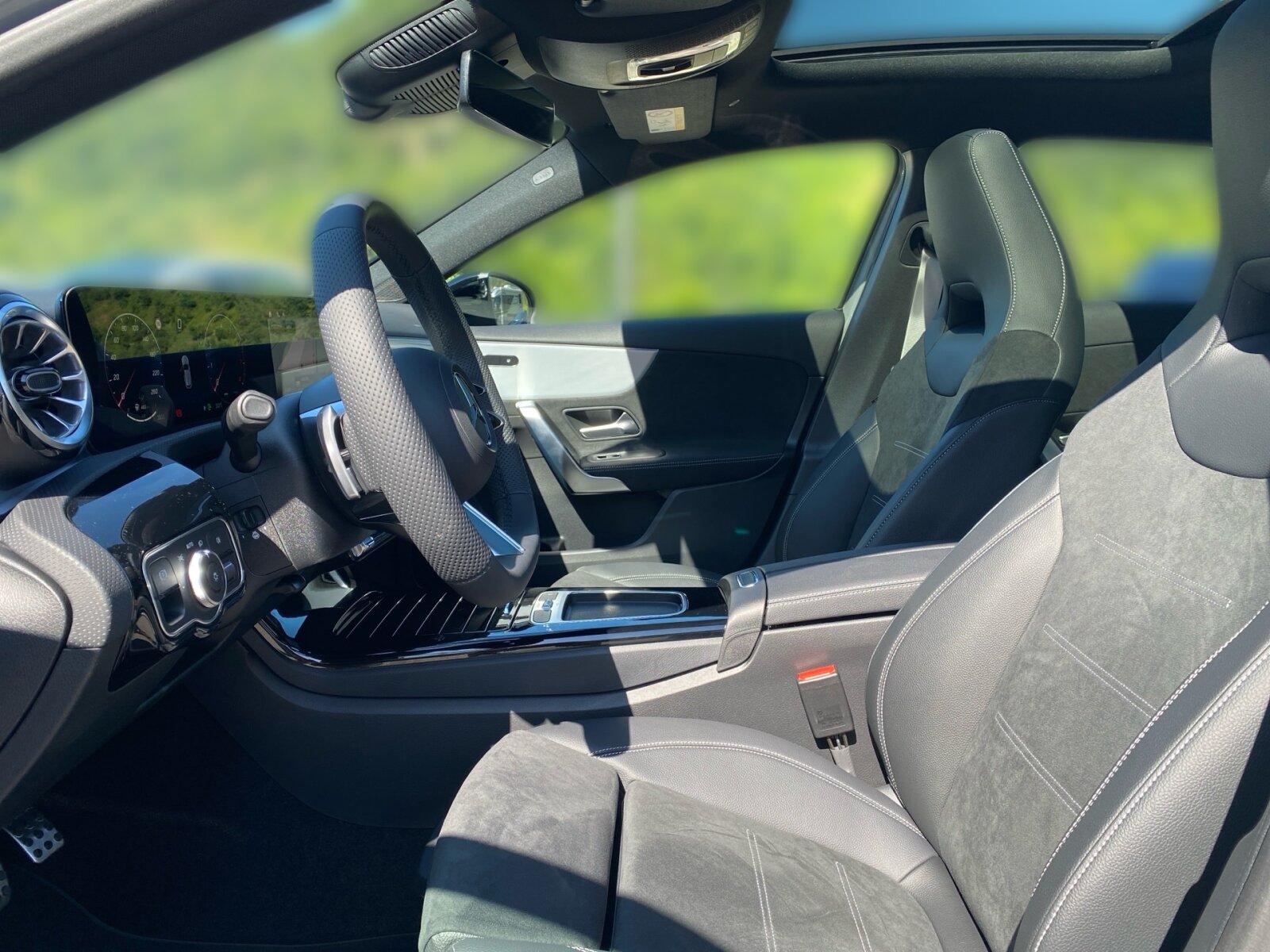 Ausstattungslinien und -Pakete:  Advanced-Plus-Paket,   AMG Line:  AMG Line Advanced Plus,   AMG Styling:  Digitales Extra: Individualisierungs-Paket,   Laderaum-Paket,   Licht- und Sicht-Paket:  Night-Paket:  Park-Paket mit 360 Grad-Kamera:  Sitzkomfort-Paket:  Special Edition,   Spiegel-Paket:  USB-Paket PlusExterieur:  48,3 cm (19) AMG Leichtmetallräder im Vielspeichen-Design,   AIRPANEL,   Außenspiegel elektrisch anklappbar:  Einstiegsleisten mit "Mercedes-Benz"  Schriftzug,   Fahrzeug mit Linkslenkung,   Hybrid Antrieb mit 48-Volt-Technologie,   Identifikationsschild mit VIN-Nummer,   Multibeam LED:  Radgröße 19" Rundum Variante 1,   Scheibenwaschanlage beheizt,   Scheibenwischer mit Regensensor,   SPEED- + LOADINDEX 93W XL,   Sportbremsanlage,   Sportlicher Motorsound:  Steuer-Code - Funktion GSR-ISA,   STEUERCODE-TECHNISCHE WEITERENTWICKLUNG AGGREGAT,   Steuercode Umstellung WLTP mit RDE,   Teilkühlerjalousie oben,   Wärmedämmend dunkel getöntes GlasInterieur:  4-Wege-Lordosenstütze,   12V-Steckdose im Gepäckraum,   Ablagefach in Mittelkonsole mit Rollo,   Ambientebeleuchtung:  Armlehne im Fond,   Bedienungsanleitung und Serviceinformation - deutsch,   Doppelcupholder:  Gepäcknetz an Fahrer- und Beifahrerlehne,   Innenhimmel Stoff schwarz,   Innenspiegel automatisch abblendend,   Klimatisierungsautomatik THERMATIC:  Serviceintervall 25.000 km:  Sitzheizung für Fahrer und Beifahrer,   Sitzlehnen im Fond klappbar:  Sonnenblende mit beleuchtetem Make-up-Spiegel,   Sportsitze:  Zierelemente Aluminium mit Längsschliff hellMultimedia:  Advanced Soundsystem,   Android Auto:  Apple CarPlay:  Central Media Display,   Digitales Extra: Erweiterte Funktionen MBUX,   Digitales Extra: Festplatten-Navigation,   Digitales Extra: MBUX Navigation Premium,   Digitales Extra: Remote Services,   Digitales Extra: Smartphone Integration,   Digitales Extra: Vorrüstung für Live Traffic Information,   Digitales Extra: Vorrüstung für MBUX Entertainment,   Digitales Extra: Vorrüstung für Navigationsdienste,   Digitales Radio:  GPS-Antenne,   Headunit Länderset für ECE (NTG 7),   Kabelloses Ladesystem für mobile Endgeräte vorn:  Kommunikationsmodul für die Nutzung von Mercedes connect me Diensten,   MBUX Multimediasystem:  Mercedes-Benz Notrufsystem:  Sprache Kombiinstrument - deutsch,   Techn. Kommunikationsmodulvariante für ECE,   Volldigitales Instrumenten-Display:  Vorrüstung für digitales Radio:Komfort und Umwelt:  7G-DCT:  360°-Kamera:  Abgasnorm EU6:  Adaptiver Fernlicht-Assistent Plus:  Aktiver Park-Assistent mit PARKTRONIC:  Aktiver Spurhalte-Assistent:  Direktlenkung,   Dynamic Select,   Galvanisierte Lenkradschaltpaddles,   Geschwindigkeitslimit-Assistent,   i-Size Kindersitzbefestigung,   Komfortfahrwerk mit Tieferlegung,   Kraftstofftanksystem für EU6d-Norm:  Lenkradheizung:  Mehrlenkerachse,   Multifunktions-Sportlenkrad in Leder Nappa:  Panorama-Schiebedach:  Passive Personenanwesenheitserinnerung,   Totwinkel-Assistent:  Vorrüstung für DISTRONICSicherheit:  Aktiver Brems-Assistent:  Ausstiegswarnfunktion,   Automatische Beifahrerairbag-Abschaltung,   Deaktivierung Schließrückmeldung über Fanfare,   Digitales Extra: Aktiver Abstands-Assistent DISTRONIC,   Fahrerbeobachtungskamera,   Fondgurt-Statusanzeige im Kombiinstrument,   Kneebag:  Lenkradbedienung für Aktiven Abstands-Assistent DISTRONIC,   Rating Länderset EURO-NCAP,   Reifendruckkontrolle (RDK):Weiteres:  COLDEND TECHNIK TYP 0,   HOTEND TECHNIK TYP II-A,   Kältemittel 1234yf,   LAND-SAMMLER FUER RED-ZERTIFIZIERUNG F. HU ECE,   Ledernachbildung ARTICO / Mikrofaser MICROCUT Polsterung Ledernachbildung ARTICO / Mikrofaser MICROC,   Modelljahrcode,   PRODUKTIONSSTANDORT FAHRZEUG RASTATT,   SC - UMSTELLUNG EDR-ORC (EREIGNISDATENSP. AIRBAG),   STEERING CODE - OUTPUT ACTIV AES-FLAG,   STEUERCODE SPURKORREKTUR UEB. LENKEINGRIFF,   Steuercode Vertrieb  f. Code 475,   WIPPS-Laender WEU+COC.