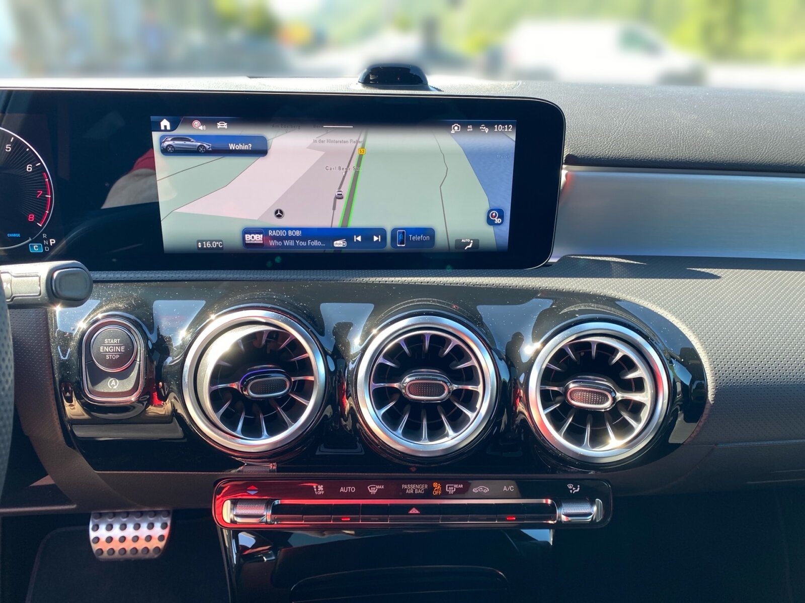 Ausstattungslinien und -Pakete:  Advanced-Plus-Paket,   AMG Line:  AMG Line Advanced Plus,   AMG Styling:  Digitales Extra: Individualisierungs-Paket,   Laderaum-Paket,   Licht- und Sicht-Paket:  Night-Paket:  Park-Paket mit 360 Grad-Kamera:  Sitzkomfort-Paket:  Special Edition,   Spiegel-Paket:  USB-Paket PlusExterieur:  48,3 cm (19) AMG Leichtmetallräder im Vielspeichen-Design,   AIRPANEL,   Außenspiegel elektrisch anklappbar:  Einstiegsleisten mit "Mercedes-Benz"  Schriftzug,   Fahrzeug mit Linkslenkung,   Hybrid Antrieb mit 48-Volt-Technologie,   Identifikationsschild mit VIN-Nummer,   Multibeam LED:  Radgröße 19" Rundum Variante 1,   Scheibenwaschanlage beheizt,   Scheibenwischer mit Regensensor,   SPEED- + LOADINDEX 93W XL,   Sportbremsanlage,   Sportlicher Motorsound:  Steuer-Code - Funktion GSR-ISA,   STEUERCODE-TECHNISCHE WEITERENTWICKLUNG AGGREGAT,   Steuercode Umstellung WLTP mit RDE,   Teilkühlerjalousie oben,   Wärmedämmend dunkel getöntes GlasInterieur:  4-Wege-Lordosenstütze,   12V-Steckdose im Gepäckraum,   Ablagefach in Mittelkonsole mit Rollo,   Ambientebeleuchtung:  Armlehne im Fond,   Bedienungsanleitung und Serviceinformation - deutsch,   Doppelcupholder:  Gepäcknetz an Fahrer- und Beifahrerlehne,   Innenhimmel Stoff schwarz,   Innenspiegel automatisch abblendend,   Klimatisierungsautomatik THERMATIC:  Serviceintervall 25.000 km:  Sitzheizung für Fahrer und Beifahrer,   Sitzlehnen im Fond klappbar:  Sonnenblende mit beleuchtetem Make-up-Spiegel,   Sportsitze:  Zierelemente Aluminium mit Längsschliff hellMultimedia:  Advanced Soundsystem,   Android Auto:  Apple CarPlay:  Central Media Display,   Digitales Extra: Erweiterte Funktionen MBUX,   Digitales Extra: Festplatten-Navigation,   Digitales Extra: MBUX Navigation Premium,   Digitales Extra: Remote Services,   Digitales Extra: Smartphone Integration,   Digitales Extra: Vorrüstung für Live Traffic Information,   Digitales Extra: Vorrüstung für MBUX Entertainment,   Digitales Extra: Vorrüstung für Navigationsdienste,   Digitales Radio:  GPS-Antenne,   Headunit Länderset für ECE (NTG 7),   Kabelloses Ladesystem für mobile Endgeräte vorn:  Kommunikationsmodul für die Nutzung von Mercedes connect me Diensten,   MBUX Multimediasystem:  Mercedes-Benz Notrufsystem:  Sprache Kombiinstrument - deutsch,   Techn. Kommunikationsmodulvariante für ECE,   Volldigitales Instrumenten-Display:  Vorrüstung für digitales Radio:Komfort und Umwelt:  7G-DCT:  360°-Kamera:  Abgasnorm EU6:  Adaptiver Fernlicht-Assistent Plus:  Aktiver Park-Assistent mit PARKTRONIC:  Aktiver Spurhalte-Assistent:  Direktlenkung,   Dynamic Select,   Galvanisierte Lenkradschaltpaddles,   Geschwindigkeitslimit-Assistent,   i-Size Kindersitzbefestigung,   Komfortfahrwerk mit Tieferlegung,   Kraftstofftanksystem für EU6d-Norm:  Lenkradheizung:  Mehrlenkerachse,   Multifunktions-Sportlenkrad in Leder Nappa:  Panorama-Schiebedach:  Passive Personenanwesenheitserinnerung,   Totwinkel-Assistent:  Vorrüstung für DISTRONICSicherheit:  Aktiver Brems-Assistent:  Ausstiegswarnfunktion,   Automatische Beifahrerairbag-Abschaltung,   Deaktivierung Schließrückmeldung über Fanfare,   Digitales Extra: Aktiver Abstands-Assistent DISTRONIC,   Fahrerbeobachtungskamera,   Fondgurt-Statusanzeige im Kombiinstrument,   Kneebag:  Lenkradbedienung für Aktiven Abstands-Assistent DISTRONIC,   Rating Länderset EURO-NCAP,   Reifendruckkontrolle (RDK):Weiteres:  COLDEND TECHNIK TYP 0,   HOTEND TECHNIK TYP II-A,   Kältemittel 1234yf,   LAND-SAMMLER FUER RED-ZERTIFIZIERUNG F. HU ECE,   Ledernachbildung ARTICO / Mikrofaser MICROCUT Polsterung Ledernachbildung ARTICO / Mikrofaser MICROC,   Modelljahrcode,   PRODUKTIONSSTANDORT FAHRZEUG RASTATT,   SC - UMSTELLUNG EDR-ORC (EREIGNISDATENSP. AIRBAG),   STEERING CODE - OUTPUT ACTIV AES-FLAG,   STEUERCODE SPURKORREKTUR UEB. LENKEINGRIFF,   Steuercode Vertrieb  f. Code 475,   WIPPS-Laender WEU+COC.