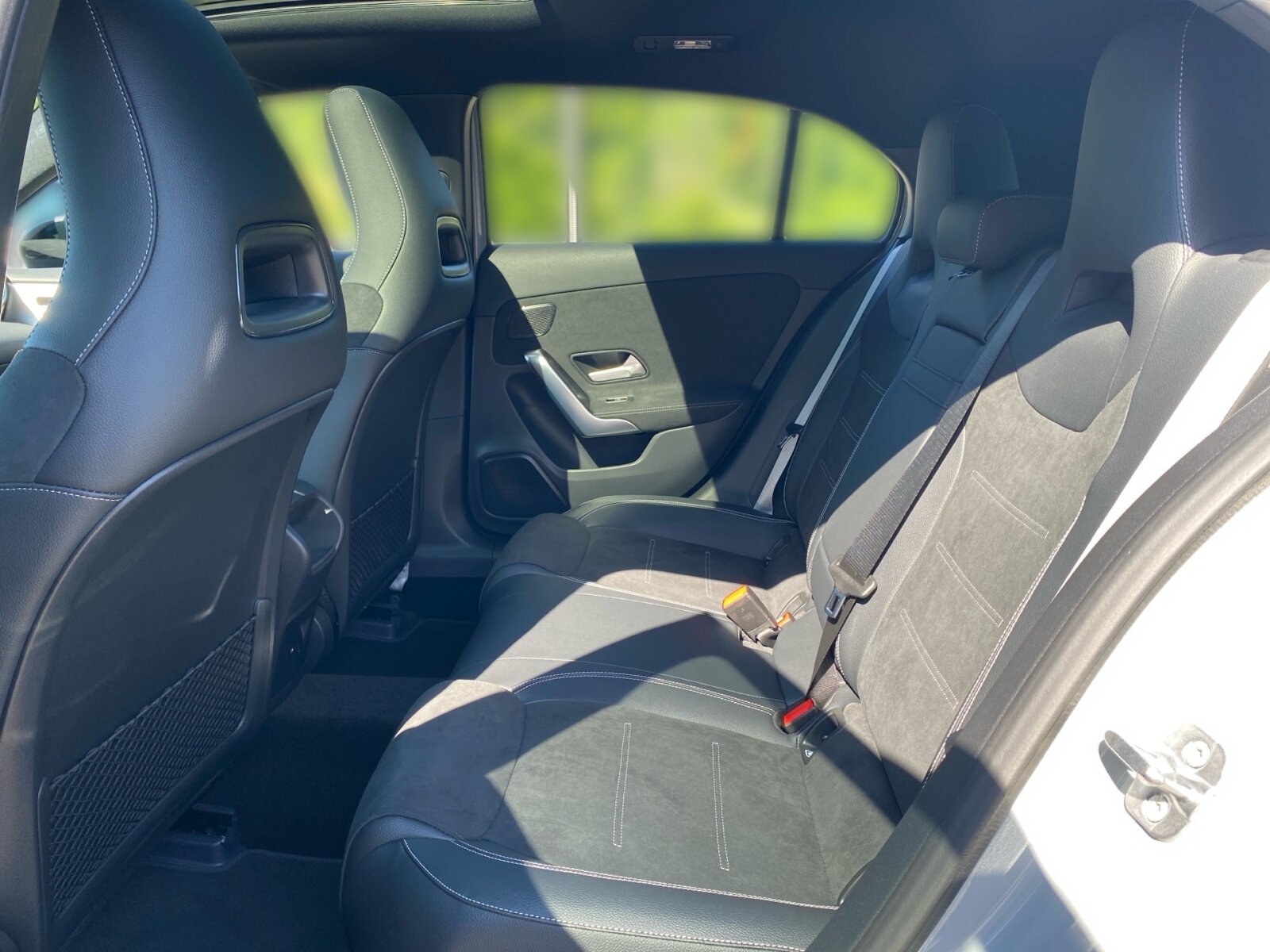 Ausstattungslinien und -Pakete:  Advanced-Plus-Paket,   AMG Line:  AMG Line Advanced Plus,   AMG Styling:  Digitales Extra: Individualisierungs-Paket,   Laderaum-Paket,   Licht- und Sicht-Paket:  Night-Paket:  Park-Paket mit 360 Grad-Kamera:  Sitzkomfort-Paket:  Special Edition,   Spiegel-Paket:  USB-Paket PlusExterieur:  48,3 cm (19) AMG Leichtmetallräder im Vielspeichen-Design,   AIRPANEL,   Außenspiegel elektrisch anklappbar:  Einstiegsleisten mit "Mercedes-Benz"  Schriftzug,   Fahrzeug mit Linkslenkung,   Hybrid Antrieb mit 48-Volt-Technologie,   Identifikationsschild mit VIN-Nummer,   Multibeam LED:  Radgröße 19" Rundum Variante 1,   Scheibenwaschanlage beheizt,   Scheibenwischer mit Regensensor,   SPEED- + LOADINDEX 93W XL,   Sportbremsanlage,   Sportlicher Motorsound:  Steuer-Code - Funktion GSR-ISA,   STEUERCODE-TECHNISCHE WEITERENTWICKLUNG AGGREGAT,   Steuercode Umstellung WLTP mit RDE,   Teilkühlerjalousie oben,   Wärmedämmend dunkel getöntes GlasInterieur:  4-Wege-Lordosenstütze,   12V-Steckdose im Gepäckraum,   Ablagefach in Mittelkonsole mit Rollo,   Ambientebeleuchtung:  Armlehne im Fond,   Bedienungsanleitung und Serviceinformation - deutsch,   Doppelcupholder:  Gepäcknetz an Fahrer- und Beifahrerlehne,   Innenhimmel Stoff schwarz,   Innenspiegel automatisch abblendend,   Klimatisierungsautomatik THERMATIC:  Serviceintervall 25.000 km:  Sitzheizung für Fahrer und Beifahrer,   Sitzlehnen im Fond klappbar:  Sonnenblende mit beleuchtetem Make-up-Spiegel,   Sportsitze:  Zierelemente Aluminium mit Längsschliff hellMultimedia:  Advanced Soundsystem,   Android Auto:  Apple CarPlay:  Central Media Display,   Digitales Extra: Erweiterte Funktionen MBUX,   Digitales Extra: Festplatten-Navigation,   Digitales Extra: MBUX Navigation Premium,   Digitales Extra: Remote Services,   Digitales Extra: Smartphone Integration,   Digitales Extra: Vorrüstung für Live Traffic Information,   Digitales Extra: Vorrüstung für MBUX Entertainment,   Digitales Extra: Vorrüstung für Navigationsdienste,   Digitales Radio:  GPS-Antenne,   Headunit Länderset für ECE (NTG 7),   Kabelloses Ladesystem für mobile Endgeräte vorn:  Kommunikationsmodul für die Nutzung von Mercedes connect me Diensten,   MBUX Multimediasystem:  Mercedes-Benz Notrufsystem:  Sprache Kombiinstrument - deutsch,   Techn. Kommunikationsmodulvariante für ECE,   Volldigitales Instrumenten-Display:  Vorrüstung für digitales Radio:Komfort und Umwelt:  7G-DCT:  360°-Kamera:  Abgasnorm EU6:  Adaptiver Fernlicht-Assistent Plus:  Aktiver Park-Assistent mit PARKTRONIC:  Aktiver Spurhalte-Assistent:  Direktlenkung,   Dynamic Select,   Galvanisierte Lenkradschaltpaddles,   Geschwindigkeitslimit-Assistent,   i-Size Kindersitzbefestigung,   Komfortfahrwerk mit Tieferlegung,   Kraftstofftanksystem für EU6d-Norm:  Lenkradheizung:  Mehrlenkerachse,   Multifunktions-Sportlenkrad in Leder Nappa:  Panorama-Schiebedach:  Passive Personenanwesenheitserinnerung,   Totwinkel-Assistent:  Vorrüstung für DISTRONICSicherheit:  Aktiver Brems-Assistent:  Ausstiegswarnfunktion,   Automatische Beifahrerairbag-Abschaltung,   Deaktivierung Schließrückmeldung über Fanfare,   Digitales Extra: Aktiver Abstands-Assistent DISTRONIC,   Fahrerbeobachtungskamera,   Fondgurt-Statusanzeige im Kombiinstrument,   Kneebag:  Lenkradbedienung für Aktiven Abstands-Assistent DISTRONIC,   Rating Länderset EURO-NCAP,   Reifendruckkontrolle (RDK):Weiteres:  COLDEND TECHNIK TYP 0,   HOTEND TECHNIK TYP II-A,   Kältemittel 1234yf,   LAND-SAMMLER FUER RED-ZERTIFIZIERUNG F. HU ECE,   Ledernachbildung ARTICO / Mikrofaser MICROCUT Polsterung Ledernachbildung ARTICO / Mikrofaser MICROC,   Modelljahrcode,   PRODUKTIONSSTANDORT FAHRZEUG RASTATT,   SC - UMSTELLUNG EDR-ORC (EREIGNISDATENSP. AIRBAG),   STEERING CODE - OUTPUT ACTIV AES-FLAG,   STEUERCODE SPURKORREKTUR UEB. LENKEINGRIFF,   Steuercode Vertrieb  f. Code 475,   WIPPS-Laender WEU+COC.