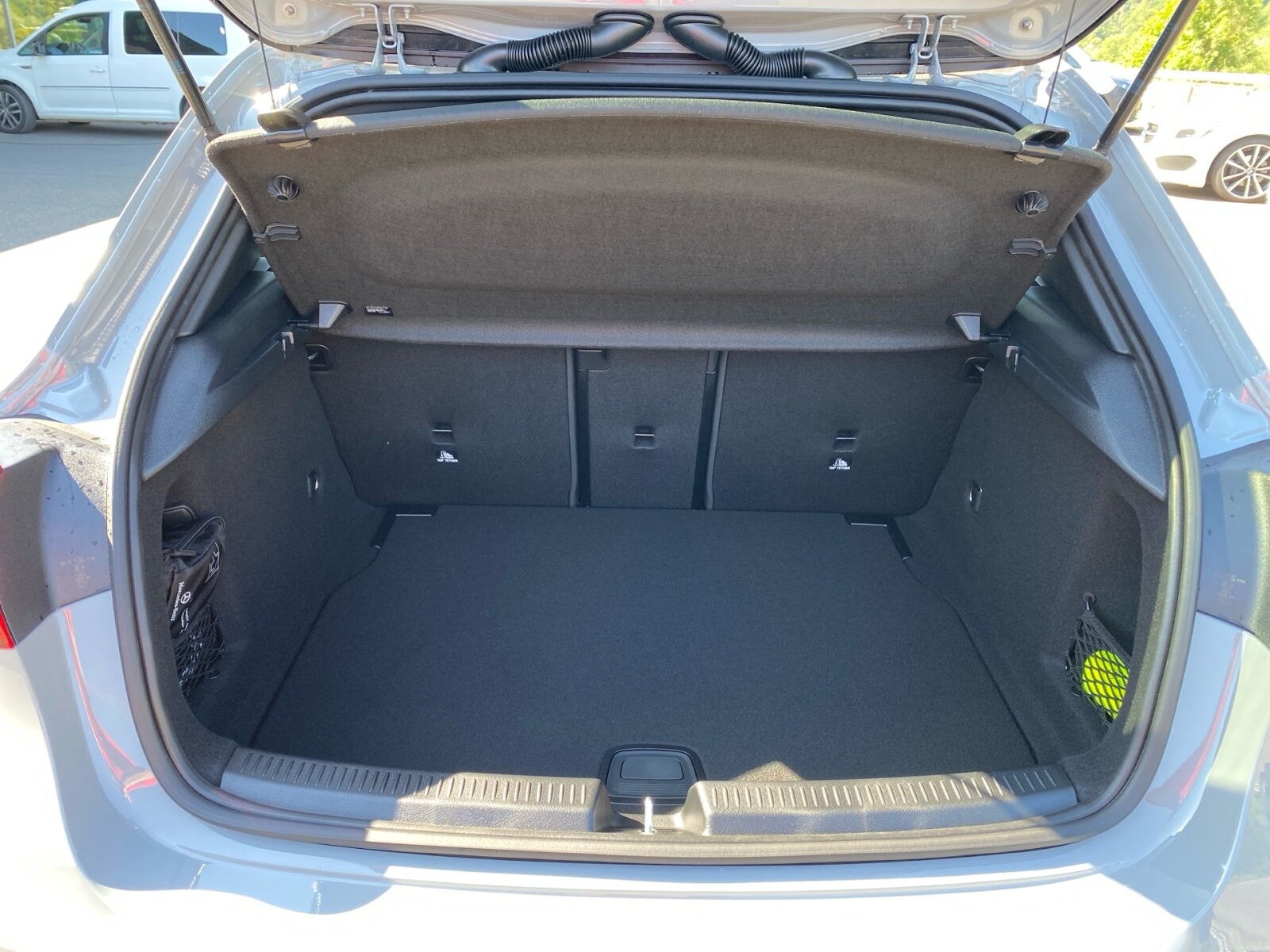 Ausstattungslinien und -Pakete:  Advanced-Plus-Paket,   AMG Line:  AMG Line Advanced Plus,   AMG Styling:  Digitales Extra: Individualisierungs-Paket,   Laderaum-Paket,   Licht- und Sicht-Paket:  Night-Paket:  Park-Paket mit 360 Grad-Kamera:  Sitzkomfort-Paket:  Special Edition,   Spiegel-Paket:  USB-Paket PlusExterieur:  48,3 cm (19) AMG Leichtmetallräder im Vielspeichen-Design,   AIRPANEL,   Außenspiegel elektrisch anklappbar:  Einstiegsleisten mit "Mercedes-Benz"  Schriftzug,   Fahrzeug mit Linkslenkung,   Hybrid Antrieb mit 48-Volt-Technologie,   Identifikationsschild mit VIN-Nummer,   Multibeam LED:  Radgröße 19" Rundum Variante 1,   Scheibenwaschanlage beheizt,   Scheibenwischer mit Regensensor,   SPEED- + LOADINDEX 93W XL,   Sportbremsanlage,   Sportlicher Motorsound:  Steuer-Code - Funktion GSR-ISA,   STEUERCODE-TECHNISCHE WEITERENTWICKLUNG AGGREGAT,   Steuercode Umstellung WLTP mit RDE,   Teilkühlerjalousie oben,   Wärmedämmend dunkel getöntes GlasInterieur:  4-Wege-Lordosenstütze,   12V-Steckdose im Gepäckraum,   Ablagefach in Mittelkonsole mit Rollo,   Ambientebeleuchtung:  Armlehne im Fond,   Bedienungsanleitung und Serviceinformation - deutsch,   Doppelcupholder:  Gepäcknetz an Fahrer- und Beifahrerlehne,   Innenhimmel Stoff schwarz,   Innenspiegel automatisch abblendend,   Klimatisierungsautomatik THERMATIC:  Serviceintervall 25.000 km:  Sitzheizung für Fahrer und Beifahrer,   Sitzlehnen im Fond klappbar:  Sonnenblende mit beleuchtetem Make-up-Spiegel,   Sportsitze:  Zierelemente Aluminium mit Längsschliff hellMultimedia:  Advanced Soundsystem,   Android Auto:  Apple CarPlay:  Central Media Display,   Digitales Extra: Erweiterte Funktionen MBUX,   Digitales Extra: Festplatten-Navigation,   Digitales Extra: MBUX Navigation Premium,   Digitales Extra: Remote Services,   Digitales Extra: Smartphone Integration,   Digitales Extra: Vorrüstung für Live Traffic Information,   Digitales Extra: Vorrüstung für MBUX Entertainment,   Digitales Extra: Vorrüstung für Navigationsdienste,   Digitales Radio:  GPS-Antenne,   Headunit Länderset für ECE (NTG 7),   Kabelloses Ladesystem für mobile Endgeräte vorn:  Kommunikationsmodul für die Nutzung von Mercedes connect me Diensten,   MBUX Multimediasystem:  Mercedes-Benz Notrufsystem:  Sprache Kombiinstrument - deutsch,   Techn. Kommunikationsmodulvariante für ECE,   Volldigitales Instrumenten-Display:  Vorrüstung für digitales Radio:Komfort und Umwelt:  7G-DCT:  360°-Kamera:  Abgasnorm EU6:  Adaptiver Fernlicht-Assistent Plus:  Aktiver Park-Assistent mit PARKTRONIC:  Aktiver Spurhalte-Assistent:  Direktlenkung,   Dynamic Select,   Galvanisierte Lenkradschaltpaddles,   Geschwindigkeitslimit-Assistent,   i-Size Kindersitzbefestigung,   Komfortfahrwerk mit Tieferlegung,   Kraftstofftanksystem für EU6d-Norm:  Lenkradheizung:  Mehrlenkerachse,   Multifunktions-Sportlenkrad in Leder Nappa:  Panorama-Schiebedach:  Passive Personenanwesenheitserinnerung,   Totwinkel-Assistent:  Vorrüstung für DISTRONICSicherheit:  Aktiver Brems-Assistent:  Ausstiegswarnfunktion,   Automatische Beifahrerairbag-Abschaltung,   Deaktivierung Schließrückmeldung über Fanfare,   Digitales Extra: Aktiver Abstands-Assistent DISTRONIC,   Fahrerbeobachtungskamera,   Fondgurt-Statusanzeige im Kombiinstrument,   Kneebag:  Lenkradbedienung für Aktiven Abstands-Assistent DISTRONIC,   Rating Länderset EURO-NCAP,   Reifendruckkontrolle (RDK):Weiteres:  COLDEND TECHNIK TYP 0,   HOTEND TECHNIK TYP II-A,   Kältemittel 1234yf,   LAND-SAMMLER FUER RED-ZERTIFIZIERUNG F. HU ECE,   Ledernachbildung ARTICO / Mikrofaser MICROCUT Polsterung Ledernachbildung ARTICO / Mikrofaser MICROC,   Modelljahrcode,   PRODUKTIONSSTANDORT FAHRZEUG RASTATT,   SC - UMSTELLUNG EDR-ORC (EREIGNISDATENSP. AIRBAG),   STEERING CODE - OUTPUT ACTIV AES-FLAG,   STEUERCODE SPURKORREKTUR UEB. LENKEINGRIFF,   Steuercode Vertrieb  f. Code 475,   WIPPS-Laender WEU+COC.