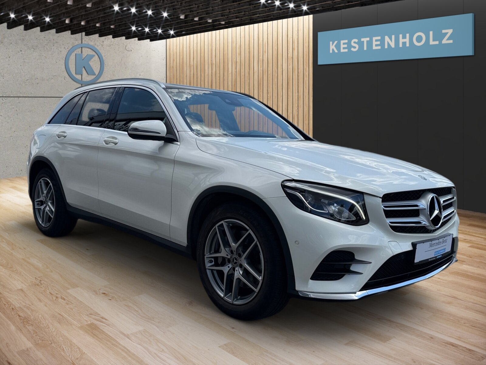 Ausstattungslinien und -Pakete:  Ablagepaket,   AMG Line Exterieur:  AMG Line Interieur:  AMG Styling:  Chrom-Paket Exterieur,   Innenraum-Lichtpaket,   Sitzkomfort-Paket:  Spiegel-Paket:Exterieur:  Ablagefach unter Ladeboden abschließbar,   AdBlue® Behälter,   Anhängevorrichtung mit ESP® Anhängerstabilisierung:  Außenspiegel elektrisch anklappbar:  Dachreling in poliertem Aluminium,   Einstiegsleisten mit "Mercedes-Benz" Schriftzug, beleuchtet:  Fahrzeug mit Linkslenkung,   Flexibles Ladesystem Pro,   Kraftstoffbehälter mit größerem Volumen 66 l,   LED High Performance-Scheinwerfer (Rechtsverkehr):  Scheibenwaschanlage beheizt,   Scheibenwischer mit Regensensor,   Wegfall Typkennzeichen auf KofferraumdeckelInterieur:  4-Wege-Lordosenstütze,   12V-Steckdose im Gepäckraum,   Ambientebeleuchtung:  Bedienungsanleitung und Serviceinformation - deutsch,   Doppelcupholder:  EASY-PACK Laderaumabdeckung:  Innenhimmel Stoff schwarz,   Klimatisierungsautomatik THERMATIC:  Serviceintervall 25.000 km:  Sitzheizung für Fahrer und Beifahrer,   Trennnetz zur Gepäckraumabtrennung und Insassenschutz,   Zierelemente Klavierlackoptik schwarz / Aluminium mit Längsschliff hell:Multimedia:  COMAND Online:  Digitales Extra: Vorrüstung für Live Traffic Information,   DVD-Player,   Kommunikationsmodul (UMTS) für die Nutzung von Mercedes me connect Diensten,   Mercedes-Benz Notrufsystem:  Sprache Kombiinstrument - deutsch,   Telefon-Antenne,   Touchpad mit Controller:  Vorrüstung für Remote OnlineKomfort und Umwelt:  9G-TRONIC:  Aktiver Park-Assistent mit PARKTRONIC:  Diesel Abgasreinigung BLUETEC (SCR),   Dieselpartikelfilter:  Digitales Extra: Adaptiver Fernlicht-Assistent,   Dynamic Select,   Easy-Pack Heckklappe:  ECO Start-Stop Funktion:  i-Size Kindersitzbefestigung,   Innen- und Außenspiegel automatisch abblendend,   Panorama-Schiebedach:  Softwaresteuerung für Kraftfrei in Stellung D,   Sportfahrwerk:  Tempomat:  Totwinkel-Assistent:  Verkehrszeichen-Assistent:Sicherheit:  Aktiver Brems-Assistent:  Automatische Beifahrerairbag-Abschaltung,   Fond-Sicherheitsgurt mit Gurtkraftbegrenzer,   Fondgurt-Statusanzeige im Kombiinstrument,   Kneebag:  Reifendruckkontrolle (RDK):Weiteres:  Änderungsjahr,   Kältemittel 1234yf,   Ledernachbildung ARTICO / Mikrofaser MICROCUT Polsterung Ledernachbildung ARTICO / Mikrofaser MICROC,   Modelljahrcode,   Steuercode Vertrieb  f. Code 475.