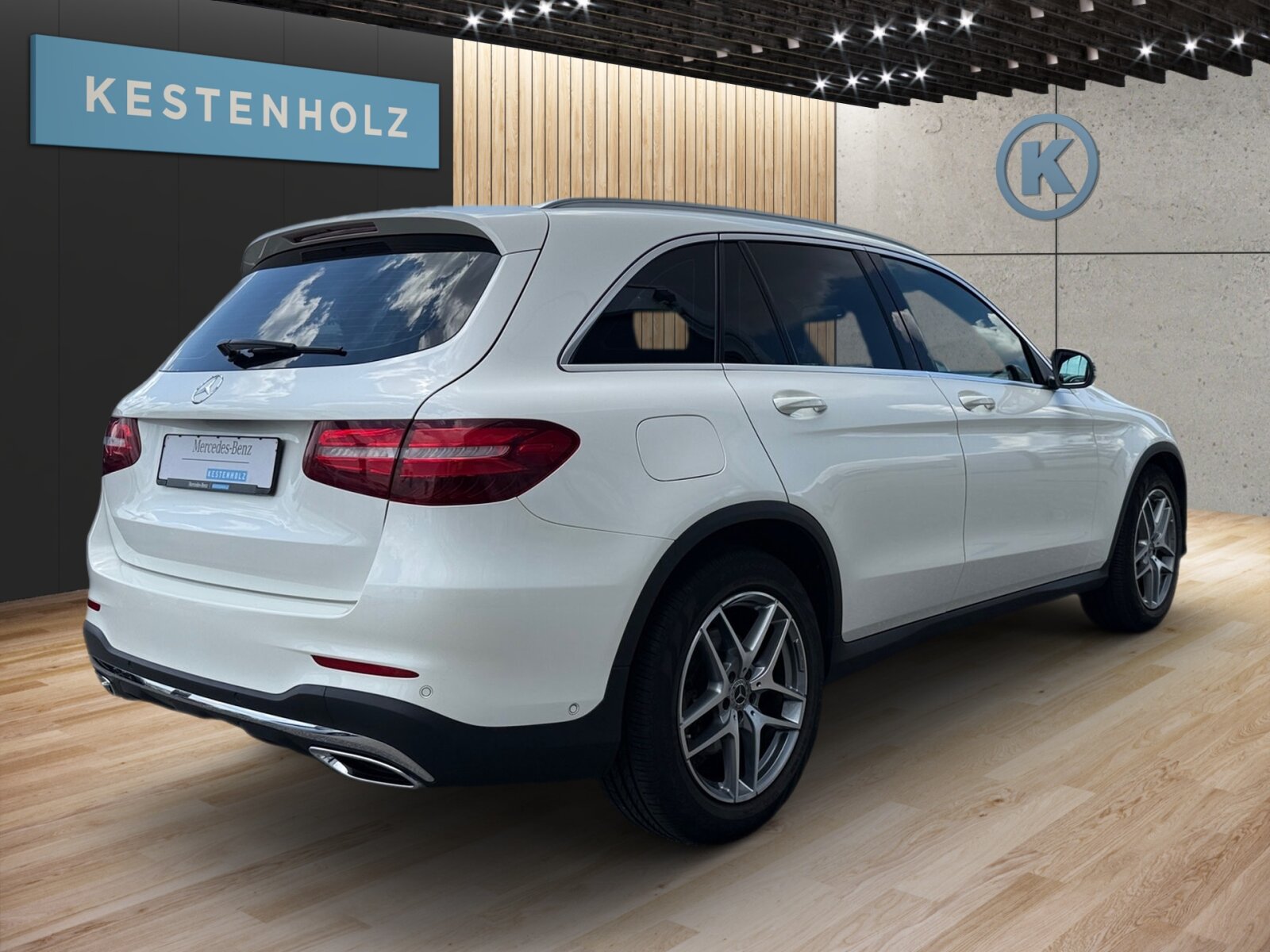 Ausstattungslinien und -Pakete:  Ablagepaket,   AMG Line Exterieur:  AMG Line Interieur:  AMG Styling:  Chrom-Paket Exterieur,   Innenraum-Lichtpaket,   Sitzkomfort-Paket:  Spiegel-Paket:Exterieur:  Ablagefach unter Ladeboden abschließbar,   AdBlue® Behälter,   Anhängevorrichtung mit ESP® Anhängerstabilisierung:  Außenspiegel elektrisch anklappbar:  Dachreling in poliertem Aluminium,   Einstiegsleisten mit "Mercedes-Benz" Schriftzug, beleuchtet:  Fahrzeug mit Linkslenkung,   Flexibles Ladesystem Pro,   Kraftstoffbehälter mit größerem Volumen 66 l,   LED High Performance-Scheinwerfer (Rechtsverkehr):  Scheibenwaschanlage beheizt,   Scheibenwischer mit Regensensor,   Wegfall Typkennzeichen auf KofferraumdeckelInterieur:  4-Wege-Lordosenstütze,   12V-Steckdose im Gepäckraum,   Ambientebeleuchtung:  Bedienungsanleitung und Serviceinformation - deutsch,   Doppelcupholder:  EASY-PACK Laderaumabdeckung:  Innenhimmel Stoff schwarz,   Klimatisierungsautomatik THERMATIC:  Serviceintervall 25.000 km:  Sitzheizung für Fahrer und Beifahrer,   Trennnetz zur Gepäckraumabtrennung und Insassenschutz,   Zierelemente Klavierlackoptik schwarz / Aluminium mit Längsschliff hell:Multimedia:  COMAND Online:  Digitales Extra: Vorrüstung für Live Traffic Information,   DVD-Player,   Kommunikationsmodul (UMTS) für die Nutzung von Mercedes me connect Diensten,   Mercedes-Benz Notrufsystem:  Sprache Kombiinstrument - deutsch,   Telefon-Antenne,   Touchpad mit Controller:  Vorrüstung für Remote OnlineKomfort und Umwelt:  9G-TRONIC:  Aktiver Park-Assistent mit PARKTRONIC:  Diesel Abgasreinigung BLUETEC (SCR),   Dieselpartikelfilter:  Digitales Extra: Adaptiver Fernlicht-Assistent,   Dynamic Select,   Easy-Pack Heckklappe:  ECO Start-Stop Funktion:  i-Size Kindersitzbefestigung,   Innen- und Außenspiegel automatisch abblendend,   Panorama-Schiebedach:  Softwaresteuerung für Kraftfrei in Stellung D,   Sportfahrwerk:  Tempomat:  Totwinkel-Assistent:  Verkehrszeichen-Assistent:Sicherheit:  Aktiver Brems-Assistent:  Automatische Beifahrerairbag-Abschaltung,   Fond-Sicherheitsgurt mit Gurtkraftbegrenzer,   Fondgurt-Statusanzeige im Kombiinstrument,   Kneebag:  Reifendruckkontrolle (RDK):Weiteres:  Änderungsjahr,   Kältemittel 1234yf,   Ledernachbildung ARTICO / Mikrofaser MICROCUT Polsterung Ledernachbildung ARTICO / Mikrofaser MICROC,   Modelljahrcode,   Steuercode Vertrieb  f. Code 475.