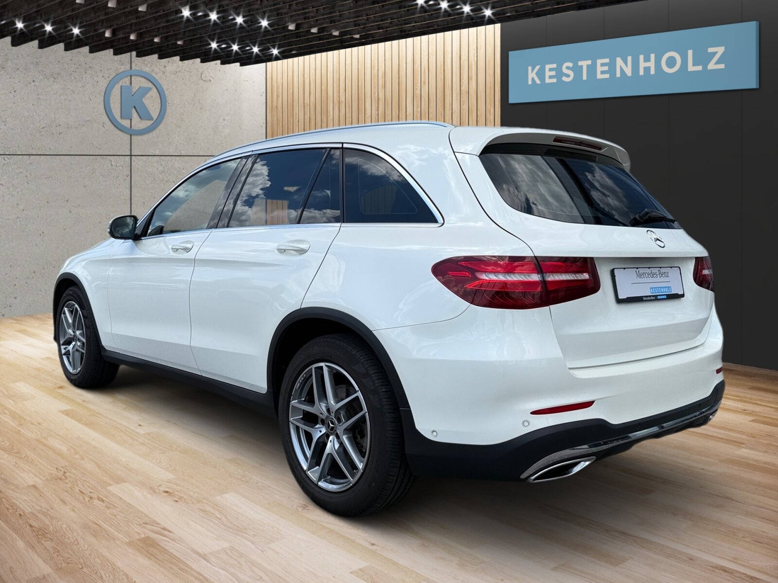 Ausstattungslinien und -Pakete:  Ablagepaket,   AMG Line Exterieur:  AMG Line Interieur:  AMG Styling:  Chrom-Paket Exterieur,   Innenraum-Lichtpaket,   Sitzkomfort-Paket:  Spiegel-Paket:Exterieur:  Ablagefach unter Ladeboden abschließbar,   AdBlue® Behälter,   Anhängevorrichtung mit ESP® Anhängerstabilisierung:  Außenspiegel elektrisch anklappbar:  Dachreling in poliertem Aluminium,   Einstiegsleisten mit "Mercedes-Benz" Schriftzug, beleuchtet:  Fahrzeug mit Linkslenkung,   Flexibles Ladesystem Pro,   Kraftstoffbehälter mit größerem Volumen 66 l,   LED High Performance-Scheinwerfer (Rechtsverkehr):  Scheibenwaschanlage beheizt,   Scheibenwischer mit Regensensor,   Wegfall Typkennzeichen auf KofferraumdeckelInterieur:  4-Wege-Lordosenstütze,   12V-Steckdose im Gepäckraum,   Ambientebeleuchtung:  Bedienungsanleitung und Serviceinformation - deutsch,   Doppelcupholder:  EASY-PACK Laderaumabdeckung:  Innenhimmel Stoff schwarz,   Klimatisierungsautomatik THERMATIC:  Serviceintervall 25.000 km:  Sitzheizung für Fahrer und Beifahrer,   Trennnetz zur Gepäckraumabtrennung und Insassenschutz,   Zierelemente Klavierlackoptik schwarz / Aluminium mit Längsschliff hell:Multimedia:  COMAND Online:  Digitales Extra: Vorrüstung für Live Traffic Information,   DVD-Player,   Kommunikationsmodul (UMTS) für die Nutzung von Mercedes me connect Diensten,   Mercedes-Benz Notrufsystem:  Sprache Kombiinstrument - deutsch,   Telefon-Antenne,   Touchpad mit Controller:  Vorrüstung für Remote OnlineKomfort und Umwelt:  9G-TRONIC:  Aktiver Park-Assistent mit PARKTRONIC:  Diesel Abgasreinigung BLUETEC (SCR),   Dieselpartikelfilter:  Digitales Extra: Adaptiver Fernlicht-Assistent,   Dynamic Select,   Easy-Pack Heckklappe:  ECO Start-Stop Funktion:  i-Size Kindersitzbefestigung,   Innen- und Außenspiegel automatisch abblendend,   Panorama-Schiebedach:  Softwaresteuerung für Kraftfrei in Stellung D,   Sportfahrwerk:  Tempomat:  Totwinkel-Assistent:  Verkehrszeichen-Assistent:Sicherheit:  Aktiver Brems-Assistent:  Automatische Beifahrerairbag-Abschaltung,   Fond-Sicherheitsgurt mit Gurtkraftbegrenzer,   Fondgurt-Statusanzeige im Kombiinstrument,   Kneebag:  Reifendruckkontrolle (RDK):Weiteres:  Änderungsjahr,   Kältemittel 1234yf,   Ledernachbildung ARTICO / Mikrofaser MICROCUT Polsterung Ledernachbildung ARTICO / Mikrofaser MICROC,   Modelljahrcode,   Steuercode Vertrieb  f. Code 475.