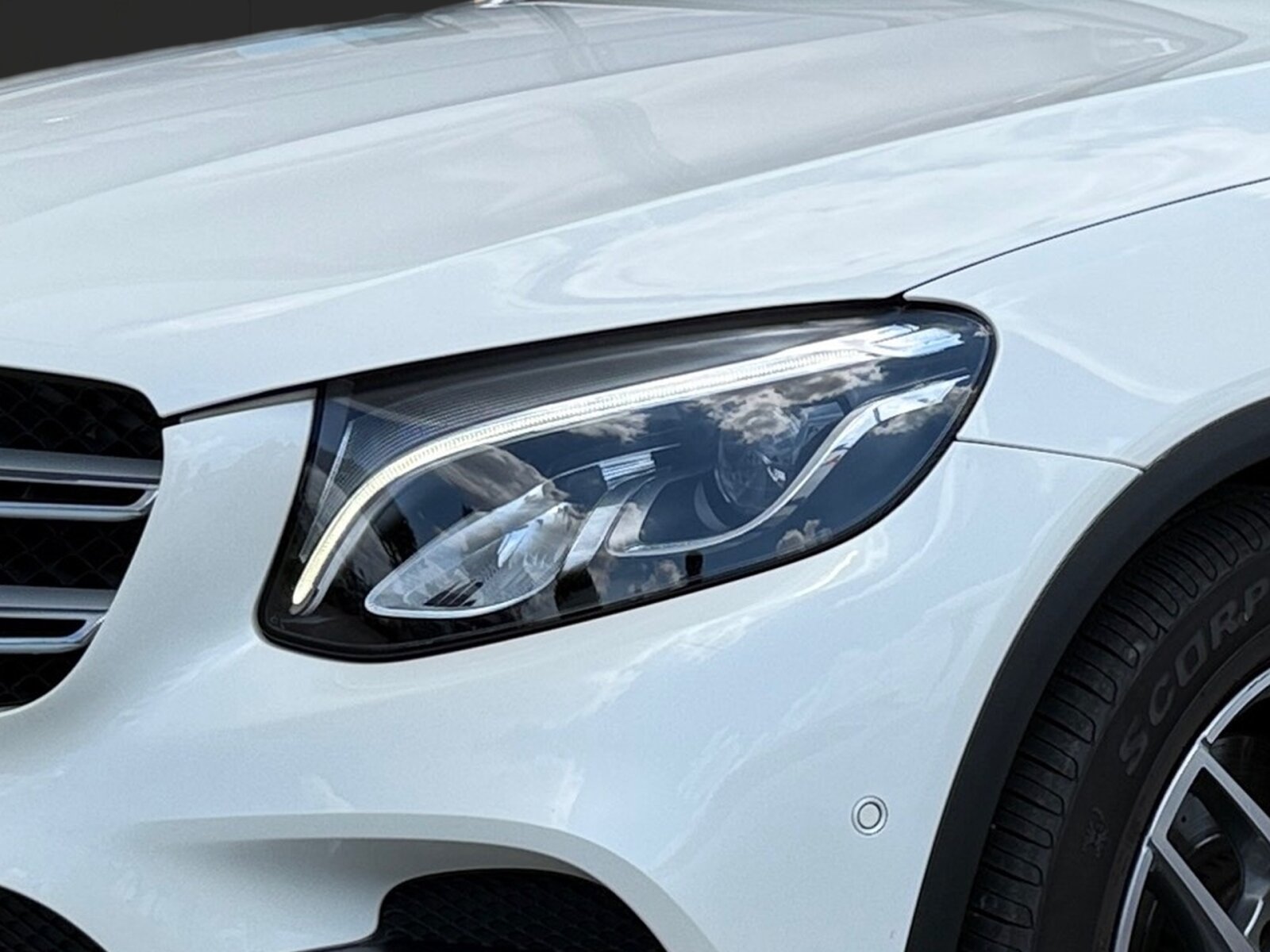Ausstattungslinien und -Pakete:  Ablagepaket,   AMG Line Exterieur:  AMG Line Interieur:  AMG Styling:  Chrom-Paket Exterieur,   Innenraum-Lichtpaket,   Sitzkomfort-Paket:  Spiegel-Paket:Exterieur:  Ablagefach unter Ladeboden abschließbar,   AdBlue® Behälter,   Anhängevorrichtung mit ESP® Anhängerstabilisierung:  Außenspiegel elektrisch anklappbar:  Dachreling in poliertem Aluminium,   Einstiegsleisten mit "Mercedes-Benz" Schriftzug, beleuchtet:  Fahrzeug mit Linkslenkung,   Flexibles Ladesystem Pro,   Kraftstoffbehälter mit größerem Volumen 66 l,   LED High Performance-Scheinwerfer (Rechtsverkehr):  Scheibenwaschanlage beheizt,   Scheibenwischer mit Regensensor,   Wegfall Typkennzeichen auf KofferraumdeckelInterieur:  4-Wege-Lordosenstütze,   12V-Steckdose im Gepäckraum,   Ambientebeleuchtung:  Bedienungsanleitung und Serviceinformation - deutsch,   Doppelcupholder:  EASY-PACK Laderaumabdeckung:  Innenhimmel Stoff schwarz,   Klimatisierungsautomatik THERMATIC:  Serviceintervall 25.000 km:  Sitzheizung für Fahrer und Beifahrer,   Trennnetz zur Gepäckraumabtrennung und Insassenschutz,   Zierelemente Klavierlackoptik schwarz / Aluminium mit Längsschliff hell:Multimedia:  COMAND Online:  Digitales Extra: Vorrüstung für Live Traffic Information,   DVD-Player,   Kommunikationsmodul (UMTS) für die Nutzung von Mercedes me connect Diensten,   Mercedes-Benz Notrufsystem:  Sprache Kombiinstrument - deutsch,   Telefon-Antenne,   Touchpad mit Controller:  Vorrüstung für Remote OnlineKomfort und Umwelt:  9G-TRONIC:  Aktiver Park-Assistent mit PARKTRONIC:  Diesel Abgasreinigung BLUETEC (SCR),   Dieselpartikelfilter:  Digitales Extra: Adaptiver Fernlicht-Assistent,   Dynamic Select,   Easy-Pack Heckklappe:  ECO Start-Stop Funktion:  i-Size Kindersitzbefestigung,   Innen- und Außenspiegel automatisch abblendend,   Panorama-Schiebedach:  Softwaresteuerung für Kraftfrei in Stellung D,   Sportfahrwerk:  Tempomat:  Totwinkel-Assistent:  Verkehrszeichen-Assistent:Sicherheit:  Aktiver Brems-Assistent:  Automatische Beifahrerairbag-Abschaltung,   Fond-Sicherheitsgurt mit Gurtkraftbegrenzer,   Fondgurt-Statusanzeige im Kombiinstrument,   Kneebag:  Reifendruckkontrolle (RDK):Weiteres:  Änderungsjahr,   Kältemittel 1234yf,   Ledernachbildung ARTICO / Mikrofaser MICROCUT Polsterung Ledernachbildung ARTICO / Mikrofaser MICROC,   Modelljahrcode,   Steuercode Vertrieb  f. Code 475.