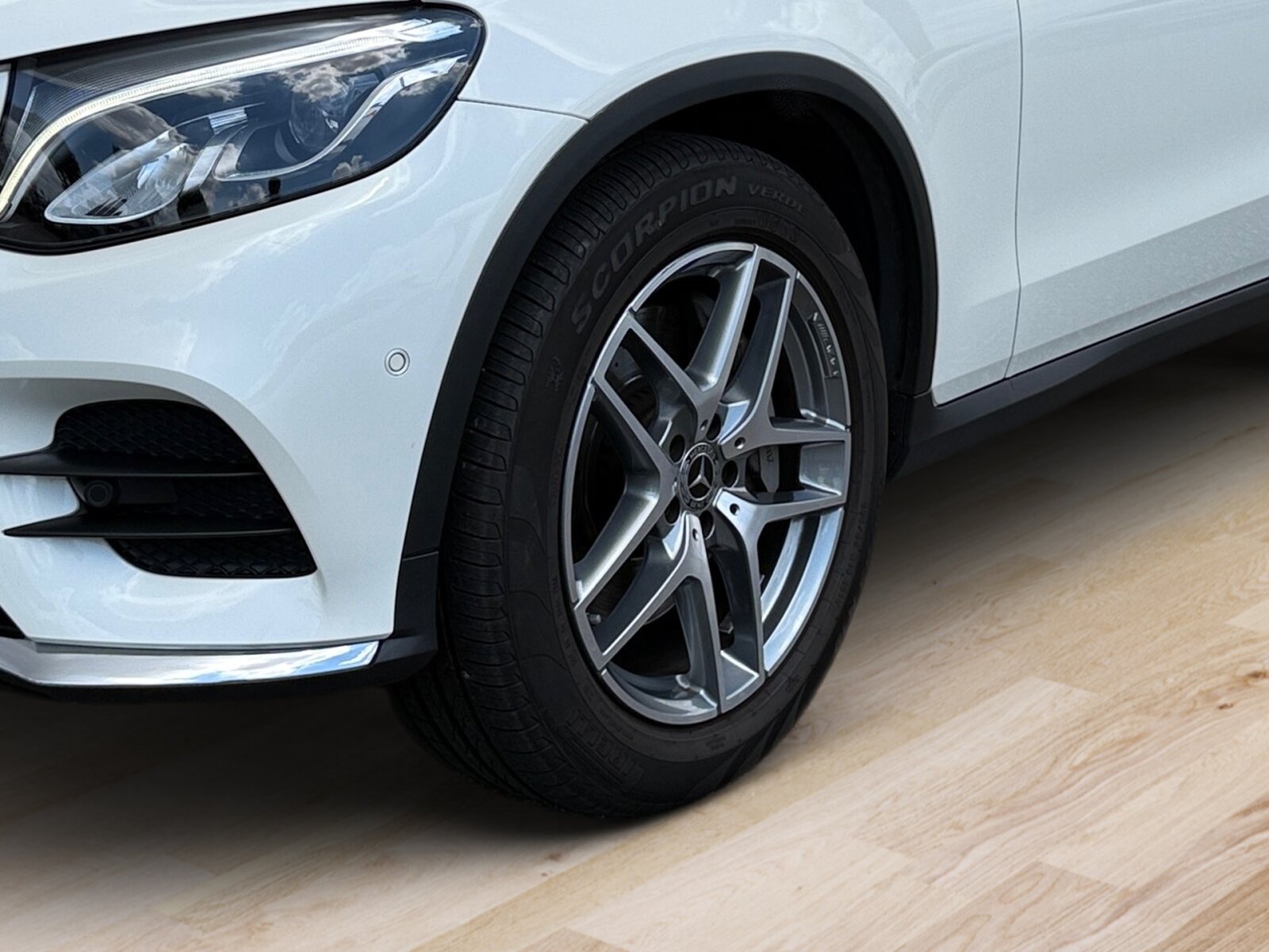 Ausstattungslinien und -Pakete:  Ablagepaket,   AMG Line Exterieur:  AMG Line Interieur:  AMG Styling:  Chrom-Paket Exterieur,   Innenraum-Lichtpaket,   Sitzkomfort-Paket:  Spiegel-Paket:Exterieur:  Ablagefach unter Ladeboden abschließbar,   AdBlue® Behälter,   Anhängevorrichtung mit ESP® Anhängerstabilisierung:  Außenspiegel elektrisch anklappbar:  Dachreling in poliertem Aluminium,   Einstiegsleisten mit "Mercedes-Benz" Schriftzug, beleuchtet:  Fahrzeug mit Linkslenkung,   Flexibles Ladesystem Pro,   Kraftstoffbehälter mit größerem Volumen 66 l,   LED High Performance-Scheinwerfer (Rechtsverkehr):  Scheibenwaschanlage beheizt,   Scheibenwischer mit Regensensor,   Wegfall Typkennzeichen auf KofferraumdeckelInterieur:  4-Wege-Lordosenstütze,   12V-Steckdose im Gepäckraum,   Ambientebeleuchtung:  Bedienungsanleitung und Serviceinformation - deutsch,   Doppelcupholder:  EASY-PACK Laderaumabdeckung:  Innenhimmel Stoff schwarz,   Klimatisierungsautomatik THERMATIC:  Serviceintervall 25.000 km:  Sitzheizung für Fahrer und Beifahrer,   Trennnetz zur Gepäckraumabtrennung und Insassenschutz,   Zierelemente Klavierlackoptik schwarz / Aluminium mit Längsschliff hell:Multimedia:  COMAND Online:  Digitales Extra: Vorrüstung für Live Traffic Information,   DVD-Player,   Kommunikationsmodul (UMTS) für die Nutzung von Mercedes me connect Diensten,   Mercedes-Benz Notrufsystem:  Sprache Kombiinstrument - deutsch,   Telefon-Antenne,   Touchpad mit Controller:  Vorrüstung für Remote OnlineKomfort und Umwelt:  9G-TRONIC:  Aktiver Park-Assistent mit PARKTRONIC:  Diesel Abgasreinigung BLUETEC (SCR),   Dieselpartikelfilter:  Digitales Extra: Adaptiver Fernlicht-Assistent,   Dynamic Select,   Easy-Pack Heckklappe:  ECO Start-Stop Funktion:  i-Size Kindersitzbefestigung,   Innen- und Außenspiegel automatisch abblendend,   Panorama-Schiebedach:  Softwaresteuerung für Kraftfrei in Stellung D,   Sportfahrwerk:  Tempomat:  Totwinkel-Assistent:  Verkehrszeichen-Assistent:Sicherheit:  Aktiver Brems-Assistent:  Automatische Beifahrerairbag-Abschaltung,   Fond-Sicherheitsgurt mit Gurtkraftbegrenzer,   Fondgurt-Statusanzeige im Kombiinstrument,   Kneebag:  Reifendruckkontrolle (RDK):Weiteres:  Änderungsjahr,   Kältemittel 1234yf,   Ledernachbildung ARTICO / Mikrofaser MICROCUT Polsterung Ledernachbildung ARTICO / Mikrofaser MICROC,   Modelljahrcode,   Steuercode Vertrieb  f. Code 475.