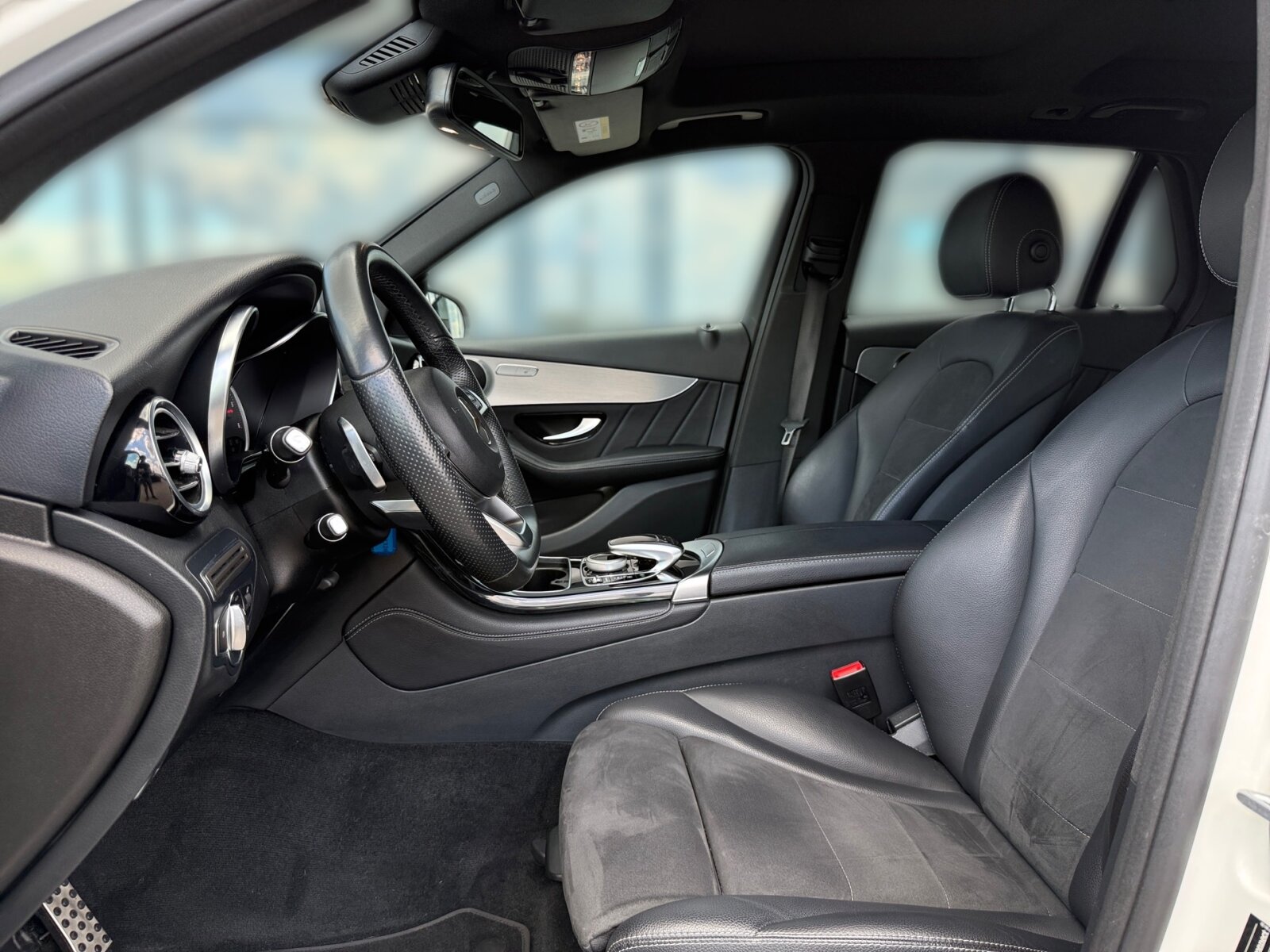 Ausstattungslinien und -Pakete:  Ablagepaket,   AMG Line Exterieur:  AMG Line Interieur:  AMG Styling:  Chrom-Paket Exterieur,   Innenraum-Lichtpaket,   Sitzkomfort-Paket:  Spiegel-Paket:Exterieur:  Ablagefach unter Ladeboden abschließbar,   AdBlue® Behälter,   Anhängevorrichtung mit ESP® Anhängerstabilisierung:  Außenspiegel elektrisch anklappbar:  Dachreling in poliertem Aluminium,   Einstiegsleisten mit "Mercedes-Benz" Schriftzug, beleuchtet:  Fahrzeug mit Linkslenkung,   Flexibles Ladesystem Pro,   Kraftstoffbehälter mit größerem Volumen 66 l,   LED High Performance-Scheinwerfer (Rechtsverkehr):  Scheibenwaschanlage beheizt,   Scheibenwischer mit Regensensor,   Wegfall Typkennzeichen auf KofferraumdeckelInterieur:  4-Wege-Lordosenstütze,   12V-Steckdose im Gepäckraum,   Ambientebeleuchtung:  Bedienungsanleitung und Serviceinformation - deutsch,   Doppelcupholder:  EASY-PACK Laderaumabdeckung:  Innenhimmel Stoff schwarz,   Klimatisierungsautomatik THERMATIC:  Serviceintervall 25.000 km:  Sitzheizung für Fahrer und Beifahrer,   Trennnetz zur Gepäckraumabtrennung und Insassenschutz,   Zierelemente Klavierlackoptik schwarz / Aluminium mit Längsschliff hell:Multimedia:  COMAND Online:  Digitales Extra: Vorrüstung für Live Traffic Information,   DVD-Player,   Kommunikationsmodul (UMTS) für die Nutzung von Mercedes me connect Diensten,   Mercedes-Benz Notrufsystem:  Sprache Kombiinstrument - deutsch,   Telefon-Antenne,   Touchpad mit Controller:  Vorrüstung für Remote OnlineKomfort und Umwelt:  9G-TRONIC:  Aktiver Park-Assistent mit PARKTRONIC:  Diesel Abgasreinigung BLUETEC (SCR),   Dieselpartikelfilter:  Digitales Extra: Adaptiver Fernlicht-Assistent,   Dynamic Select,   Easy-Pack Heckklappe:  ECO Start-Stop Funktion:  i-Size Kindersitzbefestigung,   Innen- und Außenspiegel automatisch abblendend,   Panorama-Schiebedach:  Softwaresteuerung für Kraftfrei in Stellung D,   Sportfahrwerk:  Tempomat:  Totwinkel-Assistent:  Verkehrszeichen-Assistent:Sicherheit:  Aktiver Brems-Assistent:  Automatische Beifahrerairbag-Abschaltung,   Fond-Sicherheitsgurt mit Gurtkraftbegrenzer,   Fondgurt-Statusanzeige im Kombiinstrument,   Kneebag:  Reifendruckkontrolle (RDK):Weiteres:  Änderungsjahr,   Kältemittel 1234yf,   Ledernachbildung ARTICO / Mikrofaser MICROCUT Polsterung Ledernachbildung ARTICO / Mikrofaser MICROC,   Modelljahrcode,   Steuercode Vertrieb  f. Code 475.