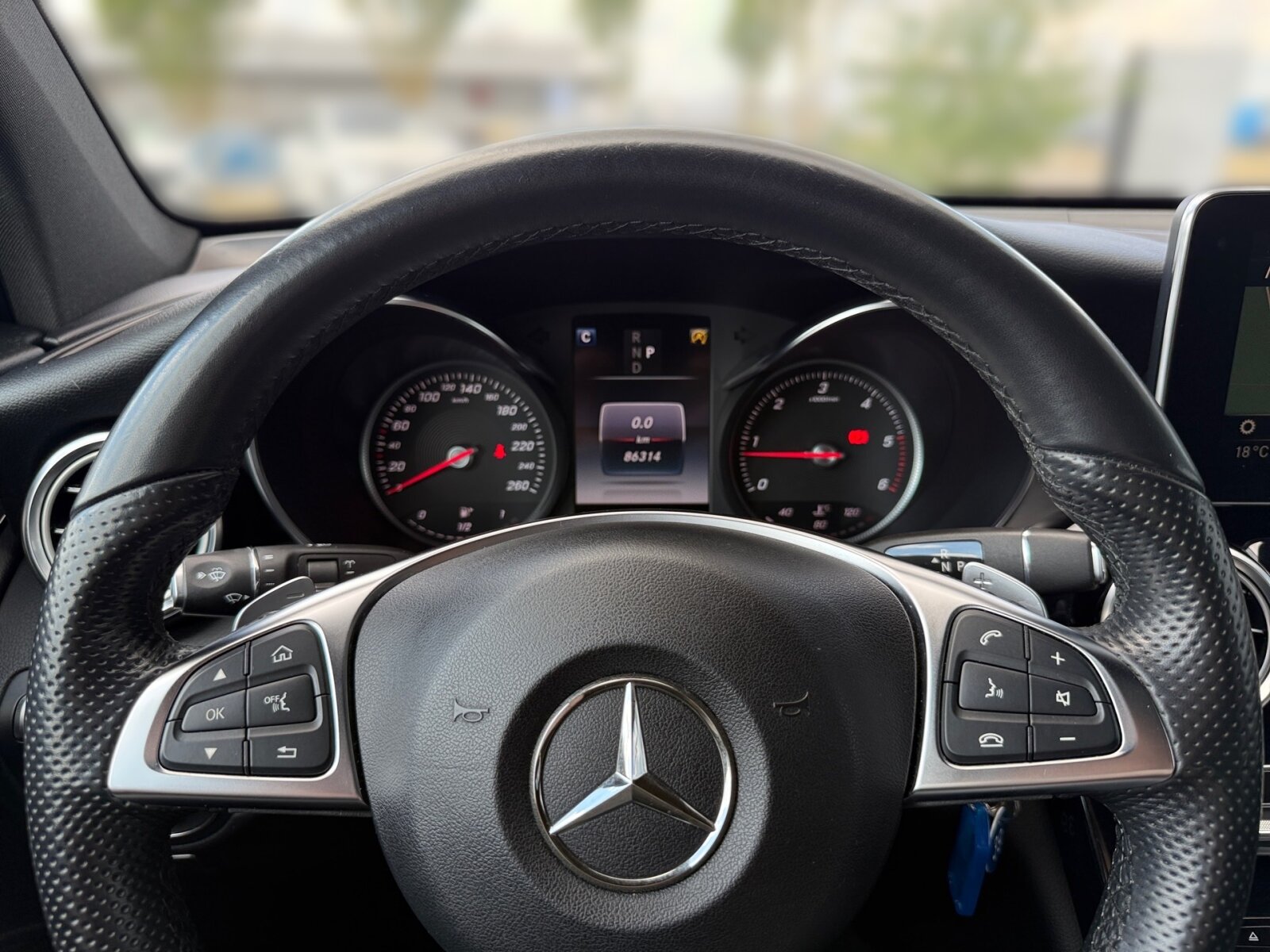 Ausstattungslinien und -Pakete:  Ablagepaket,   AMG Line Exterieur:  AMG Line Interieur:  AMG Styling:  Chrom-Paket Exterieur,   Innenraum-Lichtpaket,   Sitzkomfort-Paket:  Spiegel-Paket:Exterieur:  Ablagefach unter Ladeboden abschließbar,   AdBlue® Behälter,   Anhängevorrichtung mit ESP® Anhängerstabilisierung:  Außenspiegel elektrisch anklappbar:  Dachreling in poliertem Aluminium,   Einstiegsleisten mit "Mercedes-Benz" Schriftzug, beleuchtet:  Fahrzeug mit Linkslenkung,   Flexibles Ladesystem Pro,   Kraftstoffbehälter mit größerem Volumen 66 l,   LED High Performance-Scheinwerfer (Rechtsverkehr):  Scheibenwaschanlage beheizt,   Scheibenwischer mit Regensensor,   Wegfall Typkennzeichen auf KofferraumdeckelInterieur:  4-Wege-Lordosenstütze,   12V-Steckdose im Gepäckraum,   Ambientebeleuchtung:  Bedienungsanleitung und Serviceinformation - deutsch,   Doppelcupholder:  EASY-PACK Laderaumabdeckung:  Innenhimmel Stoff schwarz,   Klimatisierungsautomatik THERMATIC:  Serviceintervall 25.000 km:  Sitzheizung für Fahrer und Beifahrer,   Trennnetz zur Gepäckraumabtrennung und Insassenschutz,   Zierelemente Klavierlackoptik schwarz / Aluminium mit Längsschliff hell:Multimedia:  COMAND Online:  Digitales Extra: Vorrüstung für Live Traffic Information,   DVD-Player,   Kommunikationsmodul (UMTS) für die Nutzung von Mercedes me connect Diensten,   Mercedes-Benz Notrufsystem:  Sprache Kombiinstrument - deutsch,   Telefon-Antenne,   Touchpad mit Controller:  Vorrüstung für Remote OnlineKomfort und Umwelt:  9G-TRONIC:  Aktiver Park-Assistent mit PARKTRONIC:  Diesel Abgasreinigung BLUETEC (SCR),   Dieselpartikelfilter:  Digitales Extra: Adaptiver Fernlicht-Assistent,   Dynamic Select,   Easy-Pack Heckklappe:  ECO Start-Stop Funktion:  i-Size Kindersitzbefestigung,   Innen- und Außenspiegel automatisch abblendend,   Panorama-Schiebedach:  Softwaresteuerung für Kraftfrei in Stellung D,   Sportfahrwerk:  Tempomat:  Totwinkel-Assistent:  Verkehrszeichen-Assistent:Sicherheit:  Aktiver Brems-Assistent:  Automatische Beifahrerairbag-Abschaltung,   Fond-Sicherheitsgurt mit Gurtkraftbegrenzer,   Fondgurt-Statusanzeige im Kombiinstrument,   Kneebag:  Reifendruckkontrolle (RDK):Weiteres:  Änderungsjahr,   Kältemittel 1234yf,   Ledernachbildung ARTICO / Mikrofaser MICROCUT Polsterung Ledernachbildung ARTICO / Mikrofaser MICROC,   Modelljahrcode,   Steuercode Vertrieb  f. Code 475.