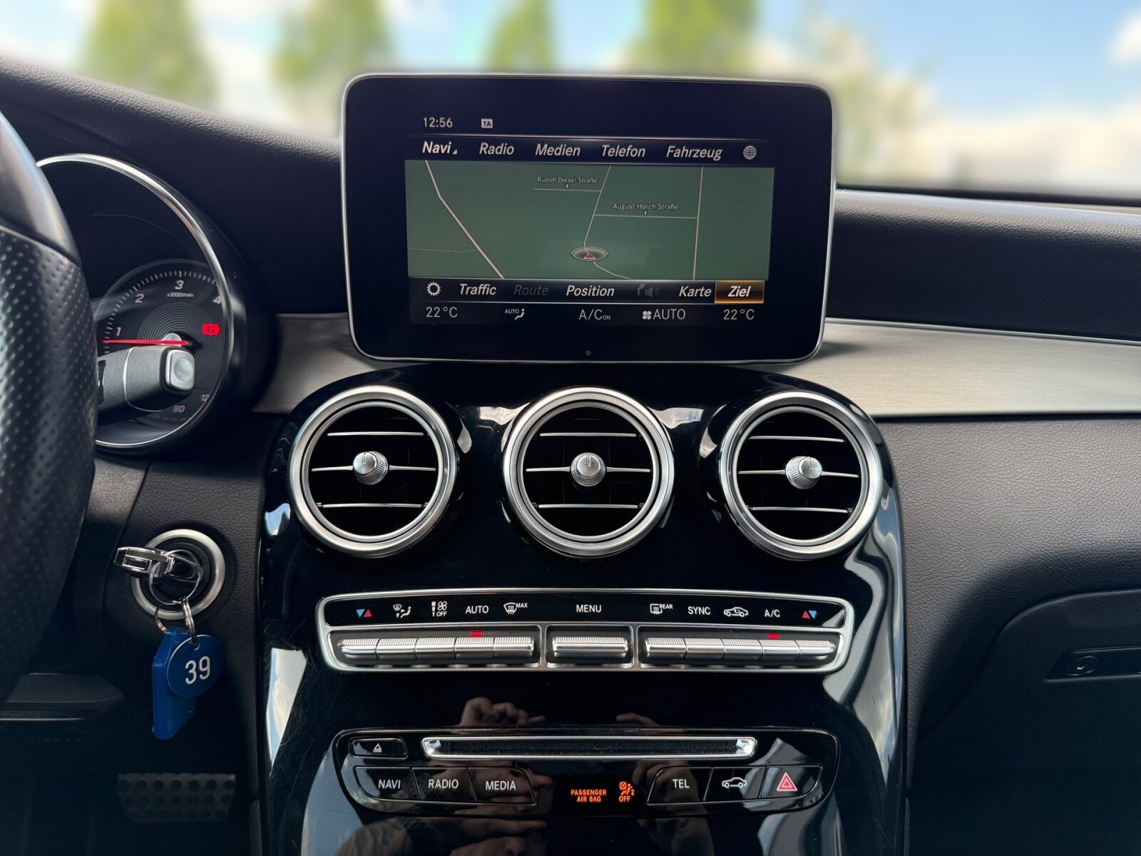 Ausstattungslinien und -Pakete:  Ablagepaket,   AMG Line Exterieur:  AMG Line Interieur:  AMG Styling:  Chrom-Paket Exterieur,   Innenraum-Lichtpaket,   Sitzkomfort-Paket:  Spiegel-Paket:Exterieur:  Ablagefach unter Ladeboden abschließbar,   AdBlue® Behälter,   Anhängevorrichtung mit ESP® Anhängerstabilisierung:  Außenspiegel elektrisch anklappbar:  Dachreling in poliertem Aluminium,   Einstiegsleisten mit "Mercedes-Benz" Schriftzug, beleuchtet:  Fahrzeug mit Linkslenkung,   Flexibles Ladesystem Pro,   Kraftstoffbehälter mit größerem Volumen 66 l,   LED High Performance-Scheinwerfer (Rechtsverkehr):  Scheibenwaschanlage beheizt,   Scheibenwischer mit Regensensor,   Wegfall Typkennzeichen auf KofferraumdeckelInterieur:  4-Wege-Lordosenstütze,   12V-Steckdose im Gepäckraum,   Ambientebeleuchtung:  Bedienungsanleitung und Serviceinformation - deutsch,   Doppelcupholder:  EASY-PACK Laderaumabdeckung:  Innenhimmel Stoff schwarz,   Klimatisierungsautomatik THERMATIC:  Serviceintervall 25.000 km:  Sitzheizung für Fahrer und Beifahrer,   Trennnetz zur Gepäckraumabtrennung und Insassenschutz,   Zierelemente Klavierlackoptik schwarz / Aluminium mit Längsschliff hell:Multimedia:  COMAND Online:  Digitales Extra: Vorrüstung für Live Traffic Information,   DVD-Player,   Kommunikationsmodul (UMTS) für die Nutzung von Mercedes me connect Diensten,   Mercedes-Benz Notrufsystem:  Sprache Kombiinstrument - deutsch,   Telefon-Antenne,   Touchpad mit Controller:  Vorrüstung für Remote OnlineKomfort und Umwelt:  9G-TRONIC:  Aktiver Park-Assistent mit PARKTRONIC:  Diesel Abgasreinigung BLUETEC (SCR),   Dieselpartikelfilter:  Digitales Extra: Adaptiver Fernlicht-Assistent,   Dynamic Select,   Easy-Pack Heckklappe:  ECO Start-Stop Funktion:  i-Size Kindersitzbefestigung,   Innen- und Außenspiegel automatisch abblendend,   Panorama-Schiebedach:  Softwaresteuerung für Kraftfrei in Stellung D,   Sportfahrwerk:  Tempomat:  Totwinkel-Assistent:  Verkehrszeichen-Assistent:Sicherheit:  Aktiver Brems-Assistent:  Automatische Beifahrerairbag-Abschaltung,   Fond-Sicherheitsgurt mit Gurtkraftbegrenzer,   Fondgurt-Statusanzeige im Kombiinstrument,   Kneebag:  Reifendruckkontrolle (RDK):Weiteres:  Änderungsjahr,   Kältemittel 1234yf,   Ledernachbildung ARTICO / Mikrofaser MICROCUT Polsterung Ledernachbildung ARTICO / Mikrofaser MICROC,   Modelljahrcode,   Steuercode Vertrieb  f. Code 475.