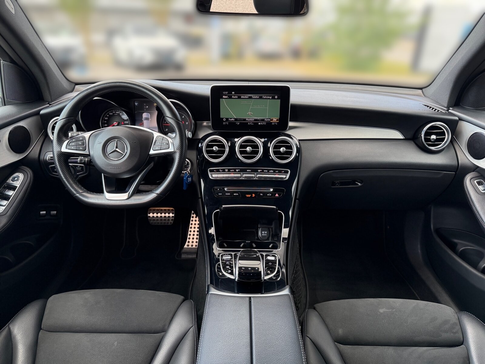 Ausstattungslinien und -Pakete:  Ablagepaket,   AMG Line Exterieur:  AMG Line Interieur:  AMG Styling:  Chrom-Paket Exterieur,   Innenraum-Lichtpaket,   Sitzkomfort-Paket:  Spiegel-Paket:Exterieur:  Ablagefach unter Ladeboden abschließbar,   AdBlue® Behälter,   Anhängevorrichtung mit ESP® Anhängerstabilisierung:  Außenspiegel elektrisch anklappbar:  Dachreling in poliertem Aluminium,   Einstiegsleisten mit "Mercedes-Benz" Schriftzug, beleuchtet:  Fahrzeug mit Linkslenkung,   Flexibles Ladesystem Pro,   Kraftstoffbehälter mit größerem Volumen 66 l,   LED High Performance-Scheinwerfer (Rechtsverkehr):  Scheibenwaschanlage beheizt,   Scheibenwischer mit Regensensor,   Wegfall Typkennzeichen auf KofferraumdeckelInterieur:  4-Wege-Lordosenstütze,   12V-Steckdose im Gepäckraum,   Ambientebeleuchtung:  Bedienungsanleitung und Serviceinformation - deutsch,   Doppelcupholder:  EASY-PACK Laderaumabdeckung:  Innenhimmel Stoff schwarz,   Klimatisierungsautomatik THERMATIC:  Serviceintervall 25.000 km:  Sitzheizung für Fahrer und Beifahrer,   Trennnetz zur Gepäckraumabtrennung und Insassenschutz,   Zierelemente Klavierlackoptik schwarz / Aluminium mit Längsschliff hell:Multimedia:  COMAND Online:  Digitales Extra: Vorrüstung für Live Traffic Information,   DVD-Player,   Kommunikationsmodul (UMTS) für die Nutzung von Mercedes me connect Diensten,   Mercedes-Benz Notrufsystem:  Sprache Kombiinstrument - deutsch,   Telefon-Antenne,   Touchpad mit Controller:  Vorrüstung für Remote OnlineKomfort und Umwelt:  9G-TRONIC:  Aktiver Park-Assistent mit PARKTRONIC:  Diesel Abgasreinigung BLUETEC (SCR),   Dieselpartikelfilter:  Digitales Extra: Adaptiver Fernlicht-Assistent,   Dynamic Select,   Easy-Pack Heckklappe:  ECO Start-Stop Funktion:  i-Size Kindersitzbefestigung,   Innen- und Außenspiegel automatisch abblendend,   Panorama-Schiebedach:  Softwaresteuerung für Kraftfrei in Stellung D,   Sportfahrwerk:  Tempomat:  Totwinkel-Assistent:  Verkehrszeichen-Assistent:Sicherheit:  Aktiver Brems-Assistent:  Automatische Beifahrerairbag-Abschaltung,   Fond-Sicherheitsgurt mit Gurtkraftbegrenzer,   Fondgurt-Statusanzeige im Kombiinstrument,   Kneebag:  Reifendruckkontrolle (RDK):Weiteres:  Änderungsjahr,   Kältemittel 1234yf,   Ledernachbildung ARTICO / Mikrofaser MICROCUT Polsterung Ledernachbildung ARTICO / Mikrofaser MICROC,   Modelljahrcode,   Steuercode Vertrieb  f. Code 475.