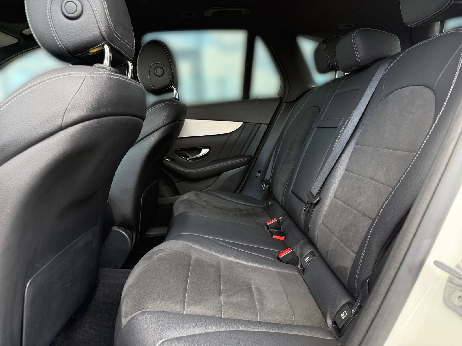 Ausstattungslinien und -Pakete:  Ablagepaket,   AMG Line Exterieur:  AMG Line Interieur:  AMG Styling:  Chrom-Paket Exterieur,   Innenraum-Lichtpaket,   Sitzkomfort-Paket:  Spiegel-Paket:Exterieur:  Ablagefach unter Ladeboden abschließbar,   AdBlue® Behälter,   Anhängevorrichtung mit ESP® Anhängerstabilisierung:  Außenspiegel elektrisch anklappbar:  Dachreling in poliertem Aluminium,   Einstiegsleisten mit "Mercedes-Benz" Schriftzug, beleuchtet:  Fahrzeug mit Linkslenkung,   Flexibles Ladesystem Pro,   Kraftstoffbehälter mit größerem Volumen 66 l,   LED High Performance-Scheinwerfer (Rechtsverkehr):  Scheibenwaschanlage beheizt,   Scheibenwischer mit Regensensor,   Wegfall Typkennzeichen auf KofferraumdeckelInterieur:  4-Wege-Lordosenstütze,   12V-Steckdose im Gepäckraum,   Ambientebeleuchtung:  Bedienungsanleitung und Serviceinformation - deutsch,   Doppelcupholder:  EASY-PACK Laderaumabdeckung:  Innenhimmel Stoff schwarz,   Klimatisierungsautomatik THERMATIC:  Serviceintervall 25.000 km:  Sitzheizung für Fahrer und Beifahrer,   Trennnetz zur Gepäckraumabtrennung und Insassenschutz,   Zierelemente Klavierlackoptik schwarz / Aluminium mit Längsschliff hell:Multimedia:  COMAND Online:  Digitales Extra: Vorrüstung für Live Traffic Information,   DVD-Player,   Kommunikationsmodul (UMTS) für die Nutzung von Mercedes me connect Diensten,   Mercedes-Benz Notrufsystem:  Sprache Kombiinstrument - deutsch,   Telefon-Antenne,   Touchpad mit Controller:  Vorrüstung für Remote OnlineKomfort und Umwelt:  9G-TRONIC:  Aktiver Park-Assistent mit PARKTRONIC:  Diesel Abgasreinigung BLUETEC (SCR),   Dieselpartikelfilter:  Digitales Extra: Adaptiver Fernlicht-Assistent,   Dynamic Select,   Easy-Pack Heckklappe:  ECO Start-Stop Funktion:  i-Size Kindersitzbefestigung,   Innen- und Außenspiegel automatisch abblendend,   Panorama-Schiebedach:  Softwaresteuerung für Kraftfrei in Stellung D,   Sportfahrwerk:  Tempomat:  Totwinkel-Assistent:  Verkehrszeichen-Assistent:Sicherheit:  Aktiver Brems-Assistent:  Automatische Beifahrerairbag-Abschaltung,   Fond-Sicherheitsgurt mit Gurtkraftbegrenzer,   Fondgurt-Statusanzeige im Kombiinstrument,   Kneebag:  Reifendruckkontrolle (RDK):Weiteres:  Änderungsjahr,   Kältemittel 1234yf,   Ledernachbildung ARTICO / Mikrofaser MICROCUT Polsterung Ledernachbildung ARTICO / Mikrofaser MICROC,   Modelljahrcode,   Steuercode Vertrieb  f. Code 475.