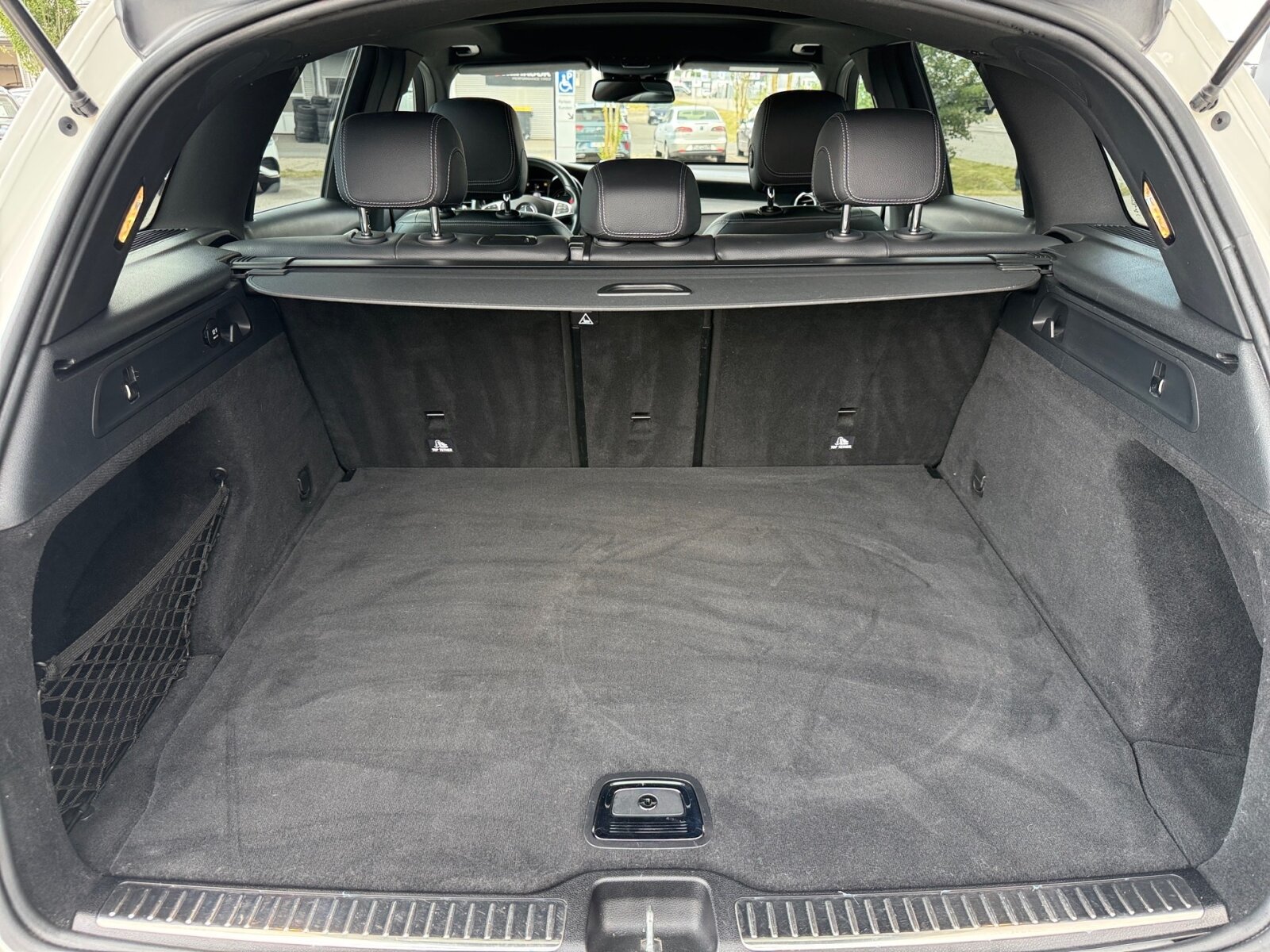 Ausstattungslinien und -Pakete:  Ablagepaket,   AMG Line Exterieur:  AMG Line Interieur:  AMG Styling:  Chrom-Paket Exterieur,   Innenraum-Lichtpaket,   Sitzkomfort-Paket:  Spiegel-Paket:Exterieur:  Ablagefach unter Ladeboden abschließbar,   AdBlue® Behälter,   Anhängevorrichtung mit ESP® Anhängerstabilisierung:  Außenspiegel elektrisch anklappbar:  Dachreling in poliertem Aluminium,   Einstiegsleisten mit "Mercedes-Benz" Schriftzug, beleuchtet:  Fahrzeug mit Linkslenkung,   Flexibles Ladesystem Pro,   Kraftstoffbehälter mit größerem Volumen 66 l,   LED High Performance-Scheinwerfer (Rechtsverkehr):  Scheibenwaschanlage beheizt,   Scheibenwischer mit Regensensor,   Wegfall Typkennzeichen auf KofferraumdeckelInterieur:  4-Wege-Lordosenstütze,   12V-Steckdose im Gepäckraum,   Ambientebeleuchtung:  Bedienungsanleitung und Serviceinformation - deutsch,   Doppelcupholder:  EASY-PACK Laderaumabdeckung:  Innenhimmel Stoff schwarz,   Klimatisierungsautomatik THERMATIC:  Serviceintervall 25.000 km:  Sitzheizung für Fahrer und Beifahrer,   Trennnetz zur Gepäckraumabtrennung und Insassenschutz,   Zierelemente Klavierlackoptik schwarz / Aluminium mit Längsschliff hell:Multimedia:  COMAND Online:  Digitales Extra: Vorrüstung für Live Traffic Information,   DVD-Player,   Kommunikationsmodul (UMTS) für die Nutzung von Mercedes me connect Diensten,   Mercedes-Benz Notrufsystem:  Sprache Kombiinstrument - deutsch,   Telefon-Antenne,   Touchpad mit Controller:  Vorrüstung für Remote OnlineKomfort und Umwelt:  9G-TRONIC:  Aktiver Park-Assistent mit PARKTRONIC:  Diesel Abgasreinigung BLUETEC (SCR),   Dieselpartikelfilter:  Digitales Extra: Adaptiver Fernlicht-Assistent,   Dynamic Select,   Easy-Pack Heckklappe:  ECO Start-Stop Funktion:  i-Size Kindersitzbefestigung,   Innen- und Außenspiegel automatisch abblendend,   Panorama-Schiebedach:  Softwaresteuerung für Kraftfrei in Stellung D,   Sportfahrwerk:  Tempomat:  Totwinkel-Assistent:  Verkehrszeichen-Assistent:Sicherheit:  Aktiver Brems-Assistent:  Automatische Beifahrerairbag-Abschaltung,   Fond-Sicherheitsgurt mit Gurtkraftbegrenzer,   Fondgurt-Statusanzeige im Kombiinstrument,   Kneebag:  Reifendruckkontrolle (RDK):Weiteres:  Änderungsjahr,   Kältemittel 1234yf,   Ledernachbildung ARTICO / Mikrofaser MICROCUT Polsterung Ledernachbildung ARTICO / Mikrofaser MICROC,   Modelljahrcode,   Steuercode Vertrieb  f. Code 475.