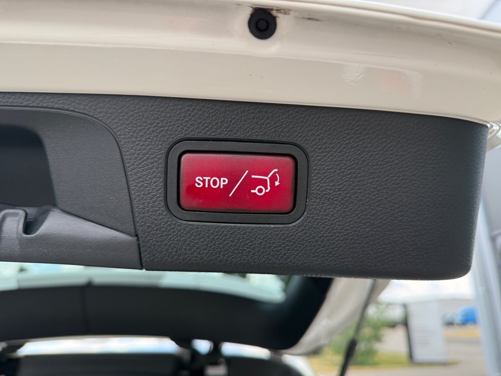 Ausstattungslinien und -Pakete:  Ablagepaket,   AMG Line Exterieur:  AMG Line Interieur:  AMG Styling:  Chrom-Paket Exterieur,   Innenraum-Lichtpaket,   Sitzkomfort-Paket:  Spiegel-Paket:Exterieur:  Ablagefach unter Ladeboden abschließbar,   AdBlue® Behälter,   Anhängevorrichtung mit ESP® Anhängerstabilisierung:  Außenspiegel elektrisch anklappbar:  Dachreling in poliertem Aluminium,   Einstiegsleisten mit "Mercedes-Benz" Schriftzug, beleuchtet:  Fahrzeug mit Linkslenkung,   Flexibles Ladesystem Pro,   Kraftstoffbehälter mit größerem Volumen 66 l,   LED High Performance-Scheinwerfer (Rechtsverkehr):  Scheibenwaschanlage beheizt,   Scheibenwischer mit Regensensor,   Wegfall Typkennzeichen auf KofferraumdeckelInterieur:  4-Wege-Lordosenstütze,   12V-Steckdose im Gepäckraum,   Ambientebeleuchtung:  Bedienungsanleitung und Serviceinformation - deutsch,   Doppelcupholder:  EASY-PACK Laderaumabdeckung:  Innenhimmel Stoff schwarz,   Klimatisierungsautomatik THERMATIC:  Serviceintervall 25.000 km:  Sitzheizung für Fahrer und Beifahrer,   Trennnetz zur Gepäckraumabtrennung und Insassenschutz,   Zierelemente Klavierlackoptik schwarz / Aluminium mit Längsschliff hell:Multimedia:  COMAND Online:  Digitales Extra: Vorrüstung für Live Traffic Information,   DVD-Player,   Kommunikationsmodul (UMTS) für die Nutzung von Mercedes me connect Diensten,   Mercedes-Benz Notrufsystem:  Sprache Kombiinstrument - deutsch,   Telefon-Antenne,   Touchpad mit Controller:  Vorrüstung für Remote OnlineKomfort und Umwelt:  9G-TRONIC:  Aktiver Park-Assistent mit PARKTRONIC:  Diesel Abgasreinigung BLUETEC (SCR),   Dieselpartikelfilter:  Digitales Extra: Adaptiver Fernlicht-Assistent,   Dynamic Select,   Easy-Pack Heckklappe:  ECO Start-Stop Funktion:  i-Size Kindersitzbefestigung,   Innen- und Außenspiegel automatisch abblendend,   Panorama-Schiebedach:  Softwaresteuerung für Kraftfrei in Stellung D,   Sportfahrwerk:  Tempomat:  Totwinkel-Assistent:  Verkehrszeichen-Assistent:Sicherheit:  Aktiver Brems-Assistent:  Automatische Beifahrerairbag-Abschaltung,   Fond-Sicherheitsgurt mit Gurtkraftbegrenzer,   Fondgurt-Statusanzeige im Kombiinstrument,   Kneebag:  Reifendruckkontrolle (RDK):Weiteres:  Änderungsjahr,   Kältemittel 1234yf,   Ledernachbildung ARTICO / Mikrofaser MICROCUT Polsterung Ledernachbildung ARTICO / Mikrofaser MICROC,   Modelljahrcode,   Steuercode Vertrieb  f. Code 475.