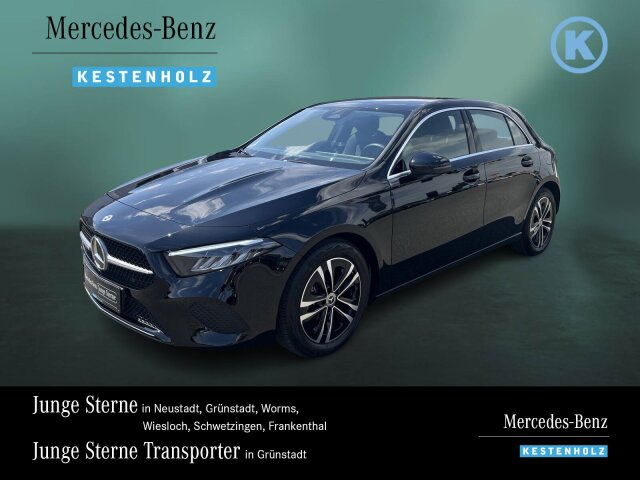 Interne Fahrzeugnr.:: 404678Ausstattungslinien und -Pakete:  Advanced-Paket,   Licht- und Sicht-Paket,   Park-Paket mit Rückfahrkamera,   Progressive Line Advanced,   Sitzkomfort-Paket,   Spiegel-Paket,   USB-Paket Plus,   Winter-PaketExterieur:  Außenspiegel elektrisch anklappbar,   LED High Performance-Scheinwerfer,   Mild Hybrid Antrieb,   Scheibenwaschanlage beheizt,   Scheibenwischer mit RegensensorInterieur:  4-Wege-Lordosenstütze,   Ablagefach in Mittelkonsole mit Rollo,   Bedienungsanleitung und Serviceinformation - deutsch,   Doppelcupholder,   Gepäcknetz an Fahrer- und Beifahrerlehne,   Innenhimmel Stoff kristallgrau,   Innenspiegel automatisch abblendend,   Klimatisierungsautomatik THERMATIC,   Komfortsitze,   Sitzheizung für Fahrer und Beifahrer,   Sitzlehnen im Fond klappbar,   Sonnenblende mit beleuchtetem Make-up-Spiegel,   Zierelemente Carbonoptik dunkelMultimedia:  Central Media Display,   Digitales Extra: Erweiterte Funktionen MBUX,   Digitales Extra: Festplatten-Navigation,   Digitales Extra: MBUX Navigation Premium,   Digitales Extra: Remote Services,   Digitales Extra: Vorrüstung für Live Traffic Information,   Digitales Radio,   GPS-Antenne,   Kommunikationsmodul (LTE) für die Nutzung von Digitalen Extras,   MBUX Multimediasystem,   Mercedes-Benz Notrufsystem,   Volldigitales Instrumenten-DisplayKomfort und Umwelt:  Aktiver Park-Assistent mit PARKTRONIC,   Aktiver Spurhalte-Assistent,   Digitales Extra: Adaptiver Fernlicht-Assistent,   Digitales Extra: Verkehrszeichen-Assistent,   Dynamic Select,   Komfortfahrwerk,   Lenkradheizung,   Lenkradschaltpaddles,   Multifunktions-Sportlenkrad in Leder,   Passive Personenanwesenheitserinnerung,   Totwinkel-Assistent,   Vorrüstung für DISTRONICSicherheit:  Aktiver Brems-Assistent,   Ausstiegswarnfunktion,   Automatische Beifahrerairbag-Abschaltung,   Fußgängerschutz,   Kneebag.