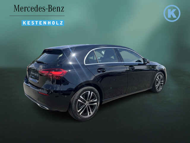 Interne Fahrzeugnr.:: 404678Ausstattungslinien und -Pakete:  Advanced-Paket,   Licht- und Sicht-Paket,   Park-Paket mit Rückfahrkamera,   Progressive Line Advanced,   Sitzkomfort-Paket,   Spiegel-Paket,   USB-Paket Plus,   Winter-PaketExterieur:  Außenspiegel elektrisch anklappbar,   LED High Performance-Scheinwerfer,   Mild Hybrid Antrieb,   Scheibenwaschanlage beheizt,   Scheibenwischer mit RegensensorInterieur:  4-Wege-Lordosenstütze,   Ablagefach in Mittelkonsole mit Rollo,   Bedienungsanleitung und Serviceinformation - deutsch,   Doppelcupholder,   Gepäcknetz an Fahrer- und Beifahrerlehne,   Innenhimmel Stoff kristallgrau,   Innenspiegel automatisch abblendend,   Klimatisierungsautomatik THERMATIC,   Komfortsitze,   Sitzheizung für Fahrer und Beifahrer,   Sitzlehnen im Fond klappbar,   Sonnenblende mit beleuchtetem Make-up-Spiegel,   Zierelemente Carbonoptik dunkelMultimedia:  Central Media Display,   Digitales Extra: Erweiterte Funktionen MBUX,   Digitales Extra: Festplatten-Navigation,   Digitales Extra: MBUX Navigation Premium,   Digitales Extra: Remote Services,   Digitales Extra: Vorrüstung für Live Traffic Information,   Digitales Radio,   GPS-Antenne,   Kommunikationsmodul (LTE) für die Nutzung von Digitalen Extras,   MBUX Multimediasystem,   Mercedes-Benz Notrufsystem,   Volldigitales Instrumenten-DisplayKomfort und Umwelt:  Aktiver Park-Assistent mit PARKTRONIC,   Aktiver Spurhalte-Assistent,   Digitales Extra: Adaptiver Fernlicht-Assistent,   Digitales Extra: Verkehrszeichen-Assistent,   Dynamic Select,   Komfortfahrwerk,   Lenkradheizung,   Lenkradschaltpaddles,   Multifunktions-Sportlenkrad in Leder,   Passive Personenanwesenheitserinnerung,   Totwinkel-Assistent,   Vorrüstung für DISTRONICSicherheit:  Aktiver Brems-Assistent,   Ausstiegswarnfunktion,   Automatische Beifahrerairbag-Abschaltung,   Fußgängerschutz,   Kneebag.