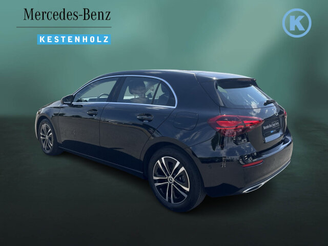 Interne Fahrzeugnr.:: 404678Ausstattungslinien und -Pakete:  Advanced-Paket,   Licht- und Sicht-Paket,   Park-Paket mit Rückfahrkamera,   Progressive Line Advanced,   Sitzkomfort-Paket,   Spiegel-Paket,   USB-Paket Plus,   Winter-PaketExterieur:  Außenspiegel elektrisch anklappbar,   LED High Performance-Scheinwerfer,   Mild Hybrid Antrieb,   Scheibenwaschanlage beheizt,   Scheibenwischer mit RegensensorInterieur:  4-Wege-Lordosenstütze,   Ablagefach in Mittelkonsole mit Rollo,   Bedienungsanleitung und Serviceinformation - deutsch,   Doppelcupholder,   Gepäcknetz an Fahrer- und Beifahrerlehne,   Innenhimmel Stoff kristallgrau,   Innenspiegel automatisch abblendend,   Klimatisierungsautomatik THERMATIC,   Komfortsitze,   Sitzheizung für Fahrer und Beifahrer,   Sitzlehnen im Fond klappbar,   Sonnenblende mit beleuchtetem Make-up-Spiegel,   Zierelemente Carbonoptik dunkelMultimedia:  Central Media Display,   Digitales Extra: Erweiterte Funktionen MBUX,   Digitales Extra: Festplatten-Navigation,   Digitales Extra: MBUX Navigation Premium,   Digitales Extra: Remote Services,   Digitales Extra: Vorrüstung für Live Traffic Information,   Digitales Radio,   GPS-Antenne,   Kommunikationsmodul (LTE) für die Nutzung von Digitalen Extras,   MBUX Multimediasystem,   Mercedes-Benz Notrufsystem,   Volldigitales Instrumenten-DisplayKomfort und Umwelt:  Aktiver Park-Assistent mit PARKTRONIC,   Aktiver Spurhalte-Assistent,   Digitales Extra: Adaptiver Fernlicht-Assistent,   Digitales Extra: Verkehrszeichen-Assistent,   Dynamic Select,   Komfortfahrwerk,   Lenkradheizung,   Lenkradschaltpaddles,   Multifunktions-Sportlenkrad in Leder,   Passive Personenanwesenheitserinnerung,   Totwinkel-Assistent,   Vorrüstung für DISTRONICSicherheit:  Aktiver Brems-Assistent,   Ausstiegswarnfunktion,   Automatische Beifahrerairbag-Abschaltung,   Fußgängerschutz,   Kneebag.