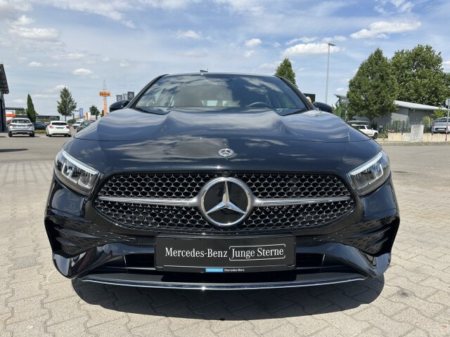 Interne Fahrzeugnr.:: 404681Ausstattungslinien und -Pakete:  AMG Line,   AMG Line Advanced Plus,   AMG Styling,   Laderaum-Paket,   Licht- und Sicht-Paket,   Park-Paket mit Rückfahrkamera,   Sitzkomfort-Paket,   Spiegel-Paket,   USB-Paket Plus,   Winter-PaketExterieur:  Außenspiegel elektrisch anklappbar,   LED High Performance-Scheinwerfer,   Mild Hybrid Antrieb,   Scheibenwaschanlage beheizt,   Scheibenwischer mit Regensensor,   VerbundlenkerachseInterieur:  4-Wege-Lordosenstütze,   12V-Steckdose im Gepäckraum,   Ablagefach in Mittelkonsole mit Rollo,   Ambientebeleuchtung,   Armlehne im Fond,   Doppelcupholder,   Gepäcknetz an Fahrer- und Beifahrerlehne,   Innenhimmel Stoff schwarz,   Innenspiegel automatisch abblendend,   Klimatisierungsautomatik THERMATIC,   Sitzheizung für Fahrer und Beifahrer,   Sitzlehnen im Fond klappbar,   Sonnenblende mit beleuchtetem Make-up-Spiegel,   SportsitzeMultimedia:  Android Auto,   Apple CarPlay,   Central Media Display,   Digitales Extra: Erweiterte Funktionen MBUX,   Digitales Extra: Festplatten-Navigation,   Digitales Extra: MBUX Navigation Premium,   Digitales Extra: Smartphone Integration,   Digitales Extra: Vorrüstung für Live Traffic Information,   Digitales Radio,   GPS-Antenne,   Kabelloses Ladesystem für mobile Endgeräte vorn,   MBUX Multimediasystem,   Mercedes-Benz Notrufsystem,   Volldigitales Instrumenten-DisplayKomfort und Umwelt:  Aktiver Park-Assistent mit PARKTRONIC,   Aktiver Spurhalte-Assistent,   Digitales Extra: Adaptiver Fernlicht-Assistent,   Digitales Extra: Verkehrszeichen-Assistent,   Direktlenkung,   Dynamic Select,   Galvanisierte Lenkradschaltpaddles,   Keyless-Go,   Komfortfahrwerk mit Tieferlegung,   Lenkradheizung,   Multifunktions-Sportlenkrad in Leder Nappa,   Passive Personenanwesenheitserinnerung,   Rückfahrkamera,   Vorrüstung für DISTRONICSicherheit:  Aktiver Brems-Assistent,   Automatische Beifahrerairbag-Abschaltung,   Fingerabdrucksensor,   Fußgängerschutz,   Kneebag,   TIREFITWeiteres:  Advanced-Plus-Paket mit Digitalen Extras.