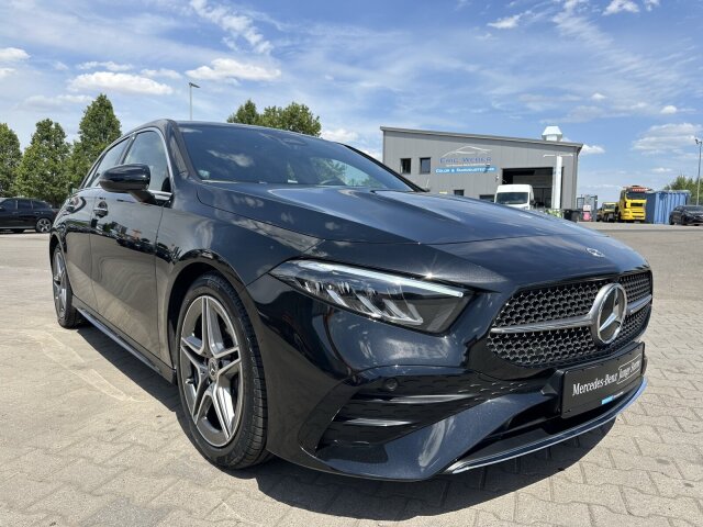 Interne Fahrzeugnr.:: 404681Ausstattungslinien und -Pakete:  AMG Line,   AMG Line Advanced Plus,   AMG Styling,   Laderaum-Paket,   Licht- und Sicht-Paket,   Park-Paket mit Rückfahrkamera,   Sitzkomfort-Paket,   Spiegel-Paket,   USB-Paket Plus,   Winter-PaketExterieur:  Außenspiegel elektrisch anklappbar,   LED High Performance-Scheinwerfer,   Mild Hybrid Antrieb,   Scheibenwaschanlage beheizt,   Scheibenwischer mit Regensensor,   VerbundlenkerachseInterieur:  4-Wege-Lordosenstütze,   12V-Steckdose im Gepäckraum,   Ablagefach in Mittelkonsole mit Rollo,   Ambientebeleuchtung,   Armlehne im Fond,   Doppelcupholder,   Gepäcknetz an Fahrer- und Beifahrerlehne,   Innenhimmel Stoff schwarz,   Innenspiegel automatisch abblendend,   Klimatisierungsautomatik THERMATIC,   Sitzheizung für Fahrer und Beifahrer,   Sitzlehnen im Fond klappbar,   Sonnenblende mit beleuchtetem Make-up-Spiegel,   SportsitzeMultimedia:  Android Auto,   Apple CarPlay,   Central Media Display,   Digitales Extra: Erweiterte Funktionen MBUX,   Digitales Extra: Festplatten-Navigation,   Digitales Extra: MBUX Navigation Premium,   Digitales Extra: Smartphone Integration,   Digitales Extra: Vorrüstung für Live Traffic Information,   Digitales Radio,   GPS-Antenne,   Kabelloses Ladesystem für mobile Endgeräte vorn,   MBUX Multimediasystem,   Mercedes-Benz Notrufsystem,   Volldigitales Instrumenten-DisplayKomfort und Umwelt:  Aktiver Park-Assistent mit PARKTRONIC,   Aktiver Spurhalte-Assistent,   Digitales Extra: Adaptiver Fernlicht-Assistent,   Digitales Extra: Verkehrszeichen-Assistent,   Direktlenkung,   Dynamic Select,   Galvanisierte Lenkradschaltpaddles,   Keyless-Go,   Komfortfahrwerk mit Tieferlegung,   Lenkradheizung,   Multifunktions-Sportlenkrad in Leder Nappa,   Passive Personenanwesenheitserinnerung,   Rückfahrkamera,   Vorrüstung für DISTRONICSicherheit:  Aktiver Brems-Assistent,   Automatische Beifahrerairbag-Abschaltung,   Fingerabdrucksensor,   Fußgängerschutz,   Kneebag,   TIREFITWeiteres:  Advanced-Plus-Paket mit Digitalen Extras.