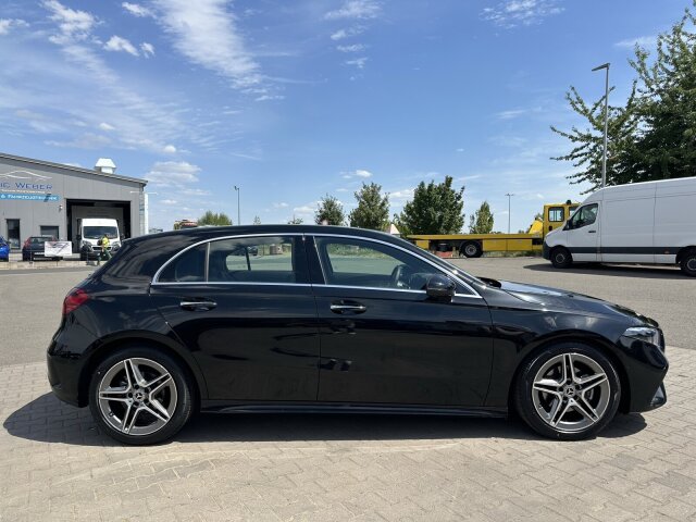 Interne Fahrzeugnr.:: 404681Ausstattungslinien und -Pakete:  AMG Line,   AMG Line Advanced Plus,   AMG Styling,   Laderaum-Paket,   Licht- und Sicht-Paket,   Park-Paket mit Rückfahrkamera,   Sitzkomfort-Paket,   Spiegel-Paket,   USB-Paket Plus,   Winter-PaketExterieur:  Außenspiegel elektrisch anklappbar,   LED High Performance-Scheinwerfer,   Mild Hybrid Antrieb,   Scheibenwaschanlage beheizt,   Scheibenwischer mit Regensensor,   VerbundlenkerachseInterieur:  4-Wege-Lordosenstütze,   12V-Steckdose im Gepäckraum,   Ablagefach in Mittelkonsole mit Rollo,   Ambientebeleuchtung,   Armlehne im Fond,   Doppelcupholder,   Gepäcknetz an Fahrer- und Beifahrerlehne,   Innenhimmel Stoff schwarz,   Innenspiegel automatisch abblendend,   Klimatisierungsautomatik THERMATIC,   Sitzheizung für Fahrer und Beifahrer,   Sitzlehnen im Fond klappbar,   Sonnenblende mit beleuchtetem Make-up-Spiegel,   SportsitzeMultimedia:  Android Auto,   Apple CarPlay,   Central Media Display,   Digitales Extra: Erweiterte Funktionen MBUX,   Digitales Extra: Festplatten-Navigation,   Digitales Extra: MBUX Navigation Premium,   Digitales Extra: Smartphone Integration,   Digitales Extra: Vorrüstung für Live Traffic Information,   Digitales Radio,   GPS-Antenne,   Kabelloses Ladesystem für mobile Endgeräte vorn,   MBUX Multimediasystem,   Mercedes-Benz Notrufsystem,   Volldigitales Instrumenten-DisplayKomfort und Umwelt:  Aktiver Park-Assistent mit PARKTRONIC,   Aktiver Spurhalte-Assistent,   Digitales Extra: Adaptiver Fernlicht-Assistent,   Digitales Extra: Verkehrszeichen-Assistent,   Direktlenkung,   Dynamic Select,   Galvanisierte Lenkradschaltpaddles,   Keyless-Go,   Komfortfahrwerk mit Tieferlegung,   Lenkradheizung,   Multifunktions-Sportlenkrad in Leder Nappa,   Passive Personenanwesenheitserinnerung,   Rückfahrkamera,   Vorrüstung für DISTRONICSicherheit:  Aktiver Brems-Assistent,   Automatische Beifahrerairbag-Abschaltung,   Fingerabdrucksensor,   Fußgängerschutz,   Kneebag,   TIREFITWeiteres:  Advanced-Plus-Paket mit Digitalen Extras.