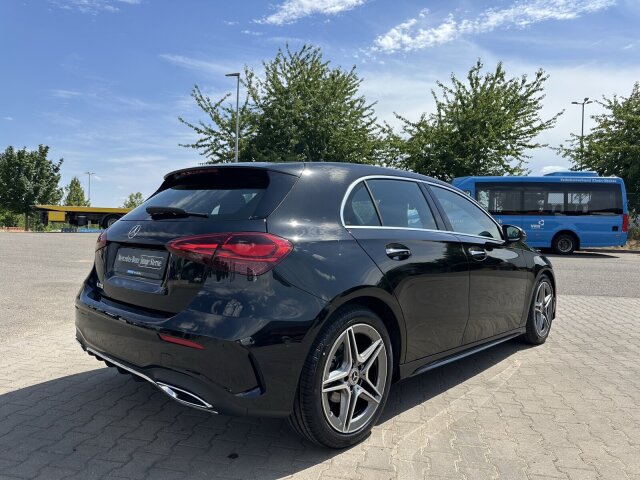Interne Fahrzeugnr.:: 404681Ausstattungslinien und -Pakete:  AMG Line,   AMG Line Advanced Plus,   AMG Styling,   Laderaum-Paket,   Licht- und Sicht-Paket,   Park-Paket mit Rückfahrkamera,   Sitzkomfort-Paket,   Spiegel-Paket,   USB-Paket Plus,   Winter-PaketExterieur:  Außenspiegel elektrisch anklappbar,   LED High Performance-Scheinwerfer,   Mild Hybrid Antrieb,   Scheibenwaschanlage beheizt,   Scheibenwischer mit Regensensor,   VerbundlenkerachseInterieur:  4-Wege-Lordosenstütze,   12V-Steckdose im Gepäckraum,   Ablagefach in Mittelkonsole mit Rollo,   Ambientebeleuchtung,   Armlehne im Fond,   Doppelcupholder,   Gepäcknetz an Fahrer- und Beifahrerlehne,   Innenhimmel Stoff schwarz,   Innenspiegel automatisch abblendend,   Klimatisierungsautomatik THERMATIC,   Sitzheizung für Fahrer und Beifahrer,   Sitzlehnen im Fond klappbar,   Sonnenblende mit beleuchtetem Make-up-Spiegel,   SportsitzeMultimedia:  Android Auto,   Apple CarPlay,   Central Media Display,   Digitales Extra: Erweiterte Funktionen MBUX,   Digitales Extra: Festplatten-Navigation,   Digitales Extra: MBUX Navigation Premium,   Digitales Extra: Smartphone Integration,   Digitales Extra: Vorrüstung für Live Traffic Information,   Digitales Radio,   GPS-Antenne,   Kabelloses Ladesystem für mobile Endgeräte vorn,   MBUX Multimediasystem,   Mercedes-Benz Notrufsystem,   Volldigitales Instrumenten-DisplayKomfort und Umwelt:  Aktiver Park-Assistent mit PARKTRONIC,   Aktiver Spurhalte-Assistent,   Digitales Extra: Adaptiver Fernlicht-Assistent,   Digitales Extra: Verkehrszeichen-Assistent,   Direktlenkung,   Dynamic Select,   Galvanisierte Lenkradschaltpaddles,   Keyless-Go,   Komfortfahrwerk mit Tieferlegung,   Lenkradheizung,   Multifunktions-Sportlenkrad in Leder Nappa,   Passive Personenanwesenheitserinnerung,   Rückfahrkamera,   Vorrüstung für DISTRONICSicherheit:  Aktiver Brems-Assistent,   Automatische Beifahrerairbag-Abschaltung,   Fingerabdrucksensor,   Fußgängerschutz,   Kneebag,   TIREFITWeiteres:  Advanced-Plus-Paket mit Digitalen Extras.