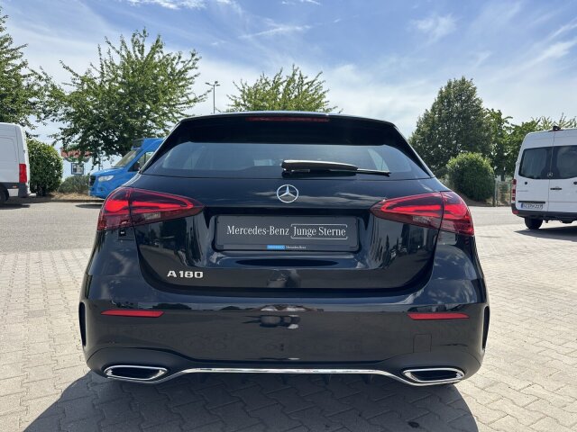 Interne Fahrzeugnr.:: 404681Ausstattungslinien und -Pakete:  AMG Line,   AMG Line Advanced Plus,   AMG Styling,   Laderaum-Paket,   Licht- und Sicht-Paket,   Park-Paket mit Rückfahrkamera,   Sitzkomfort-Paket,   Spiegel-Paket,   USB-Paket Plus,   Winter-PaketExterieur:  Außenspiegel elektrisch anklappbar,   LED High Performance-Scheinwerfer,   Mild Hybrid Antrieb,   Scheibenwaschanlage beheizt,   Scheibenwischer mit Regensensor,   VerbundlenkerachseInterieur:  4-Wege-Lordosenstütze,   12V-Steckdose im Gepäckraum,   Ablagefach in Mittelkonsole mit Rollo,   Ambientebeleuchtung,   Armlehne im Fond,   Doppelcupholder,   Gepäcknetz an Fahrer- und Beifahrerlehne,   Innenhimmel Stoff schwarz,   Innenspiegel automatisch abblendend,   Klimatisierungsautomatik THERMATIC,   Sitzheizung für Fahrer und Beifahrer,   Sitzlehnen im Fond klappbar,   Sonnenblende mit beleuchtetem Make-up-Spiegel,   SportsitzeMultimedia:  Android Auto,   Apple CarPlay,   Central Media Display,   Digitales Extra: Erweiterte Funktionen MBUX,   Digitales Extra: Festplatten-Navigation,   Digitales Extra: MBUX Navigation Premium,   Digitales Extra: Smartphone Integration,   Digitales Extra: Vorrüstung für Live Traffic Information,   Digitales Radio,   GPS-Antenne,   Kabelloses Ladesystem für mobile Endgeräte vorn,   MBUX Multimediasystem,   Mercedes-Benz Notrufsystem,   Volldigitales Instrumenten-DisplayKomfort und Umwelt:  Aktiver Park-Assistent mit PARKTRONIC,   Aktiver Spurhalte-Assistent,   Digitales Extra: Adaptiver Fernlicht-Assistent,   Digitales Extra: Verkehrszeichen-Assistent,   Direktlenkung,   Dynamic Select,   Galvanisierte Lenkradschaltpaddles,   Keyless-Go,   Komfortfahrwerk mit Tieferlegung,   Lenkradheizung,   Multifunktions-Sportlenkrad in Leder Nappa,   Passive Personenanwesenheitserinnerung,   Rückfahrkamera,   Vorrüstung für DISTRONICSicherheit:  Aktiver Brems-Assistent,   Automatische Beifahrerairbag-Abschaltung,   Fingerabdrucksensor,   Fußgängerschutz,   Kneebag,   TIREFITWeiteres:  Advanced-Plus-Paket mit Digitalen Extras.