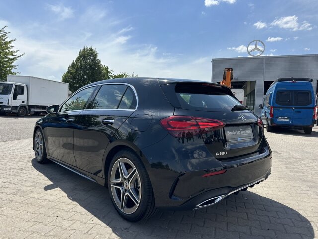 Interne Fahrzeugnr.:: 404681Ausstattungslinien und -Pakete:  AMG Line,   AMG Line Advanced Plus,   AMG Styling,   Laderaum-Paket,   Licht- und Sicht-Paket,   Park-Paket mit Rückfahrkamera,   Sitzkomfort-Paket,   Spiegel-Paket,   USB-Paket Plus,   Winter-PaketExterieur:  Außenspiegel elektrisch anklappbar,   LED High Performance-Scheinwerfer,   Mild Hybrid Antrieb,   Scheibenwaschanlage beheizt,   Scheibenwischer mit Regensensor,   VerbundlenkerachseInterieur:  4-Wege-Lordosenstütze,   12V-Steckdose im Gepäckraum,   Ablagefach in Mittelkonsole mit Rollo,   Ambientebeleuchtung,   Armlehne im Fond,   Doppelcupholder,   Gepäcknetz an Fahrer- und Beifahrerlehne,   Innenhimmel Stoff schwarz,   Innenspiegel automatisch abblendend,   Klimatisierungsautomatik THERMATIC,   Sitzheizung für Fahrer und Beifahrer,   Sitzlehnen im Fond klappbar,   Sonnenblende mit beleuchtetem Make-up-Spiegel,   SportsitzeMultimedia:  Android Auto,   Apple CarPlay,   Central Media Display,   Digitales Extra: Erweiterte Funktionen MBUX,   Digitales Extra: Festplatten-Navigation,   Digitales Extra: MBUX Navigation Premium,   Digitales Extra: Smartphone Integration,   Digitales Extra: Vorrüstung für Live Traffic Information,   Digitales Radio,   GPS-Antenne,   Kabelloses Ladesystem für mobile Endgeräte vorn,   MBUX Multimediasystem,   Mercedes-Benz Notrufsystem,   Volldigitales Instrumenten-DisplayKomfort und Umwelt:  Aktiver Park-Assistent mit PARKTRONIC,   Aktiver Spurhalte-Assistent,   Digitales Extra: Adaptiver Fernlicht-Assistent,   Digitales Extra: Verkehrszeichen-Assistent,   Direktlenkung,   Dynamic Select,   Galvanisierte Lenkradschaltpaddles,   Keyless-Go,   Komfortfahrwerk mit Tieferlegung,   Lenkradheizung,   Multifunktions-Sportlenkrad in Leder Nappa,   Passive Personenanwesenheitserinnerung,   Rückfahrkamera,   Vorrüstung für DISTRONICSicherheit:  Aktiver Brems-Assistent,   Automatische Beifahrerairbag-Abschaltung,   Fingerabdrucksensor,   Fußgängerschutz,   Kneebag,   TIREFITWeiteres:  Advanced-Plus-Paket mit Digitalen Extras.