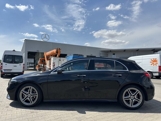 Interne Fahrzeugnr.:: 404681Ausstattungslinien und -Pakete:  AMG Line,   AMG Line Advanced Plus,   AMG Styling,   Laderaum-Paket,   Licht- und Sicht-Paket,   Park-Paket mit Rückfahrkamera,   Sitzkomfort-Paket,   Spiegel-Paket,   USB-Paket Plus,   Winter-PaketExterieur:  Außenspiegel elektrisch anklappbar,   LED High Performance-Scheinwerfer,   Mild Hybrid Antrieb,   Scheibenwaschanlage beheizt,   Scheibenwischer mit Regensensor,   VerbundlenkerachseInterieur:  4-Wege-Lordosenstütze,   12V-Steckdose im Gepäckraum,   Ablagefach in Mittelkonsole mit Rollo,   Ambientebeleuchtung,   Armlehne im Fond,   Doppelcupholder,   Gepäcknetz an Fahrer- und Beifahrerlehne,   Innenhimmel Stoff schwarz,   Innenspiegel automatisch abblendend,   Klimatisierungsautomatik THERMATIC,   Sitzheizung für Fahrer und Beifahrer,   Sitzlehnen im Fond klappbar,   Sonnenblende mit beleuchtetem Make-up-Spiegel,   SportsitzeMultimedia:  Android Auto,   Apple CarPlay,   Central Media Display,   Digitales Extra: Erweiterte Funktionen MBUX,   Digitales Extra: Festplatten-Navigation,   Digitales Extra: MBUX Navigation Premium,   Digitales Extra: Smartphone Integration,   Digitales Extra: Vorrüstung für Live Traffic Information,   Digitales Radio,   GPS-Antenne,   Kabelloses Ladesystem für mobile Endgeräte vorn,   MBUX Multimediasystem,   Mercedes-Benz Notrufsystem,   Volldigitales Instrumenten-DisplayKomfort und Umwelt:  Aktiver Park-Assistent mit PARKTRONIC,   Aktiver Spurhalte-Assistent,   Digitales Extra: Adaptiver Fernlicht-Assistent,   Digitales Extra: Verkehrszeichen-Assistent,   Direktlenkung,   Dynamic Select,   Galvanisierte Lenkradschaltpaddles,   Keyless-Go,   Komfortfahrwerk mit Tieferlegung,   Lenkradheizung,   Multifunktions-Sportlenkrad in Leder Nappa,   Passive Personenanwesenheitserinnerung,   Rückfahrkamera,   Vorrüstung für DISTRONICSicherheit:  Aktiver Brems-Assistent,   Automatische Beifahrerairbag-Abschaltung,   Fingerabdrucksensor,   Fußgängerschutz,   Kneebag,   TIREFITWeiteres:  Advanced-Plus-Paket mit Digitalen Extras.