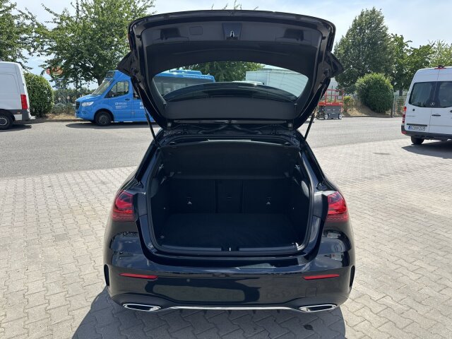 Interne Fahrzeugnr.:: 404681Ausstattungslinien und -Pakete:  AMG Line,   AMG Line Advanced Plus,   AMG Styling,   Laderaum-Paket,   Licht- und Sicht-Paket,   Park-Paket mit Rückfahrkamera,   Sitzkomfort-Paket,   Spiegel-Paket,   USB-Paket Plus,   Winter-PaketExterieur:  Außenspiegel elektrisch anklappbar,   LED High Performance-Scheinwerfer,   Mild Hybrid Antrieb,   Scheibenwaschanlage beheizt,   Scheibenwischer mit Regensensor,   VerbundlenkerachseInterieur:  4-Wege-Lordosenstütze,   12V-Steckdose im Gepäckraum,   Ablagefach in Mittelkonsole mit Rollo,   Ambientebeleuchtung,   Armlehne im Fond,   Doppelcupholder,   Gepäcknetz an Fahrer- und Beifahrerlehne,   Innenhimmel Stoff schwarz,   Innenspiegel automatisch abblendend,   Klimatisierungsautomatik THERMATIC,   Sitzheizung für Fahrer und Beifahrer,   Sitzlehnen im Fond klappbar,   Sonnenblende mit beleuchtetem Make-up-Spiegel,   SportsitzeMultimedia:  Android Auto,   Apple CarPlay,   Central Media Display,   Digitales Extra: Erweiterte Funktionen MBUX,   Digitales Extra: Festplatten-Navigation,   Digitales Extra: MBUX Navigation Premium,   Digitales Extra: Smartphone Integration,   Digitales Extra: Vorrüstung für Live Traffic Information,   Digitales Radio,   GPS-Antenne,   Kabelloses Ladesystem für mobile Endgeräte vorn,   MBUX Multimediasystem,   Mercedes-Benz Notrufsystem,   Volldigitales Instrumenten-DisplayKomfort und Umwelt:  Aktiver Park-Assistent mit PARKTRONIC,   Aktiver Spurhalte-Assistent,   Digitales Extra: Adaptiver Fernlicht-Assistent,   Digitales Extra: Verkehrszeichen-Assistent,   Direktlenkung,   Dynamic Select,   Galvanisierte Lenkradschaltpaddles,   Keyless-Go,   Komfortfahrwerk mit Tieferlegung,   Lenkradheizung,   Multifunktions-Sportlenkrad in Leder Nappa,   Passive Personenanwesenheitserinnerung,   Rückfahrkamera,   Vorrüstung für DISTRONICSicherheit:  Aktiver Brems-Assistent,   Automatische Beifahrerairbag-Abschaltung,   Fingerabdrucksensor,   Fußgängerschutz,   Kneebag,   TIREFITWeiteres:  Advanced-Plus-Paket mit Digitalen Extras.