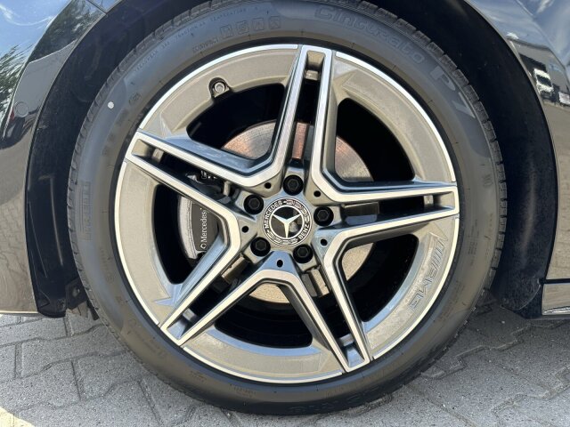 Interne Fahrzeugnr.:: 404681Ausstattungslinien und -Pakete:  AMG Line,   AMG Line Advanced Plus,   AMG Styling,   Laderaum-Paket,   Licht- und Sicht-Paket,   Park-Paket mit Rückfahrkamera,   Sitzkomfort-Paket,   Spiegel-Paket,   USB-Paket Plus,   Winter-PaketExterieur:  Außenspiegel elektrisch anklappbar,   LED High Performance-Scheinwerfer,   Mild Hybrid Antrieb,   Scheibenwaschanlage beheizt,   Scheibenwischer mit Regensensor,   VerbundlenkerachseInterieur:  4-Wege-Lordosenstütze,   12V-Steckdose im Gepäckraum,   Ablagefach in Mittelkonsole mit Rollo,   Ambientebeleuchtung,   Armlehne im Fond,   Doppelcupholder,   Gepäcknetz an Fahrer- und Beifahrerlehne,   Innenhimmel Stoff schwarz,   Innenspiegel automatisch abblendend,   Klimatisierungsautomatik THERMATIC,   Sitzheizung für Fahrer und Beifahrer,   Sitzlehnen im Fond klappbar,   Sonnenblende mit beleuchtetem Make-up-Spiegel,   SportsitzeMultimedia:  Android Auto,   Apple CarPlay,   Central Media Display,   Digitales Extra: Erweiterte Funktionen MBUX,   Digitales Extra: Festplatten-Navigation,   Digitales Extra: MBUX Navigation Premium,   Digitales Extra: Smartphone Integration,   Digitales Extra: Vorrüstung für Live Traffic Information,   Digitales Radio,   GPS-Antenne,   Kabelloses Ladesystem für mobile Endgeräte vorn,   MBUX Multimediasystem,   Mercedes-Benz Notrufsystem,   Volldigitales Instrumenten-DisplayKomfort und Umwelt:  Aktiver Park-Assistent mit PARKTRONIC,   Aktiver Spurhalte-Assistent,   Digitales Extra: Adaptiver Fernlicht-Assistent,   Digitales Extra: Verkehrszeichen-Assistent,   Direktlenkung,   Dynamic Select,   Galvanisierte Lenkradschaltpaddles,   Keyless-Go,   Komfortfahrwerk mit Tieferlegung,   Lenkradheizung,   Multifunktions-Sportlenkrad in Leder Nappa,   Passive Personenanwesenheitserinnerung,   Rückfahrkamera,   Vorrüstung für DISTRONICSicherheit:  Aktiver Brems-Assistent,   Automatische Beifahrerairbag-Abschaltung,   Fingerabdrucksensor,   Fußgängerschutz,   Kneebag,   TIREFITWeiteres:  Advanced-Plus-Paket mit Digitalen Extras.