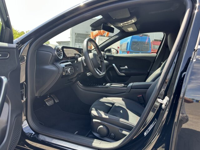 Interne Fahrzeugnr.:: 404681Ausstattungslinien und -Pakete:  AMG Line,   AMG Line Advanced Plus,   AMG Styling,   Laderaum-Paket,   Licht- und Sicht-Paket,   Park-Paket mit Rückfahrkamera,   Sitzkomfort-Paket,   Spiegel-Paket,   USB-Paket Plus,   Winter-PaketExterieur:  Außenspiegel elektrisch anklappbar,   LED High Performance-Scheinwerfer,   Mild Hybrid Antrieb,   Scheibenwaschanlage beheizt,   Scheibenwischer mit Regensensor,   VerbundlenkerachseInterieur:  4-Wege-Lordosenstütze,   12V-Steckdose im Gepäckraum,   Ablagefach in Mittelkonsole mit Rollo,   Ambientebeleuchtung,   Armlehne im Fond,   Doppelcupholder,   Gepäcknetz an Fahrer- und Beifahrerlehne,   Innenhimmel Stoff schwarz,   Innenspiegel automatisch abblendend,   Klimatisierungsautomatik THERMATIC,   Sitzheizung für Fahrer und Beifahrer,   Sitzlehnen im Fond klappbar,   Sonnenblende mit beleuchtetem Make-up-Spiegel,   SportsitzeMultimedia:  Android Auto,   Apple CarPlay,   Central Media Display,   Digitales Extra: Erweiterte Funktionen MBUX,   Digitales Extra: Festplatten-Navigation,   Digitales Extra: MBUX Navigation Premium,   Digitales Extra: Smartphone Integration,   Digitales Extra: Vorrüstung für Live Traffic Information,   Digitales Radio,   GPS-Antenne,   Kabelloses Ladesystem für mobile Endgeräte vorn,   MBUX Multimediasystem,   Mercedes-Benz Notrufsystem,   Volldigitales Instrumenten-DisplayKomfort und Umwelt:  Aktiver Park-Assistent mit PARKTRONIC,   Aktiver Spurhalte-Assistent,   Digitales Extra: Adaptiver Fernlicht-Assistent,   Digitales Extra: Verkehrszeichen-Assistent,   Direktlenkung,   Dynamic Select,   Galvanisierte Lenkradschaltpaddles,   Keyless-Go,   Komfortfahrwerk mit Tieferlegung,   Lenkradheizung,   Multifunktions-Sportlenkrad in Leder Nappa,   Passive Personenanwesenheitserinnerung,   Rückfahrkamera,   Vorrüstung für DISTRONICSicherheit:  Aktiver Brems-Assistent,   Automatische Beifahrerairbag-Abschaltung,   Fingerabdrucksensor,   Fußgängerschutz,   Kneebag,   TIREFITWeiteres:  Advanced-Plus-Paket mit Digitalen Extras.