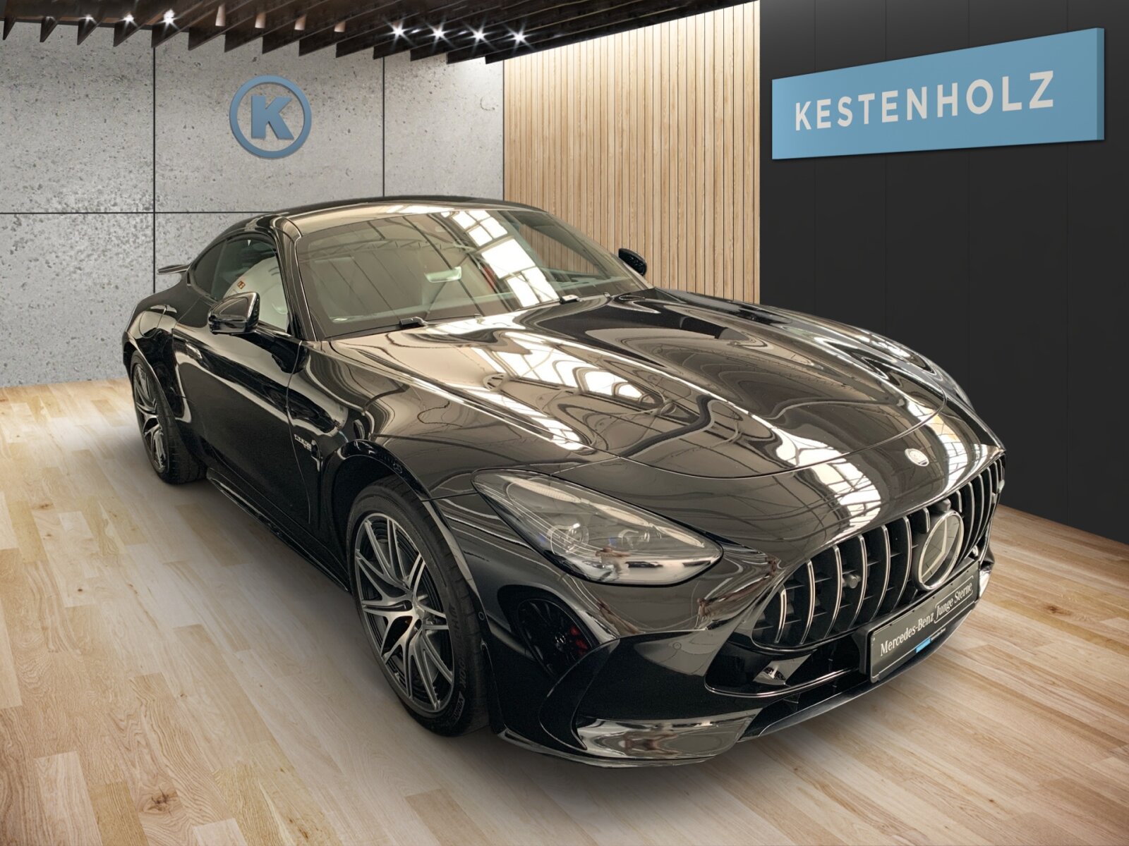 Ausstattungslinien und -Pakete:  AMG Aerodynamik-Paket,   AMG DYNAMIC PLUS Paket,   AMG Night-Paket:  ENERGIZING Paket Plus,   Fahrassistenz-Paket:  Laderaum-Paket,   Memory-Paket:  Memory Park-Assistent,   Park-Paket mit Remote-Parkfunktionen,   Premium Plus,   Spiegel-Paket:  USB-Paket PlusExterieur:  50,8 cm (20") AMG Leichtmetallräder im 10-Doppelspeichen-Design,   AIRPANEL,   AMG ACTIVE RIDE CONTROL Fahrwerk,   AMG Bremssättel gelb lackiert,   AMG Einstiegsleisten mit "AMG" Schriftzug, beleuchtet und mit Wechselcover,   AMG Heckflügel feststehend,   AMG Hinterachs-Sperrdifferenzial elektronisch,   AMG Motorlager dynamisch,   Außenspiegel elektrisch anklappbar:  Designschlüssel mit Chromapplikationen,   DIGITAL LIGHT mit Projektionsfunktion,   Fahrzeug mit Linkslenkung,   Hintere Sensoren für Spurhalte-Assistent,   Lichtinszenierung AMG (Seitenschweller mit Projektionsfunktion),   MAGIC VISION CONTROL,   Motor-Restwärmenutzung,   Motorsound-System (AMG Real Performance Sound),   Produktschutz Teilschutz,   Projektionsfunktion von Symbolen,   Radgroesse 20" Mischbereifung Variante 2 AMG,   SPEED+ - LOADINDEX 105 Y XL + 107 Y XL,   Steuer-Code - Funktion GSR-ISA,   Steuercode Demo Car,   Steuercode Demo Car MIG,   Steuercode Umstellung WLTP mit RDE,   Vorrüstung für Projektionsfunktion Animationen,   Vorrüstung für Projektionsfunktion Symbole,   Wärmedämmend dunkel getöntes GlasInterieur:  Ambientebeleuchtung:  AMG Lenkradtasten,   AMG Performance Lenkrad in Leder Nappa:  AMG Zierelemente in Schwarz hochglänzend,   Bedienungsanleitung und Serviceinformation - deutsch,   Beifahrersitz mit Gewichtserkennung,   Cupholder,   Fondsitze mit umklappbaren Sitzlehnen,   Klimatisierungsautomatik Thermotronic:  LEDER / NAPPA / SEMIANILIN,   MANUFAKTUR Innenhimmel Mikrofaser MICROCUT schwarz,   Multikontursitze für Fahrer und Beifahrer,   Sicherheitsgurte in Rot:  Sonnenblende ausziehbar,   Steckdose im KofferraumMultimedia:  AMG Track Pace:  Android Auto:  Apple CarPlay:  Burmester® Surround-Soundsystem:  Digitales Extra: Erweiterte Funktionen MBUX,   Digitales Extra: Festplatten-Navigation,   Digitales Extra: Remote Services Premium,   Digitales Extra: Smartphone Integration,   Digitales Extra: Vorrüstung für Live Traffic Information,   Digitales Extra: Vorrüstung für MBUX Entertainment Plus,   Digitales Extra: Vorrüstung für Navigationsdienste,   Digitales Radio:  Fahrerdisplay,   Head-Up Display:  Headunit Länderset für ECE (NTG 7),   Kabelloses Ladesystem für mobile Endgeräte vorn:  Kommunikationsmodul (LTE) für die Nutzung von Digitalen Extras,   MBUX Augmented Reality für Navigation:  MBUX Multimediasystem:  MBUX Navigation Premium,   Mercedes-Benz Notrufsystem:  Soundpersonalisierung,   Sprache Kombiinstrument - deutsch,   Techn. Kommunikationsmodulvariante für ECE,   Vorrüstung für digitalen Fahrzeugschlüssel für Smartphone,   Vorrüstung für digitales Radio:  Zentraldisplay:Komfort und Umwelt:  360°-Kamera:  Adaptiver Fernlicht-Assistent Plus:  Aktiver Geschwindigkeitslimit-Assistent:  Aktiver Park-Assistent:  Aktiver Spurhalte-Assistent:  Aktiver Spurwechselassistent,   AMG SPEEDSHIFT MCT 9G,   Ausweichunterstützung (Ausweichassistent),   Easy-Pack Heckklappe:  Erweitertes automatisches Wiederanfahren im Stau,   Fahrassistenz-System: Rettungsgassen-Assistent,   Hands-Free Access,   Hinterachslenkung:  i-Size Kindersitzbefestigung Beifahrersitz,   Innen- und Außenspiegel automatisch abblendend,   ISOFIX Kindersitzverankerungen:  KEYLESS-GO mit flächenbündigen Türgriffen,   KEYLESS-GO Start-Funktion:  Kraftstofftanksystem für EU6d-Norm:  Lenkradheizung:  MBUX Interieur-Assistent,   Nothalt-Assistent mit Hands-off Spurwechsel Software,   Panoramadach:  Passive Personenanwesenheitserinnerung,   Sitzklimatisierung für Fahrer und Beifahrer:  Streckenbasierte Geschwindigkeitsanpassung,   Verkehrszeichen-Assistent:Sicherheit:  AMG Hochleistungs- Verbundbremsanlage,   Deaktivierung Schließrückmeldung über Fanfare,   DISTRONIC PLUS inkl. BAS PLUS und PRE-SAFE® Bremse:  Distronic Plus Querunterstützung (DTR+Q),   Einbruch- und Diebstahlwarnanlage mit Vorrüstung für Kollisionserkennung:  Fingerabdrucksensor,   Fond-Sicherheitsgurt mit Gurtkraftbegrenzer,   Fondgurt-Statusanzeige im Instrumenten-Display,   GUARD 360° Fahrzeugschutz Plus,   Innenraumabsicherung,   Kneebag:  PRE-SAFE ® -System:  Rating Länderset EURO-NCAP,   Reifendruckkontrolle (RDK):  Sidebags:.